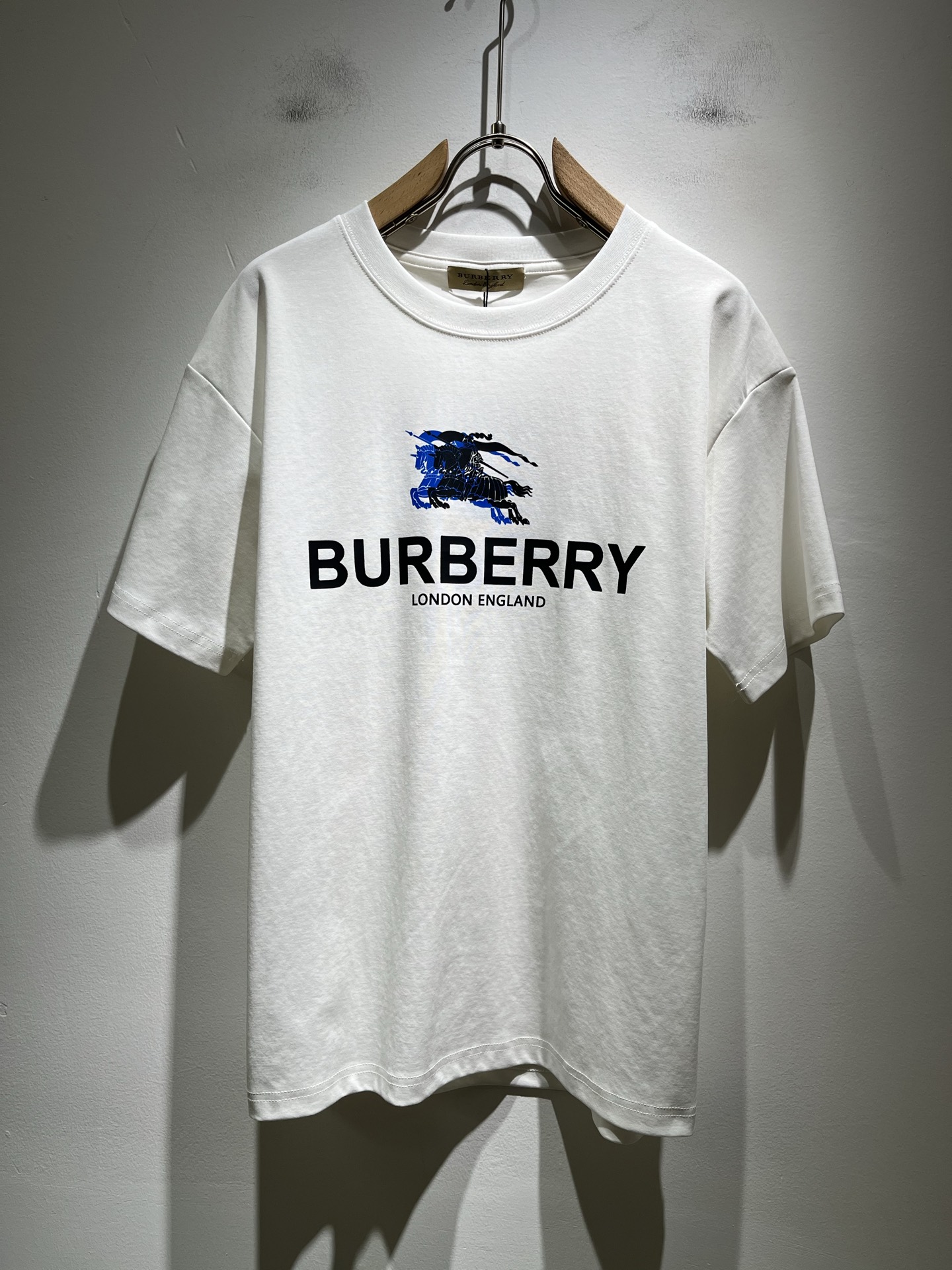 NO:475725,BURBER*Y Ba*li's new spring and summer 2025 short-sleeved T-shirt for men and women, is coming, and is made of a popular environmentally friendly pure cotton fabric recently. It is a high-end outdoor sports and leisure series, which is very popular in sports!  BUR's latest special material, logo pattern printing design!  Fabric is also called memory cloth, which refers to fabrics with morphological memory functions. It instantly kills all versions on the market. It can only be said that it is not a level of existence at all. Whether it is material, detail restoration and craftsmanship, you are not afraid of any challenges. Just to contribute wonderful products to everyone. As always, it is consistent. A style that implements the core concept of BUR will be closely tied to fashion, always maintaining perfection, a simple but not simple design style perfectly meets the outfit you need in daily life. Size: M-3XL., burberry, T-shirt, tees, t-shirt, alexander wang19860909BURBER*Y巴*莉2025春夏新品男女同款短袖T恤,重磅来袭,最近比较火热的环保纯棉面料制作而成,高端户外运动休闲系列,非常火热运动风潮！BUR最新研发的特殊材质,标志logo图案印花设计！面料也叫记忆布,是指具有形态记忆功能的面料,秒杀市面上一切版本,只能说根本就不是一个级别的存在,不管是材质还是细节还原度以及工艺制作方面,不惧任何挑战,只为给大家奉献绝妙产物一如既往,始终如一,贯彻了BUR核心理念的一个款式将与时尚紧紧的捆绑在一起,时刻保持完美,简约而不简单的的设计风格,完美的满足了你日常所需要的穿搭.尺码:M-3XL.,,burberry,T-shirt,tees，t-shirt,alexander wang,Men's clothing