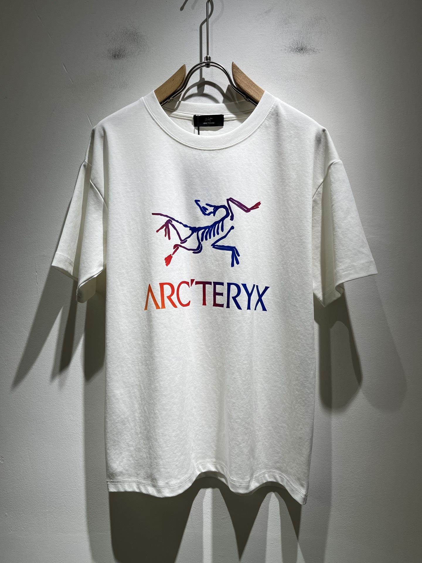 NO:475691,ARCTER*X Original Archaeological Bird 2025 spring and summer new short-sleeved T-shirt outdoor brands for men and women, perhaps the first thing that comes to mind is Canadian goose and Archaeological Bird. It gives people a feeling of trying out the label!  In addition to being quite accomplished in style design, the most obvious or most expert should be to have deeper and unique insights and attainments in fabrics. Through continuous structural research and problem-solving, and characterized by unique research on fabrics, these alone are enough to support it to become the first new logo brand image in the clothing manufacturing industry. This model uses air cotton material!  The fabric after the seiko blending feels smooth and soft, and it has both natural beauty and comfort. The large body style is cut cleanly and cleanly, and the fabric shows a different hazy structural beauty. It is made of exclusive mold customization. The fabric and its technology test the workers, can be smooth and smooth without wrinkles!  Logo logo pattern printing craft design!  It really tests the handmade work of every master!  It makes the whole clean and neat, without leaving any thread. Now men who pursue life are more refined in life!  Size M-3XL, arc'teryx, T-shirt,tees, t-shirt,alexander wang19860909ARCTER*X始*祖鸟 2025春夏新款男女同款短袖T恤户外品牌可能大家第一想到的就是加拿大鹅、始祖鸟.给人一种标签试的感觉！除了在款式设计上颇有造诣之外,最明显或者说最为拿手的,应该就是在面料上的拥有更深独特见解跟造诣了.通过不断地结构研究和问题处理,在以面料独特研究为特征,仅凭这些就已经足以支撑其成为服装制造行业中,首屈可数的新标志品牌形象.此款采用的空气棉材质！通过精工混纺之后的面料,手感细滑柔软,同时兼具自然美感跟舒适度.大身上版型裁剪简洁干净,面料上显现出了不一样朦胧的结构性美感来.独家开模定制而成,面料及其考验工人的技术,能做到平整服帖又不起皱！标志logo图案印花工艺设计！真的是很考验每位师傅的手工制作！使得整体干净利索,不留一丝线头.现在对于生活有所追求的男性也在生活中更为精致！尺码M-3XL,arc'teryx,T-shirt,tees，t-shirt,alexander wang,Men's clothing