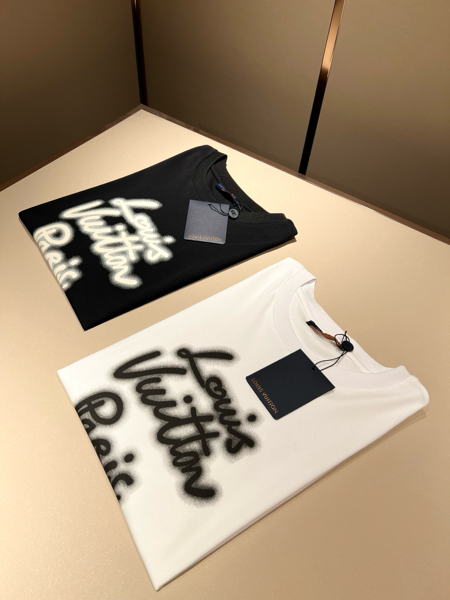 NO:475626,LouisVuitt*Louis*Deng The new series of spring and summer 2025 products are launched, a very fashionable and avant-garde short-sleeved T-shirt for men and women, with logo logo pattern printing technology modification!  Different from the past, it declares the design concept that has been passed down for many years in the brand!  Its eye-catchingness is no less than any classic style, perfectly presenting the fashionable, high-end and luxurious feeling in front of the world!  Made of imported cotton, the customer-supplied and imported cotton material is selected, with a high-quality 260g pure cotton fabric, which has a soft and soft touch, and the real thing is definitely beyond your imagination. It is extremely comfortable and breathable in close body. Even if you sweat profusely, you will not feel greasy or stuffy. It will bring sweating and moisture absorption to the extreme!  Size M-3XL, louis vuitton,louis vuitton,t-shirt,tees,t-shirt,alexander wang19860909LouisVuitt*路易*登 2025春夏全新系列单品上线,非常时髦前卫的一款男女同款短袖T恤,标识logo图案印花工艺修饰！区别于以往的不同,宣示品牌传承多年的设计理念！其吸睛度完全不亚于任何经典款式,将时髦高级感与奢华感完美呈现在世人眼前！客供进口全棉材质制成,精选优质260g纯棉面料,触感软糯亲肤细腻,实物到手绝对超乎你的想象,贴身无比舒适透气,即便是汗流浃背也不会有腻身及闷热感可言,将排汗吸湿性发挥到了极致！尺码M-3XL,,louis vuitton,louis vuitton,T-shirt,tees，t-shirt,alexander wang,Men's clothing