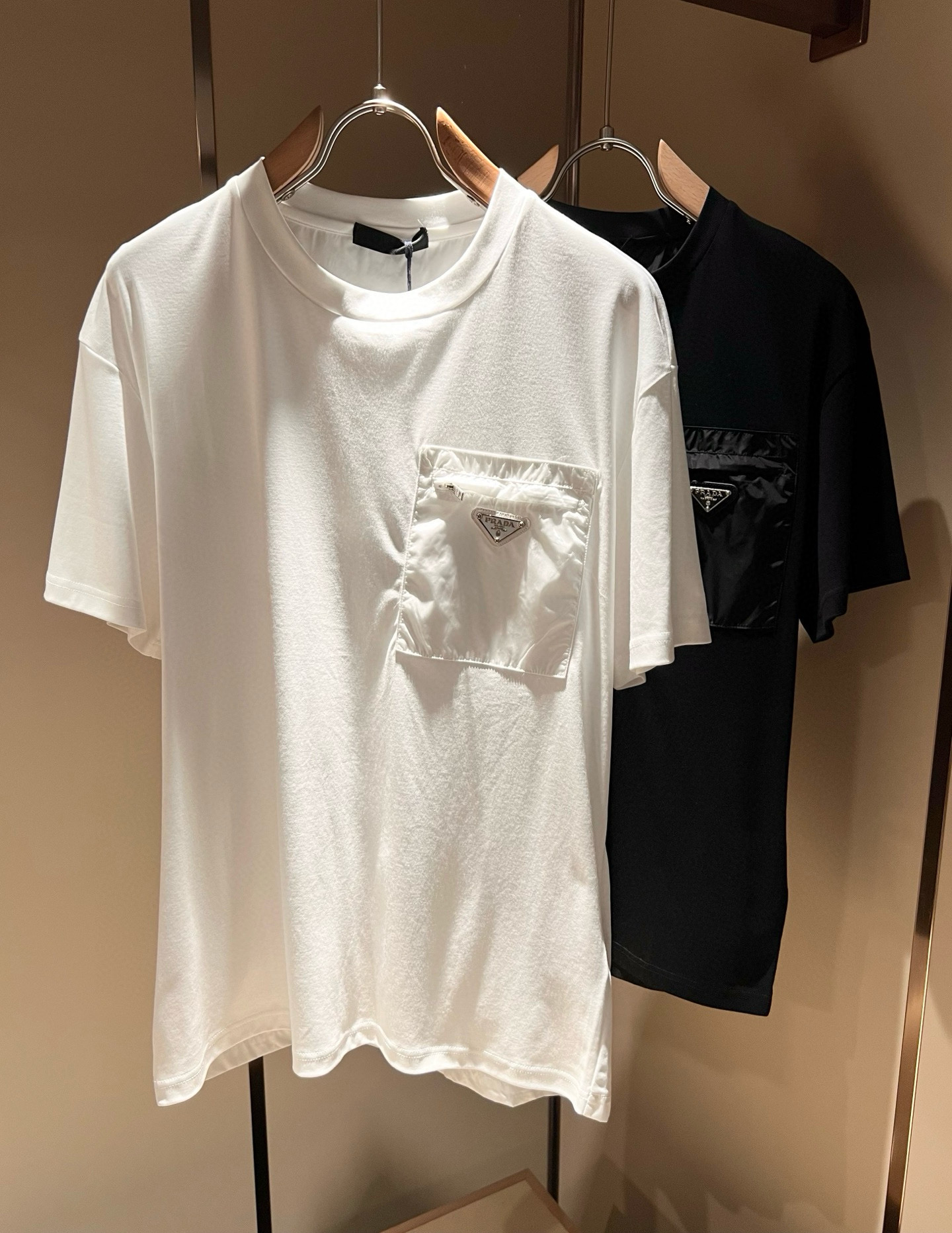 NO:475641,PRAD*A Pu*da 2025 spring and summer new short-sleeved T-shirt, the latest model is exclusively available on the entire network!  !  ~ It is classic and fashionable and versatile, who doesn’t like it? It will show the classic again. It is very pleasing to the eye and comes with a low luxury halo and recognition!  Pr*da's traditional brand concept and modern advanced technology are perfectly combined. Coupled with the extremely modern and simple design, P's exclusive logo pattern glue pressing design!  Customized 100% imported pure cotton fabric!  The texture of this model is quite touching, the specifications and grades are known with tentacles. The degree of delicateness and breathability are top-notch!  Size M-3XL, prada, T-shirt,tees, t-shirt,alexander wang19860909PRAD*A普*达2025春夏新款短袖T恤,最新款全网独家首上！！~既经典有时尚百搭,谁不爱啊,将经典再次展现,非常的耐看,自带低奢光环与辨识度！Pr*da传统的品牌理念和现代化的先进技术进行了完美结合.加上极其现代摩登风范的简约设计,p家专属logo图案压胶设计！定制百分百进口纯棉面料！此款的质感相当感人 触手便知规格档次 细腻程度与透气效果堪称顶级！尺码M-3XL,,prada,T-shirt,tees，t-shirt,alexander wang,Men's clothing