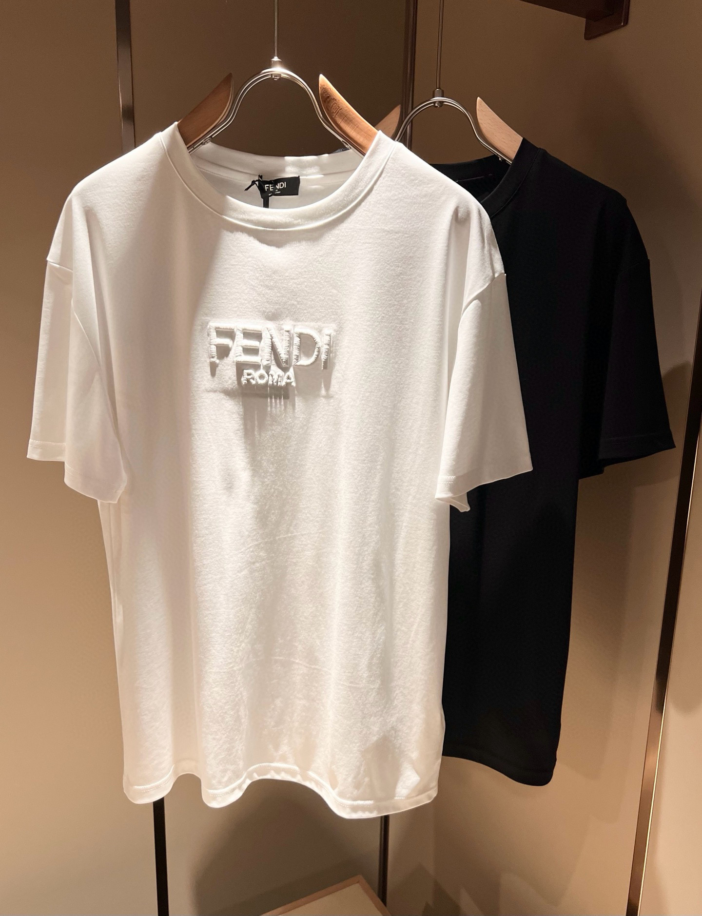 NO:475659,FEN*I FEN*Di's new spring and summer 2025 FD family FF men and women short-sleeved T-shirt, versatile and minimalist short-sleeved shirts for men and women. Original Italian orders, popular FD family items, simple and pure colors. The FD family's enduring iconic products, high-quality products with full representation and full specifications, and high-quality products that all FD fans are worth buying!  Pure Yidian channel orders, high-end and popular products from the FD family, very popular items at the moment, and embroidery decoration of the iconic letter logo pattern!  Sleeve printed logo design!  High-end goods worth keeping and giving away to others!  It is trendy and beautiful, with a full sense of trendy atmosphere, and has a very high level and specifications. It uses a very classic black and white color combination, giving people a strong visual impact and has a very high recognition. It is top-quality exclusive pure cotton fabric, created with a soft, delicate and comfortable touch, and has a very high-end and classy appearance!  Perfectly interprets the charm of the brand and leaves a deep impression. It is more fashionable and charming. It has simple, elegant and fashionable upper body, and is even more stressful for outfits!  The inner wear alone is very delicious and beautiful scenery that cannot be ignored!  Size S-2XL, fendi,dior,T-shirt,tees,t-shirt,alexander wang19860909FEN*I 芬*迪2025春夏新款FD家族FF男女同款短袖T恤,男女同款百搭极简短袖.意大利原厂订单,FD家族人气单品,简约纯色系打造.FD家族经久不衰的标志性臻品,代表性十足,规格感十足的精品,所有FD粉丝都值得抢购的精品！纯正意代渠道订单,FD家族的高奢人气爆款产物,当下十分火爆的单品,标志性字母logo图案刺绣修饰！袖子印花logo设计！值得自留和送人的高端货！新潮又好看,潮流气息感十足,档次规格感极高,并且采用十分经典的的黑白双色搭配,给人的视觉冲击感相当强烈,有着极高的辨识度,顶级专属纯棉面料,打造,触感柔软细腻舒适,品相相当高级有档次！完美诠释品牌魅力,给人留下深刻印象.更具时尚与韵味,上身简约大方时尚,对于穿搭更是毫无压力！单穿内搭都极有味道,不可忽视的靓丽风景线！ 尺码S-2XL,,fendi,dior,T-shirt,tees，t-shirt,alexander wang,Men's clothing