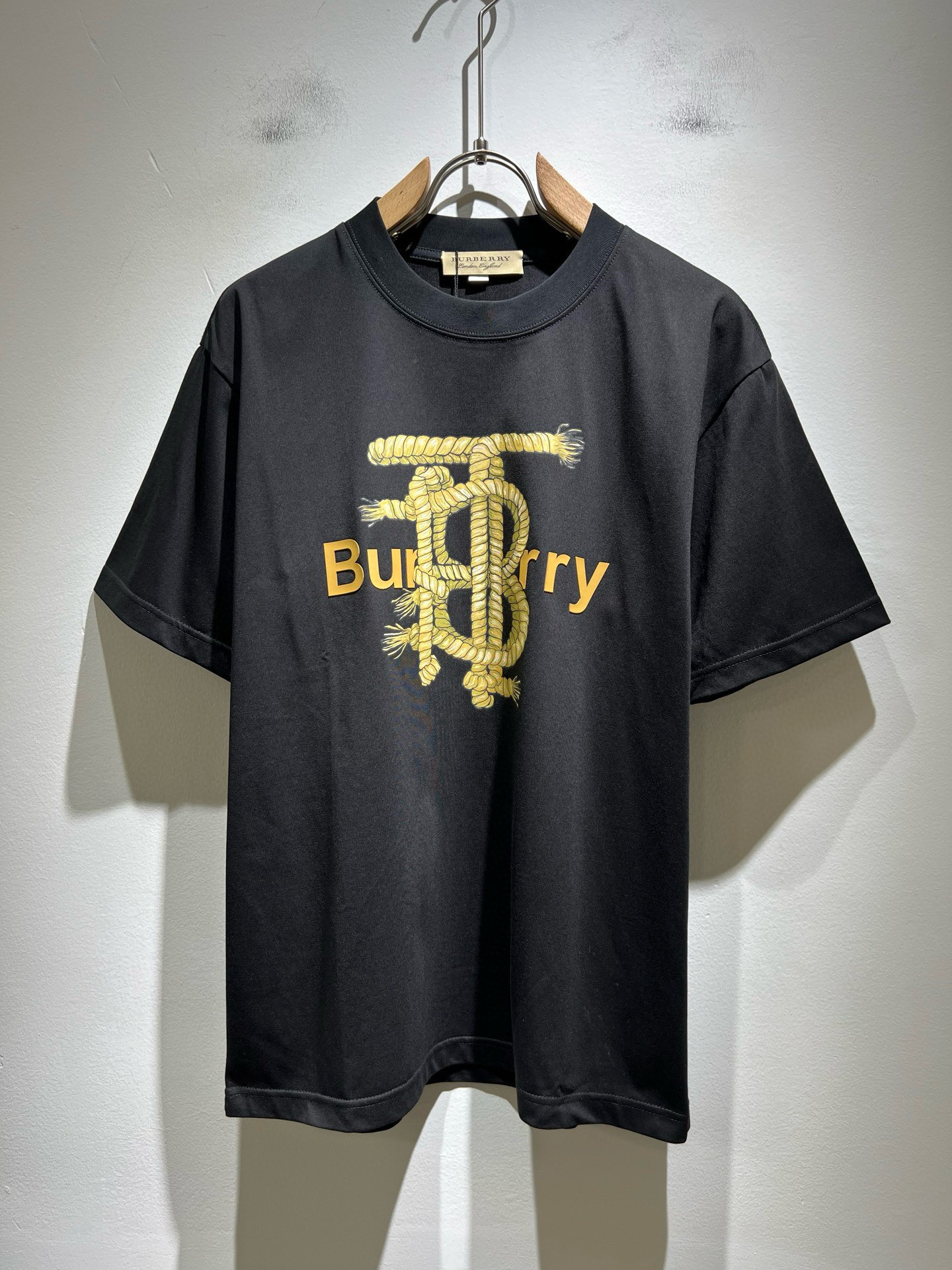 NO:475684,BURBER*Y Ba*li's new spring and summer 2025 short-sleeved T-shirt for men and women, is coming, and is made of a popular environmentally friendly pure cotton fabric recently. It is a high-end outdoor sports and leisure series, which is very popular in sports!  BUR's latest special material, logo pattern glue pressing design!  Fabric is also called memory cloth, which refers to fabrics with morphological memory functions. It instantly kills all versions on the market. It can only be said that it is not a level at all. Whether it is material, detail restoration and craftsmanship, you are not afraid of any challenges. Just to contribute wonderful products to everyone. As always, it is consistent. A style that implements the core concept of BUR will be closely tied to fashion, always maintaining perfection, a simple but not simple design style that perfectly meets the outfit you need in daily life. Size: M-4XL, burberry, T-shirt, tees, t-shirt, alexander wang19860909BURBER*Y巴*莉2025春夏新品男女同款短袖T恤,重磅来袭,最近比较火热的环保纯棉面料制作而成,高端户外运动休闲系列,非常火热运动风潮！BUR最新研发的特殊材质,标志logo图案压胶设计！面料也叫记忆布,是指具有形态记忆功能的面料,秒杀市面上一切版本,只能说根本就不是一个级别的存在,不管是材质还是细节还原度以及工艺制作方面,不惧任何挑战,只为给大家奉献绝妙产物一如既往,始终如一,贯彻了BUR核心理念的一个款式将与时尚紧紧的捆绑在一起,时刻保持完美,简约而不简单的的设计风格,完美的满足了你日常所需要的穿搭.尺码:M-4XL,,burberry,T-shirt,tees，t-shirt,alexander wang,Men's clothing