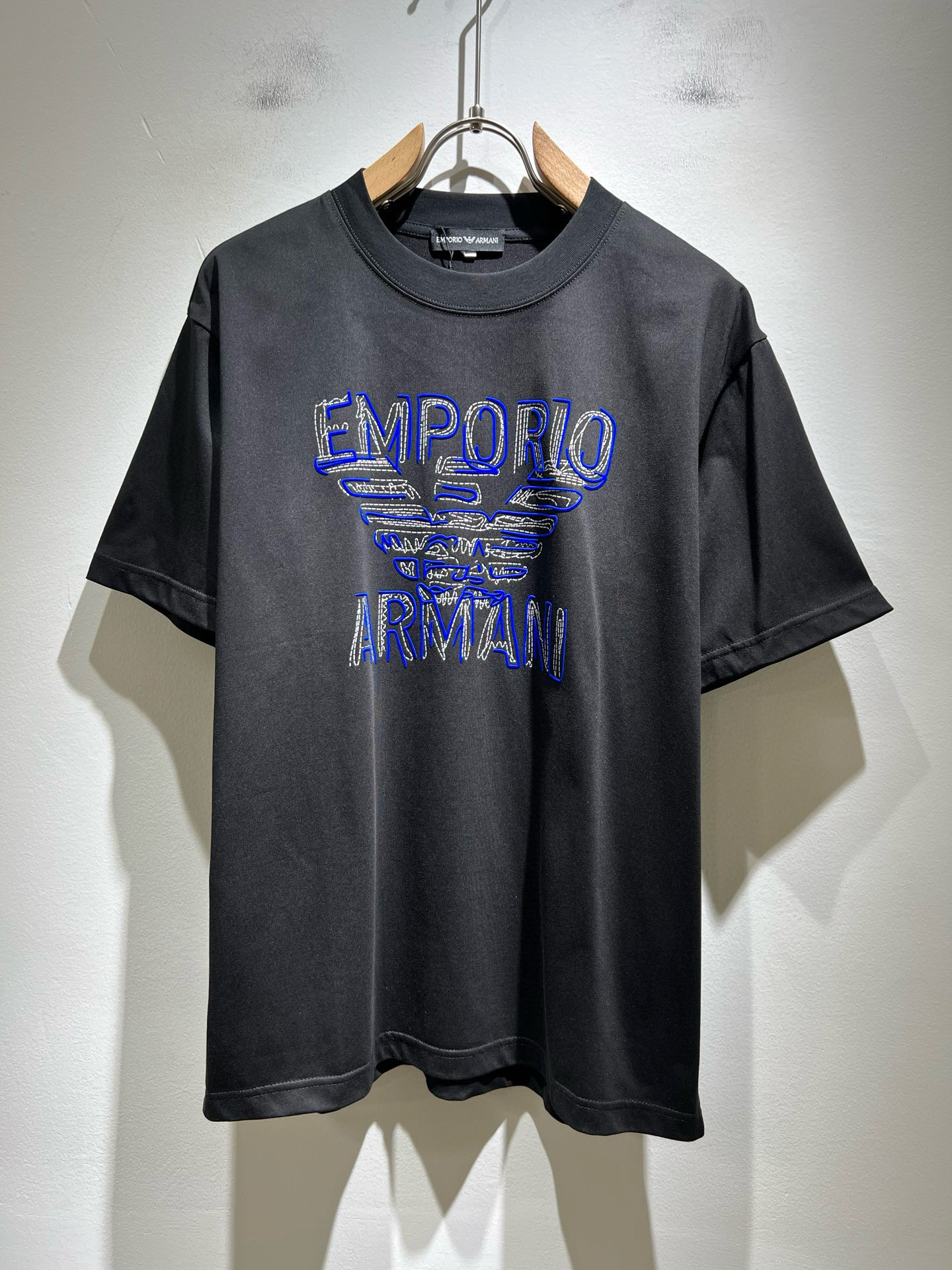 NO:475706,Arman A*ni's new spring and summer 2025 men and women's same casual short-sleeved T-shirt, original single OEM factory order, logo glue pressing design!  The simple design is exquisite and elegant, amazing!  Customized original exclusive pure cotton fabric, soft and delicate feel, super comfortable on the upper body, and ultimately enjoy wearing!  Inheriting the classic styles of the past, the upper body effect comes naturally, and simple outfits do not require too many accessories. It can easily create a fashionable feeling, and the return rate will also increase. Get it at a speed!  Size M-4XL, Armani, T-shirt,tees, t-shirt,alexander wang19860909Arman阿*尼2025春夏新款男女同款休闲短袖T恤,原单代工厂订单,标志logo压胶设计！简洁的设计精致优雅,令人叹服！定制原版专属纯棉面料,手感柔软细腻,上身超级舒适,极致的穿着享受！继承着以往的经典版型,上身效果自然而来的出彩,简单穿搭无需过多的饰物,轻松搭出时尚感,回头率也会随之提升.速度入手吧！尺码M-4XL,,armani,T-shirt,tees，t-shirt,alexander wang,Men's clothing