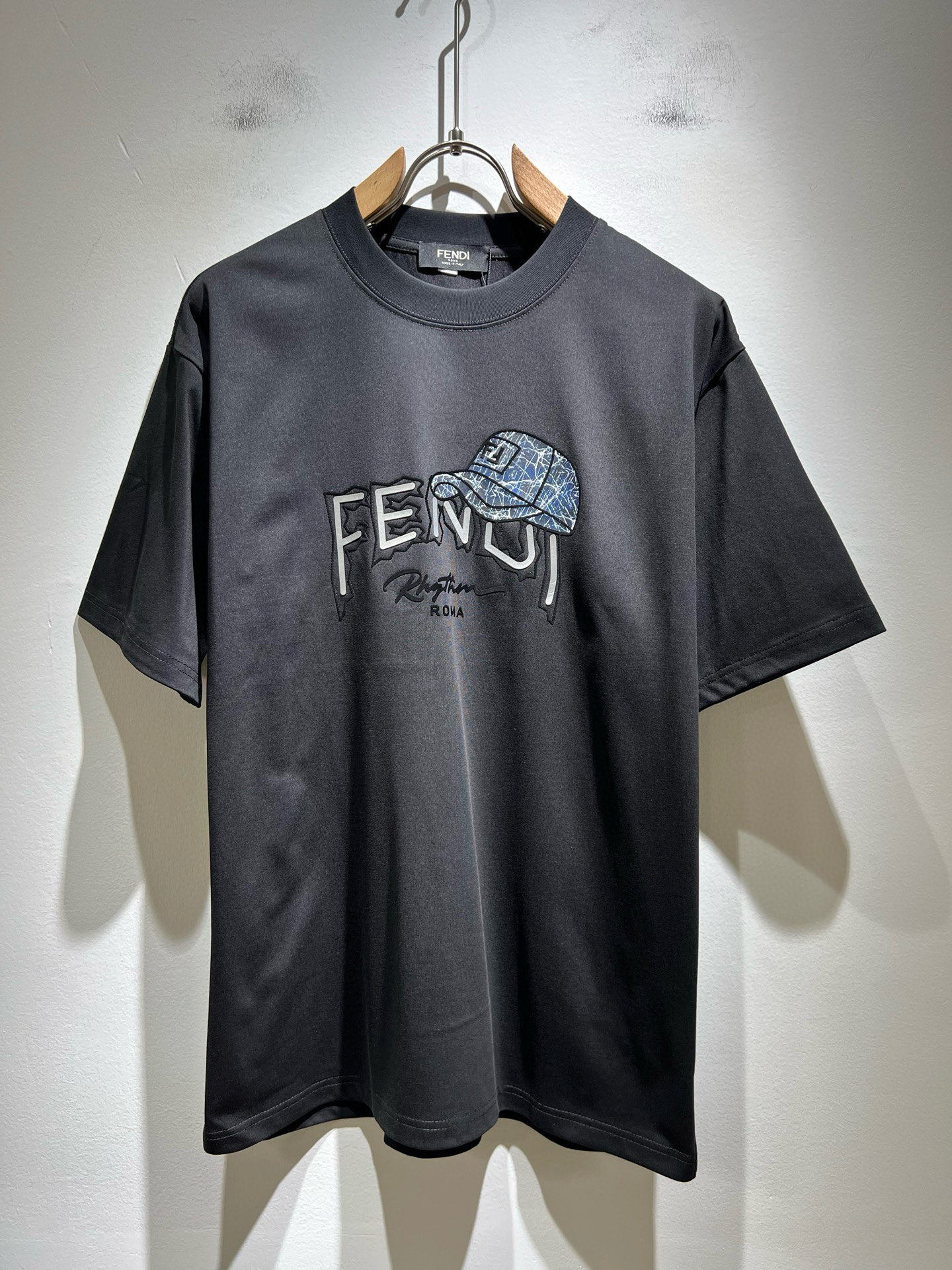 NO:475739,FEN*I FEN*Di's new spring and summer 2025 FD family FF men and women short-sleeved T-shirt, versatile and minimalist short-sleeved shirts for men and women. Original Italian orders, popular FD family items, simple and pure colors. The FD family's enduring iconic products, high-quality products with full representation and full specifications, and high-quality products that all FD fans are worth buying!  Pure Yidian channel orders, high-end and popular products from the FD family, very popular items at the moment, and iconic letter logo pattern glue-on modification!  High-end goods worth keeping and giving away to others!  It has a trendy and trendy atmosphere, a very high level and specification, and uses a very classic black and white combination, giving people a strong visual impact and a very high recognition. It is top-quality exclusive pure cotton fabric, created with a soft, delicate and comfortable touch, and has a very high-end and classy appearance!  Perfectly interprets the charm of the brand and leaves a deep impression. It is more fashionable and charming. It has simple, elegant and fashionable upper body, and is even more stressful for outfits!  The inner wear alone is very delicious and beautiful scenery that cannot be ignored!  Size M-4XL, fendi,dior,T-shirt,tees,t-shirt,alexander wang19860909FEN*I 芬*迪2025春夏新款FD家族FF男女同款短袖T恤,男女同款百搭极简短袖.意大利原厂订单,FD家族人气单品,简约纯色系打造.FD家族经久不衰的标志性臻品,代表性十足,规格感十足的精品,所有FD粉丝都值得抢购的精品！纯正意代渠道订单,FD家族的高奢人气爆款产物,当下十分火爆的单品,标志性字母logo图案压胶修饰！值得自留和送人的高端货！新潮潮流气息感十足,档次规格感极高,并且采用十分经典的的黑白双色搭配,给人的视觉冲击感相当强烈,有着极高的辨识度,顶级专属纯棉面料,打造,触感柔软细腻舒适,品相相当高级有档次！完美诠释品牌魅力,给人留下深刻印象.更具时尚与韵味,上身简约大方时尚,对于穿搭更是毫无压力！单穿内搭都极有味道,不可忽视的靓丽风景线！ 尺码M-4XL,,fendi,dior,T-shirt,tees，t-shirt,alexander wang,Men's clothing