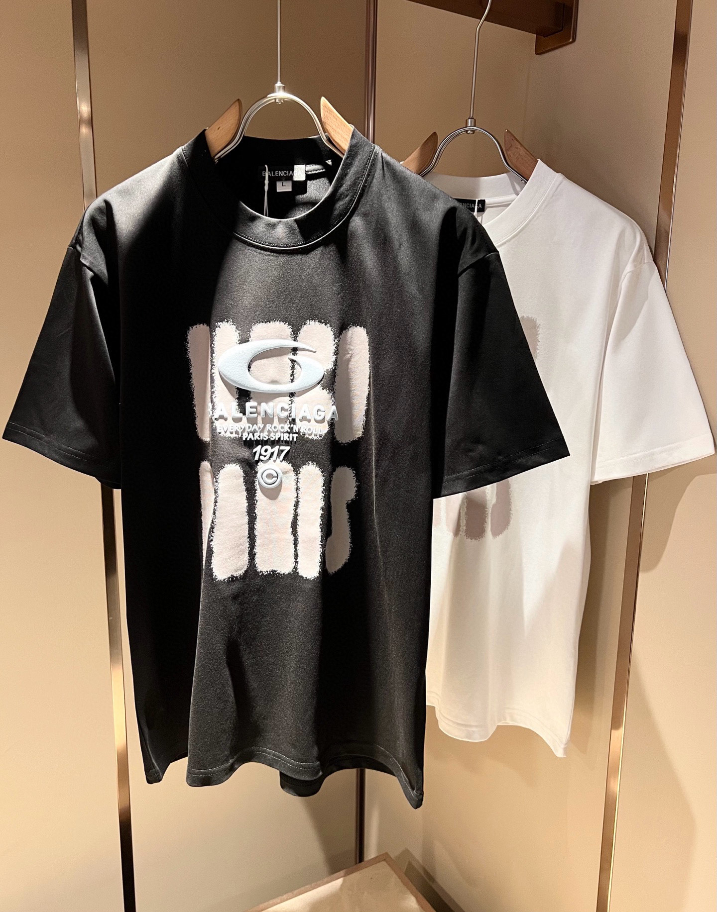 NO:475690,BALENCI*GA Paris* Home 2025 Spring and Summer New Men and Women's Same Short-Sleeve T-shirt!  Fashionable casual short-sleeved T-shirt with catwalk pattern prints!  Design logo glue pressing design!  The most designed and selected customer-supplied 260g pure cotton fabric, which feels soft and skin-friendly, is comfortable and breathable, and you can’t picky about the real thing!  Loose, small, shoulder-dead round neck cut, genderless couple mixed styles, opening up a new fashion charm!  Differentiate the market version of the high-end custom series!  Size M-4XL, balenciaga, T-shirt,tees, t-shirt,alexander wang19860909BALENCI*GA巴黎*家 2025春夏新款男女同款短袖T恤！走秀图案印花时尚休闲短袖T恤衫！设计logo压胶设计！极具设计精选客供260g纯棉面料,手感柔软亲肤,着身舒适透气性都无法挑剔,实物绝对会让你爱不释手！宽松小落肩的圆领版型裁剪,无性别主义的情侣混穿款式,打开全新的时装新韵味！区别市场版本高定系列！尺码M-4XL,,balenciaga,T-shirt,tees，t-shirt,alexander wang,Men's clothing