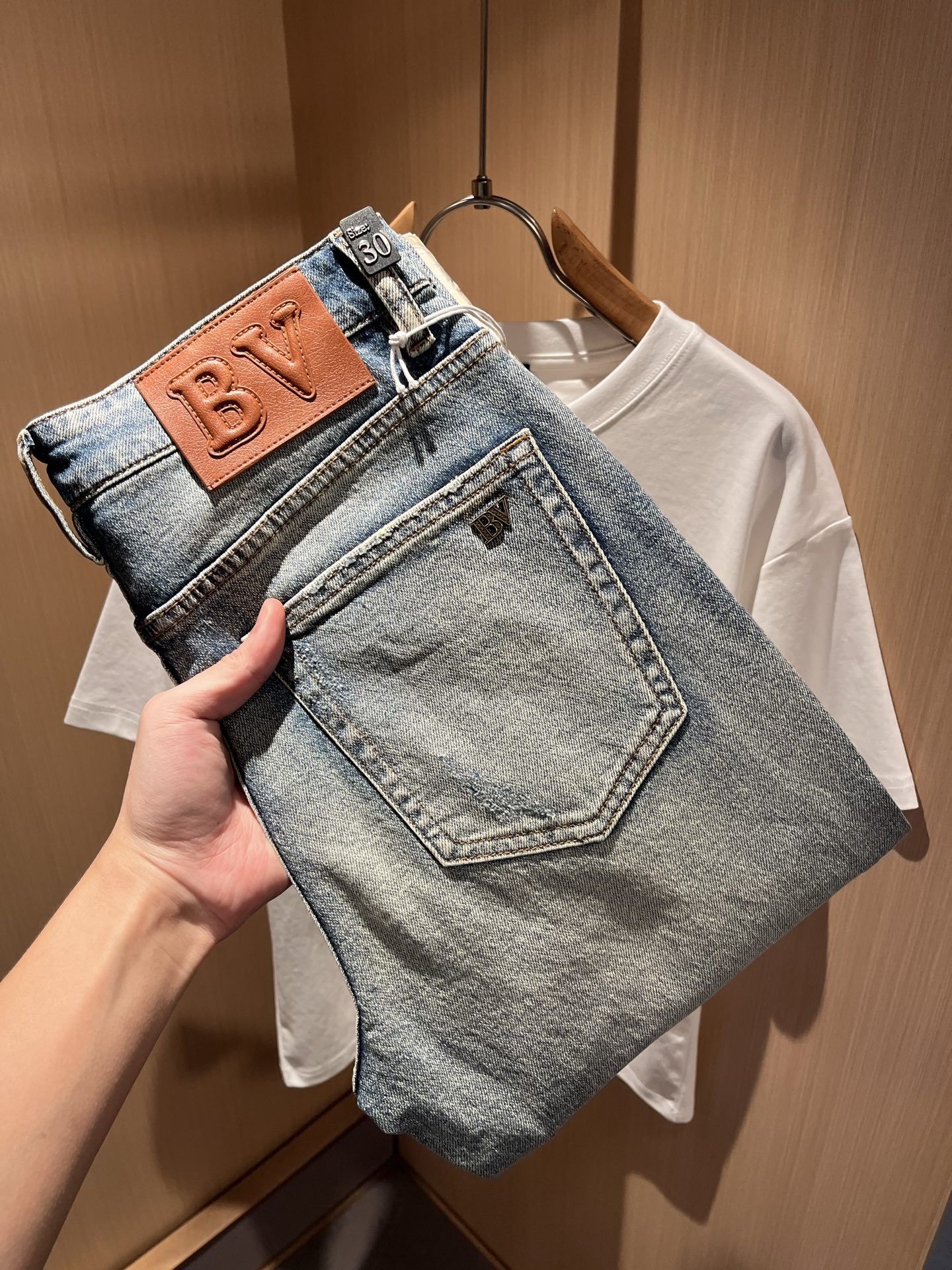 NO:486702,BottegaVen*ta Baodian Home Trading Company Channel Order New Spring and Summer Men's Fashionable and Casual Washed Straight Jeans Top Trading Company Products, High-end Limited Edition Top-quality Beef, Platinum-grade Perfect Quality, Directly Entering the counter, Extremely Awesome Jeans are a rare beauties in the industry in recent years. The quality craftsmanship and fabrics and accessories subvert the imagination, and the details are exquisite and exquisite. The heavyweight tannin fabric imported from Japan has become very outstanding after washing and grinding, creating an unruly and tough personality color, and a unique embossed logo waist brand design!  The pocket logo hardware logo adds a lot of points, clever and exquisite, the tailoring and design continue the Italian modern simplicity and ability, bringing the tone of fashion aesthetics to the extreme. Size 29-40, bottega veneta, jeans, alexander wang19860909BottegaVen*ta宝碟家 贸易公司渠道订单 春夏新品男士时尚休闲水洗直筒牛仔裤 顶级贸易公司货,高端限量版极品牛货,白金级完美品相,直接入专柜性质,极为牛掰的一款牛仔裤,是业界近年罕见的尤物,品质工艺与面料、辅件颠覆想象,细节相当精湛考究,日本进口重磅级丹宁面料,经过水洗打磨工艺变得非常出彩,塑造出不羁和硬朗的个性色彩,独特压花logo腰牌设计！口袋标志五金logo加分不少,巧妙而精致,剪裁与设计延续了意式的现代简洁与干练,将时装美学的基调发挥到极致.尺码29-40,,bottega veneta,jeans,alexander wang,Men's clothing