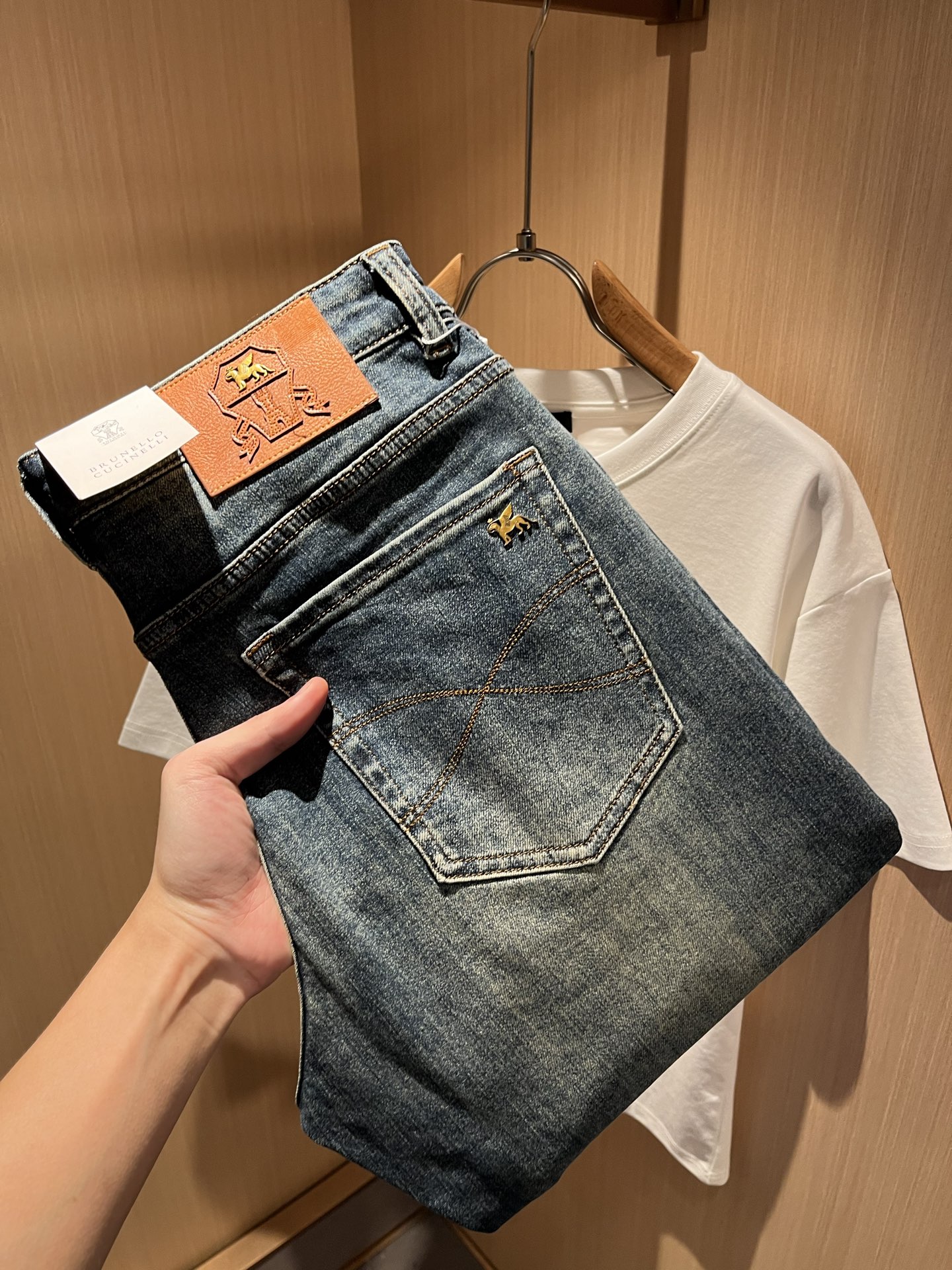 NO:486850,BC-Brunello Cucineli Spring and summer new men's fashion high-end casual jeans, Hong Kong foreign business channel goods, original Japanese production, pure blood quality, perfectly continues the essence and genes of LOE*'s home. From the main fabric to the detailed craftsmanship, all show the ingenuity of quality, use multiple brand elements to interpret, and choose the precious cowhide material to build a logo waist brand design!  Identity manifestation that belongs to the soul!  Customer-supplied high-end imported pure cotton fabrics, very high-end and fashionable detailed craftsmanship, red ear cloth is completed by a specific antique loom. This element represents the identity and rank of jeans, which is very worthy of careful appreciation!  In terms of matching, it is invincible and explains the versatility in place, with ingenious details and exquisite accessories. The auxiliary materials are all provided by foreign merchants. They are tailored and slim, and the upper body is lifted with an excellent effect. They are a styling item that is hard to come by!  Size 29-40, brunello cucinelli,loewe,jeans,cowhide,alexander wang19860909BC-Brunello Cucineli 春夏新品男士时装款高端休闲牛仔裤,香港洋行渠道货,日本原厂出品,纯血统品质,完美延续了LOE*家的精髓与基因,从主体面料到细节工艺,无不彰显出品质的匠心所在,运用多个品牌元素标识来诠释,选取矜贵的牛皮材质构建logo腰牌设计！属于灵魂式的身份彰显！客供高级进口的纯棉面料,非常高级且时髦的细节工艺,赤耳布是由特定古董织布机完成,此元素代表着牛仔裤的身份及段位,非常值得细品悦人！在搭配上所向无敌,把百搭阐释到位,细节匠心考究,辅料皆为外商客供,剪裁合体修身,上身提臀效果绝佳,可遇而不可求的造型单品！尺码29-40,,brunello cucinelli,loewe,jeans,cowhide,alexander wang,Men's clothing