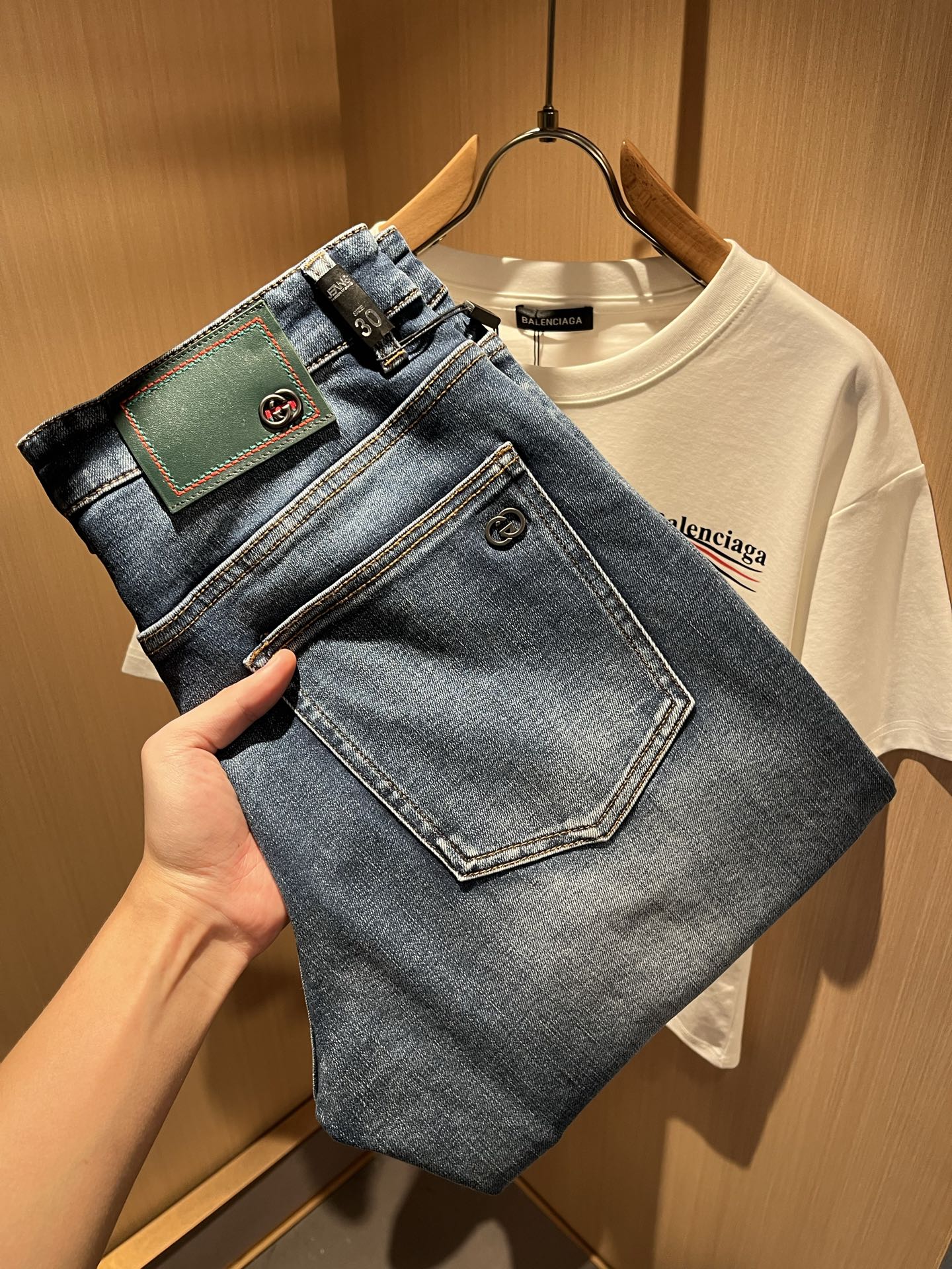 NO:486713,Guc* Gucci New spring and summer products for men's high-end casual and versatile four-season commuting slim tailoring jeans!  For fans, such a grand classic design is enough to plant grass at a glance. It is the most handsome series of all jeans this year. I only need to take a look and know that this will definitely be a sensational hit, and it is popular on the Internet. The classic slim three-dimensional tailoring style is equipped with the latest logo pattern waist brand craft design!  Very representative waist brand modification!  It simply and easily demonstrates the charm of the brand, and naturally presents specifications, grades, fashion and trendy effects. It matches the performance to easily create a high-end and high-end effect!  The top imported Japanese washing cowboy is made of cotton, and it is comfortable and breathable, and has a natural drape, which is suitable for all year round outfits!  !  This jeans are made of three-dimensional cut and straight-fitting style. The magic and practical wearability of the single match are understandable. Whether you are wearing daily clothes or appearing on the high street, it is the best choice. It is super charming!  It also demonstrates the authentic BUR original flavor, and it also perfectly shows its specifications and rank!  Obviously, this is a big and powerful product that you must collect. You must collect this product and highly recommend it!  Size 30-40 37 39, burberry, gucci, jeans, alexander wang19860909Guc*古奇 春夏新品男士高端休闲百搭四季通勤修身剪裁牛仔裤！对于粉丝来说,这样大气的经典设计足矣一眼种草,是今年所有牛仔裤当中最帅的一个系列,我只需要看一眼就知道,这绝对会是一个引起轰动的爆款,而且全网风靡,经典的修身立体剪裁版型打造,配置了最新的logo图案腰牌工艺设计！极具代表性腰牌修饰！简单轻松的彰显出品牌魅力所在,自然而然的呈现规格,档次,时髦以及新潮效果,搭配性能满分,轻松穿出高级感与高端效果！顶级的进口日本洗水牛仔棉质打造,并舒适透气感满分,且垂感自然,适合一年四季的穿搭所需！！此款牛仔裤采用了立体裁剪小直筒版型打造,其单配魔力与实穿性是无可厚非的,不管你是日常穿搭还是高街出镜都是不二之选,超具魅力！更是彰显了地地道道的的BUR原味,同时也是完美的展现了其规格和段位所在！很显然,这是一款绝对要收的重磅好货,此款你都必须要收,极力推荐的好货！尺码30-40 37 39,,burberry,gucci,jeans,alexander wang,Men's clothing