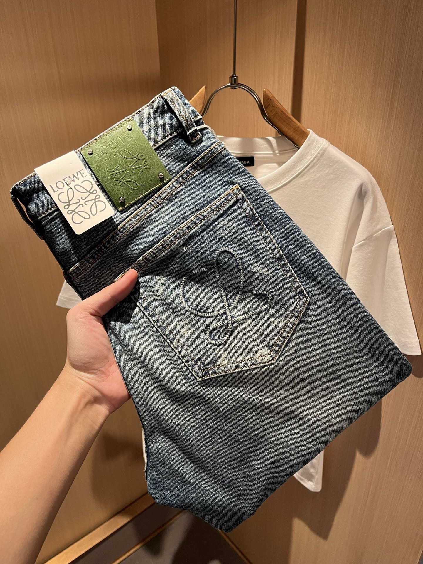 NO:486708,LO*WE/Luo*Wei Spring and Summer New Men's Fashion High-end Casual Pants, Hong Kong Foreign Business Channel Products, Original Products from Japan, Pure Blood Quality, perfectly continues the essence and genes of LOE*'s home. From the main fabric to the detailed craftsmanship, all show the ingenuity of quality, use multiple brand elements to interpret, and choose the precious cowhide material to build a logo waist brand leather design!  Identity manifestation that belongs to the soul!  Customer-supplied high-end imported pure cotton fabrics, very high-end and fashionable detailed craftsmanship, red ear cloth is completed by a specific antique loom. This element represents the identity and rank of jeans, which is very worthy of careful appreciation!  In terms of matching, it is invincible and explains the versatility in place, with ingenious details and exquisite accessories. The auxiliary materials are all provided by foreign merchants. They are tailored and slim, and the upper body is lifted with an excellent effect. They are a styling item that is hard to come by!  Size 30 -40, loewe, jeans, cowhide, alexander wang19860909LO*WE/罗*威春夏新品男士时装款高端休闲裤,香港洋行渠道货,日本原厂出品,纯血统品质,完美延续了LOE*家的精髓与基因,从主体面料到细节工艺,无不彰显出品质的匠心所在,运用多个品牌元素标识来诠释,选取矜贵的牛皮材质构建logo腰牌皮革设计！属于灵魂式的身份彰显！客供高级进口的纯棉面料,非常高级且时髦的细节工艺,赤耳布是由特定古董织布机完成,此元素代表着牛仔裤的身份及段位,非常值得细品悦人！在搭配上所向无敌,把百搭阐释到位,细节匠心考究,辅料皆为外商客供,剪裁合体修身,上身提臀效果绝佳,可遇而不可求的造型单品！尺码30 -40,,loewe,jeans,cowhide,alexander wang,Men's clothing