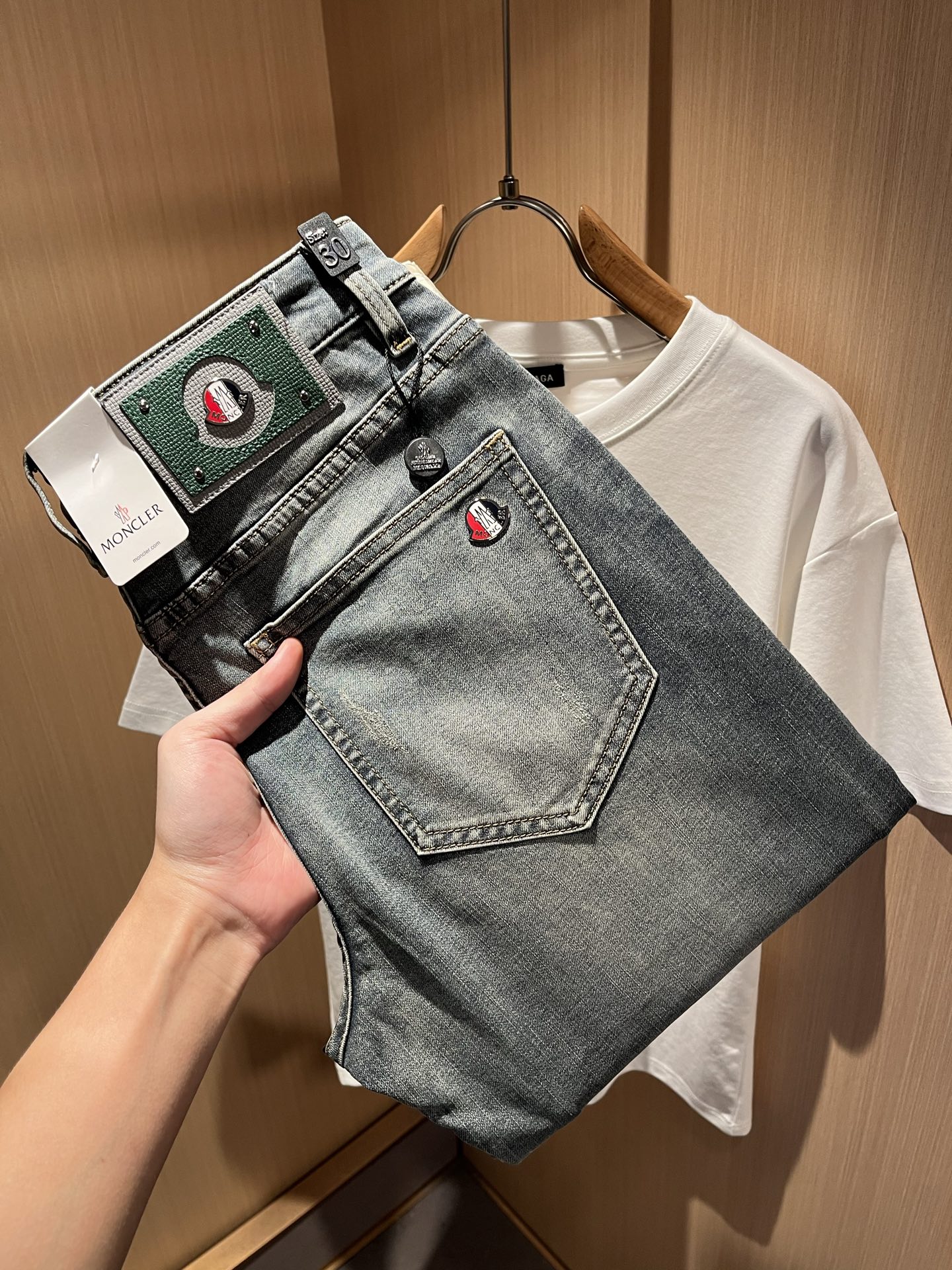 NO:486728,MONC Meng*kou spring and summer new style jeans are available in trading companies and are released on the official website at the same time!  M Scarce Channel Order Products, Quality Control Close Your Eyes to Accept It’s No Regret!  Customized original logo badge design!  This denim trousers are made of imported pure cotton fabrics!  The top denim fabric is carefully crafted, the ingredients are very basic but super perfect. The surface twill feels clear and natural, and the feel is really tough. The actual product will definitely make you convinced and can withstand the test of random counters!  The style is also very outstanding, and it is a super slim style. If you can meet it, please quickly accept it, which will save you a lot of effort in matching!  Size 29-40, jeans,alexander wang19860909MONC蒙*口春夏新款牛仔裤,贸易公司渠道稀出,同步官网发售！M稀缺渠道订单臻品,品质控闭眼收走的不后悔款！定制原版logo徽章设计！本款牛仔长裤选用客供进口纯棉面料！顶级牛仔面料精心制作,成份组合很基础却又是超完美,表面斜纹肌里感清晰自然,手感瓷实有韧性,实物到手绝对让你为之诚服,经得起随意柜台支验！版型方面也非常出色,属于超显瘦的版型,能碰到的就赶紧收下,会让你在搭配方面省下不少力！尺码29-40,,jeans,alexander wang,Men's clothing