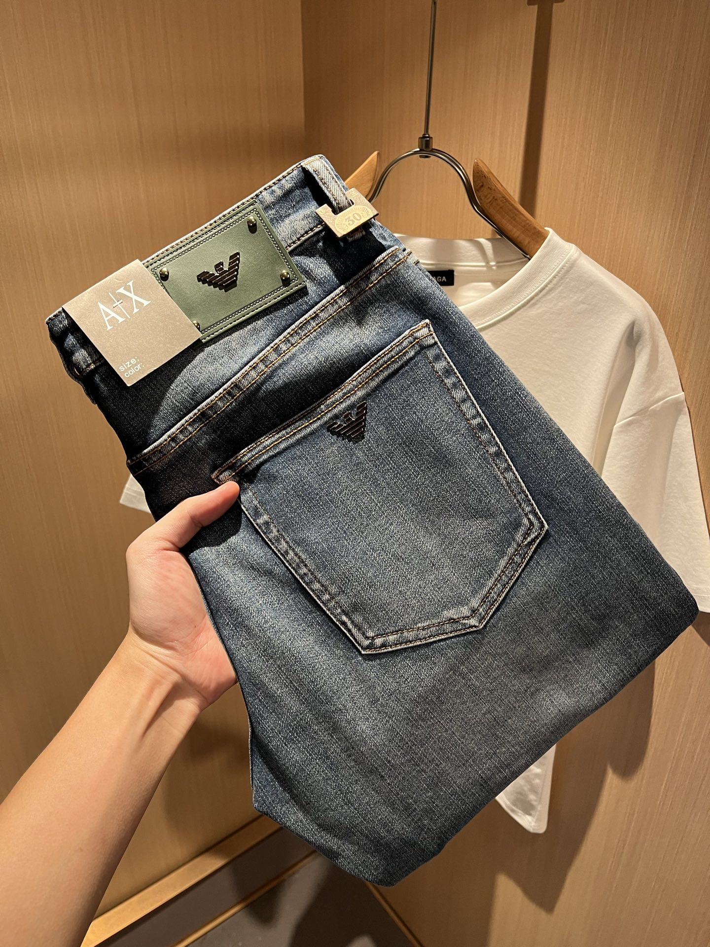 NO:486720,Arman A*ni Spring and Summer New Men's Small Straight Jeans, Trading Company Order!  Synchronized on the official website, classic works are very good to match clothes, and they taste very good no matter how you wear them. Original imported retro denim fabric, soft feel, truly low-key and luxurious, very suitable for autumn and winter wear. Standard straight slim fit style, more comfortable to wear, unrestrained, and particularly particular about accessories. Exquisite original logo logo waist brand design!  The lining is very solid. The point is that it has very high cost performance and very good quality. It is worth buying!  Size 29-40, Armani,jeans,alexander wang19860909Arman阿*尼春夏新款男士小直筒牛仔裤,贸易公司订单！官网同步 经典之作很好搭配衣服哦 怎么穿都很有味道 原版进口复古牛仔布面料 柔软手感 真正的低调奢华 很是适合秋冬季节穿着 标准直筒修身版型 穿起来更加舒服 无拘无束 辅料上面特别的讲究 精致原版标志logo腰牌设计！内衬走线都非常的扎实 重点就是 性价比非常高 质量非常好 值得购入！尺码29-40,,armani,jeans,alexander wang,Men's clothing