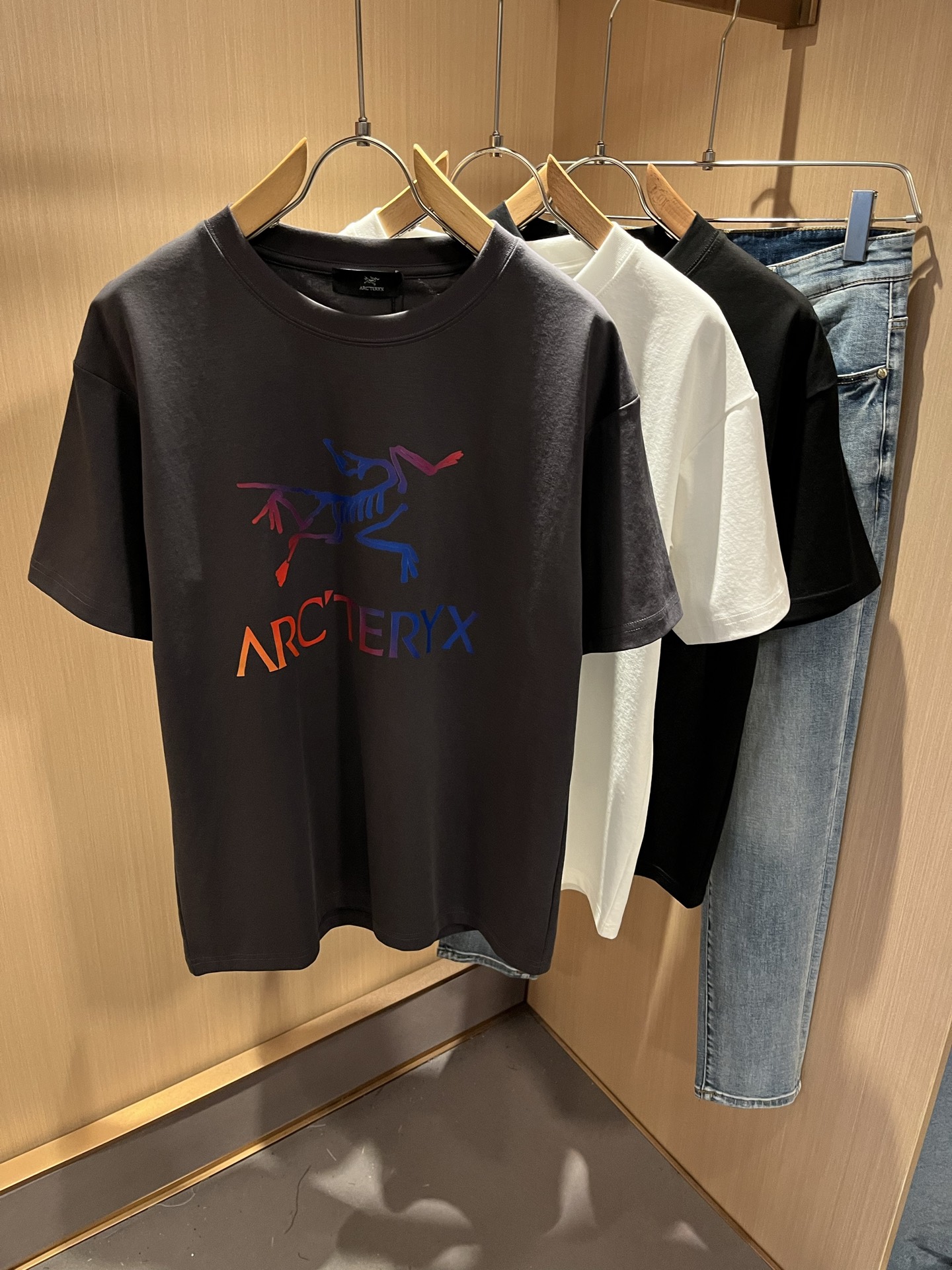 NO:484877,ARCTER*X Original Archaeological Bird 2025 spring and summer new short-sleeved T-shirt outdoor brands for men and women, perhaps the first thing that comes to mind is Canadian goose and Archaeological Bird. It gives people a feeling of trying out the label!  In addition to being quite accomplished in style design, the most obvious or most expert should be to have deeper and unique insights and attainments in fabrics. Through continuous structural research and problem-solving, and characterized by unique research on fabrics, these alone are enough to support it to become the first new logo brand image in the clothing manufacturing industry. This model uses air cotton material!  The fabric after the seiko blending feels smooth and soft, and it has both natural beauty and comfort. The large body style is cut cleanly and cleanly, and the fabric shows a different hazy structural beauty. It is made of exclusive mold customization. The fabric and its technology test the workers, can be smooth and smooth without wrinkles!  Logo logo pattern printing craft design!  It really tests the handmade work of every master!  It makes the whole clean and neat, without leaving any thread. Now men who pursue life are more refined in life!  Size M-3XL, arc'teryx, T-shirt,tees, t-shirt,alexander wang19860909ARCTER*X始*祖鸟 2025春夏新款男女同款短袖T恤户外品牌可能大家第一想到的就是加拿大鹅、始祖鸟.给人一种标签试的感觉！除了在款式设计上颇有造诣之外,最明显或者说最为拿手的,应该就是在面料上的拥有更深独特见解跟造诣了.通过不断地结构研究和问题处理,在以面料独特研究为特征,仅凭这些就已经足以支撑其成为服装制造行业中,首屈可数的新标志品牌形象.此款采用的空气棉材质！通过精工混纺之后的面料,手感细滑柔软,同时兼具自然美感跟舒适度.大身上版型裁剪简洁干净,面料上显现出了不一样朦胧的结构性美感来.独家开模定制而成,面料及其考验工人的技术,能做到平整服帖又不起皱！标志logo图案印花工艺设计！真的是很考验每位师傅的手工制作！使得整体干净利索,不留一丝线头.现在对于生活有所追求的男性也在生活中更为精致！尺码M-3XL,arc'teryx,T-shirt,tees，t-shirt,alexander wang,Men's clothing