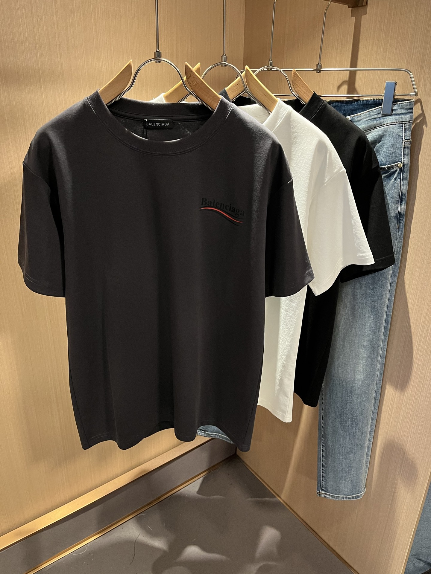 NO:490039,BALENCIA* Paris* Home 2025 Spring and Summer New Men and Women Couples Casual Loose Cotton Round Neck Short Sleeve T-shirt!  Trading companies have sparse channels and are released on the official website at the same time!  The latest series of spring and summer 2025, classic fashion design elements, injecting full vitality into the new series. This T-shirt is carefully selected for imported cotton fabrics. The fabric feels skin-friendly and soft and delicate, and the body logo print design!  It has an extremely comfortable and breathable wearing experience. The whole item is very eye-catching and fashionable, and is deeply loved by young people today!  The loose round neck cut is a neutral style regardless of age and gender, suitable for matching all the styles and looks you need in your daily life!  It is recommended to wear couple outfits to go out on the street to make it more pleasing to the eye!  Size M-3XL, balenciaga, T-shirt,tees, t-shirt,alexander wang19860909BALENCIA*巴黎*家 2025春夏新款男女同情侣款休闲宽松棉质圆领短袖T恤衫！贸易公司渠道稀出,同步官网发售 ！ 2025春夏最新系列,经典时尚设计元素,为全新系列注入满满活力,这款T恤衫用心甄选客供进口棉面料制成,面料手感亲肤柔软细腻,衣身logo印花设计！拥有着无比舒适透气性的穿着体验,整件单品极具吸睛度与时尚感,深受当下年轻人的喜爱！基础宽松的圆领版型裁剪,不分年龄与性别的中性款式,适合搭配你日常所需的所有风格与造型！建议搭配情侣装出街会更为养眼出色！尺码M-3XL,,balenciaga,T-shirt,tees，t-shirt,alexander wang,Men's clothing