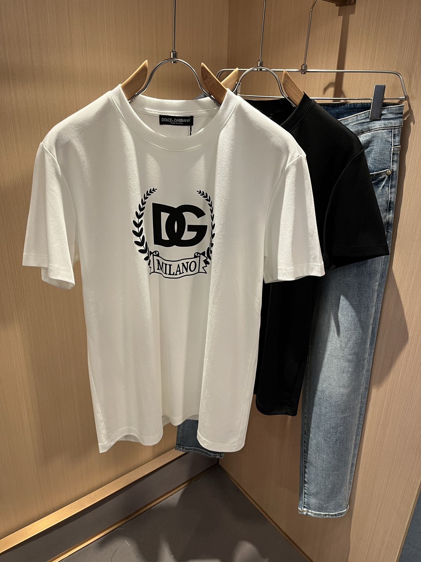 NO:490032,Dolce&Gabba*a 2025 spring and summer new short-sleeved T-shirt for men and women, and the counter is available at the same time!  Customized exclusive pure cotton fabric, with letter logo pattern on the chest and glue pressing process design!  Simple and generous, calm and versatile, extremely high-end, perfectly integrated with fashion and style, a top fashionable style that perfectly suits the outside wear!  The overall feeling is natural!  The ultimate classic versatile short-sleeved T-shirt uses the latest three-dimensional logo pressing elements to highlight the texture!  The ultimate perfection of heavy industry!  Fans who pursue high quality are please buy them by themselves, and all fans who know the goods are invited to appreciate this model together!  !  Size M-3XL, Dolce & Gabbana, Dolce & Gabbana, T-shirt,tees, t-shirt,alexander wang19860909Dolce&Gabba*a 杜嘉*纳2025春夏新款男女同款短袖T恤,专柜同步发售！定制专属纯棉面料,胸前字母logo图案压胶工艺设计！简约大方,从容百搭,档次极高,完美融入时尚还有风情感一款完美符合外穿的顶尖时髦气质款！整体给人浑然天成的感觉！极致经典的百搭型短袖T恤,采用最新的立体logo压胶元素凸显质感！极致的重工极致的完美！追求高品质的粉丝们请自行抢购,诚邀所有识货的粉丝一同鉴赏此款！！尺码M-3XL,,Dolce&Gabbana,Dolce&Gabbana,T-shirt,tees，t-shirt,alexander wang,Men's clothing