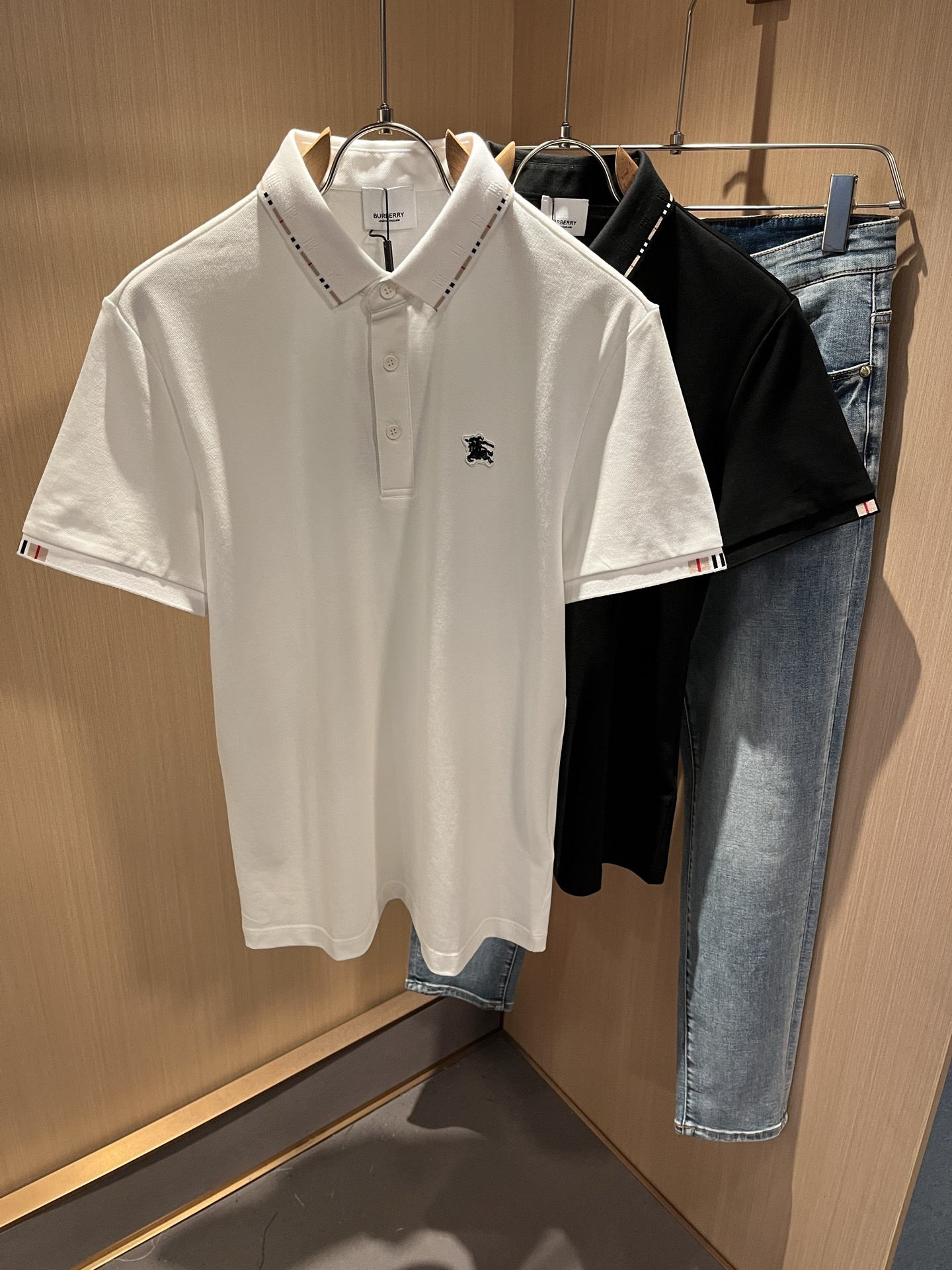 NO:490057,Bur*erry 2025 spring and summer new men's short-sleeved Polo shirt, the latest brand design element!  Neither monotonous nor complicated, it shows taste just right!  Customer-supplied top-quality custom bead flooring fabrics!  Comfortable, sweat-absorbing and breathable, the unique high-end fabric presents a simple and elegant temperament!  Embroidery design on chest logo pattern!  Full three-dimensional! Standard cutting design!  Every detail is a synchronized with high-end fashion. Size: M-3XL, burberry, T-shirt, alexander wang19860909Bur*erry 巴*莉 2025春夏新款男士短袖Polo衫,品牌最新设计元素！既不单调也不复杂,恰到好处的展现品味！客供顶级定制珠地棉面料！舒适吸汗透气根本不在话下,面料独具的高奢感呈现简约优雅气质！胸前logo图案刺绣设计！饱满立体!标准裁剪设计！每一处细节都是与高端时尚同步的体现.尺码:M-3XL,,burberry,T-shirt,alexander wang,Men's clothing