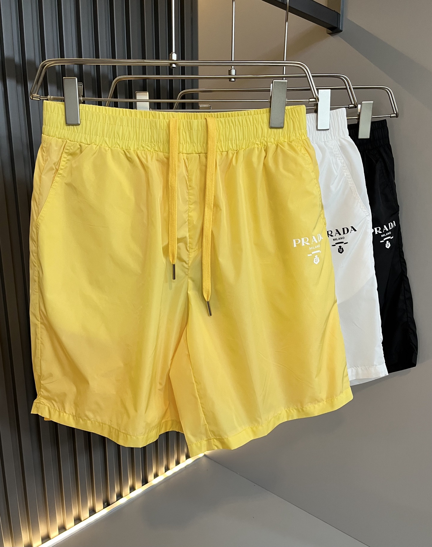 NO:484883,PRA*DA Pu*da 2025 spring and summer new men's casual shorts, a high-end quality choice... A versatile trousers that combine casual pants is also an indispensable matching tool in men's wardrobe. It is a classic style with practical wear!  The design style of the whole casual pants is simple and fashionable, which is very consistent with the low-luxury style setting, has excellent skin-friendly value, is easy to wear, and is full of detail!  Classic logo logo hardware pattern design!  This trousers are made of high-quality polyester fiber fabric. The fabric is comfortable, soft and delicate, and has a good vertical feeling. It looks very textured and has a high-end charm. The first-class and exquisite style cutting, the line is delicate, smooth and neat, and the casual and casual pants look good no matter how you match it. If you like it, buy it now. Good products are not waiting for anyone!  Size S-XL, prada, shorts, alexander wang19860909PRA*DA普*达 2025春夏新款男士休闲短裤,高端品质之选……一款休闲裤兼备的百搭裤装,也是男士衣橱里不可缺少的搭配神器,属于实穿型的经典款式！整条休闲裤的设计风格简洁时尚,非常符合低奢的风格设定,亲肤值优越,穿着方便,细节感十足！经典标识logo五金图案设计！此款裤装采用优质聚酯纤维面料打造而成,面料舒服,手感柔软细腻,有着很好的垂直感,看上去非常有质感,细品高级韵味十足.一流精湛的版型裁剪,走线细致平顺工整,休闲随意怎么搭配都好看的裤装,喜欢的赶紧入手吧,好货可不等人！尺码S-XL,,prada,shorts,alexander wang,Men's clothing