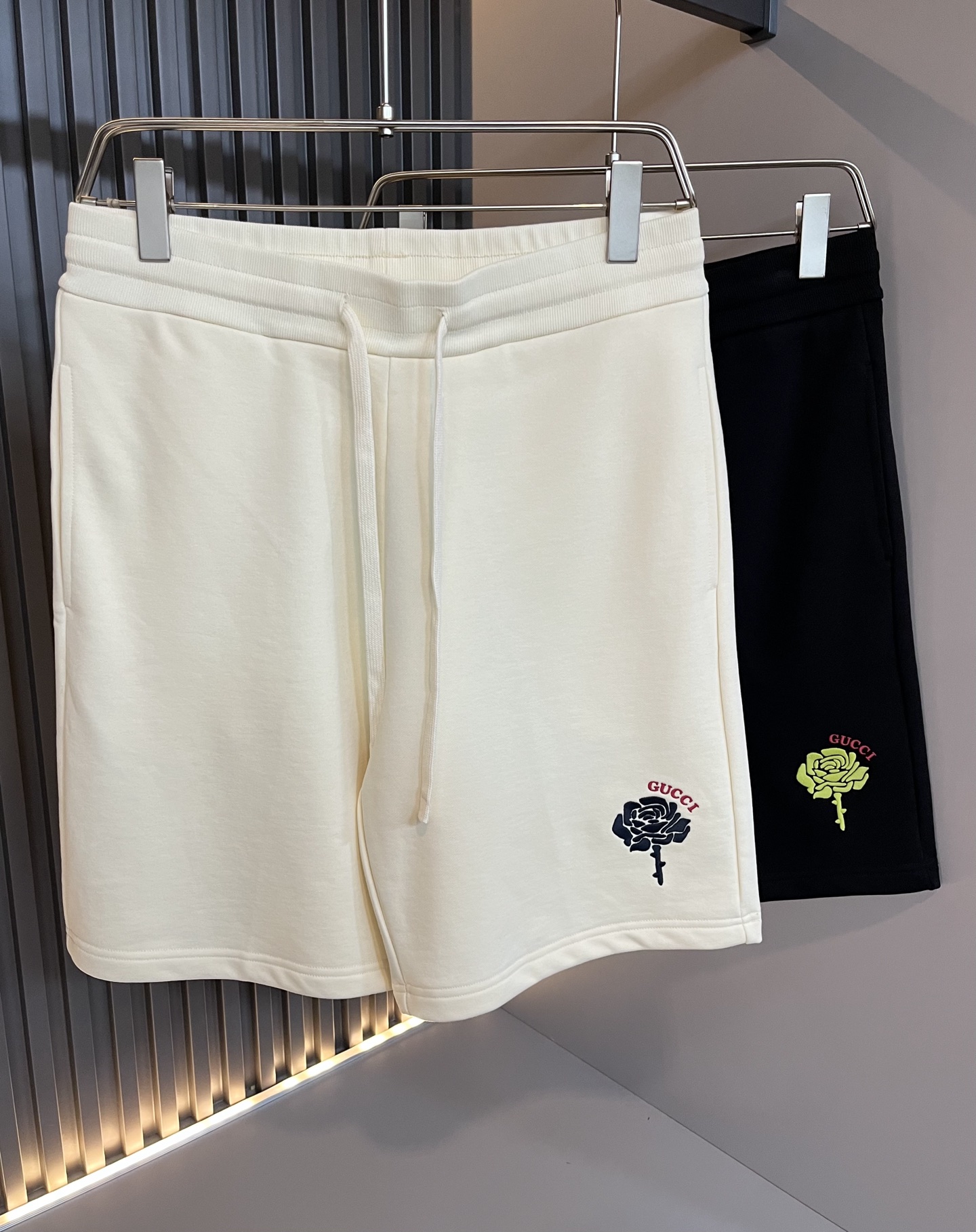 NO:484889,Gucc* Gujia 2025 Spring and Summer latest series of basic round necks for men and women, casual shorts for men and women, the same style for men and women!  Trading companies have sparse channels and are released on the official website at the same time!  New fashion elements design!  Letter logo pattern embroidery design!  Injecting full vitality into the new series, this T-shirt is carefully selected for imported pure cotton fabrics. The fabric feels skin-friendly and soft and delicate, and has an extremely comfortable and breathable wearing experience. The whole item is very eye-catching and fashionable, and is deeply loved by young people today!  Basic loose fitting cut, neutral style regardless of age or gender, suitable for matching all the styles and looks you need in your daily life!  It is recommended to wear couple outfits to go out on the street to make it more pleasing to the eye!  Size: S-XL, gucci, gucci, shorts, tees, t-shirt, alexander wang19860909Gucc*古家 2025春夏最新系列基础圆领男女同款休闲短裤,男女同款！贸易公司渠道稀出,同步官网发售 ！ 新时尚元素设计！字母logo图案刺绣设计！为全新系列注入满满活力,这款T恤衫用心甄选客供进口纯棉面料制成,面料手感亲肤柔软细腻,拥有着无比舒适透气性的穿着体验,整件单品极具吸睛度与时尚感,深受当下年轻人的喜爱！基础宽松版型裁剪,不分年龄与性别的中性款式,适合搭配你日常所需的所有风格与造型！建议搭配情侣装出街会更为养眼出色！尺码:S-XL,,gucci,gucci,shorts,tees，t-shirt,alexander wang,Men's clothing