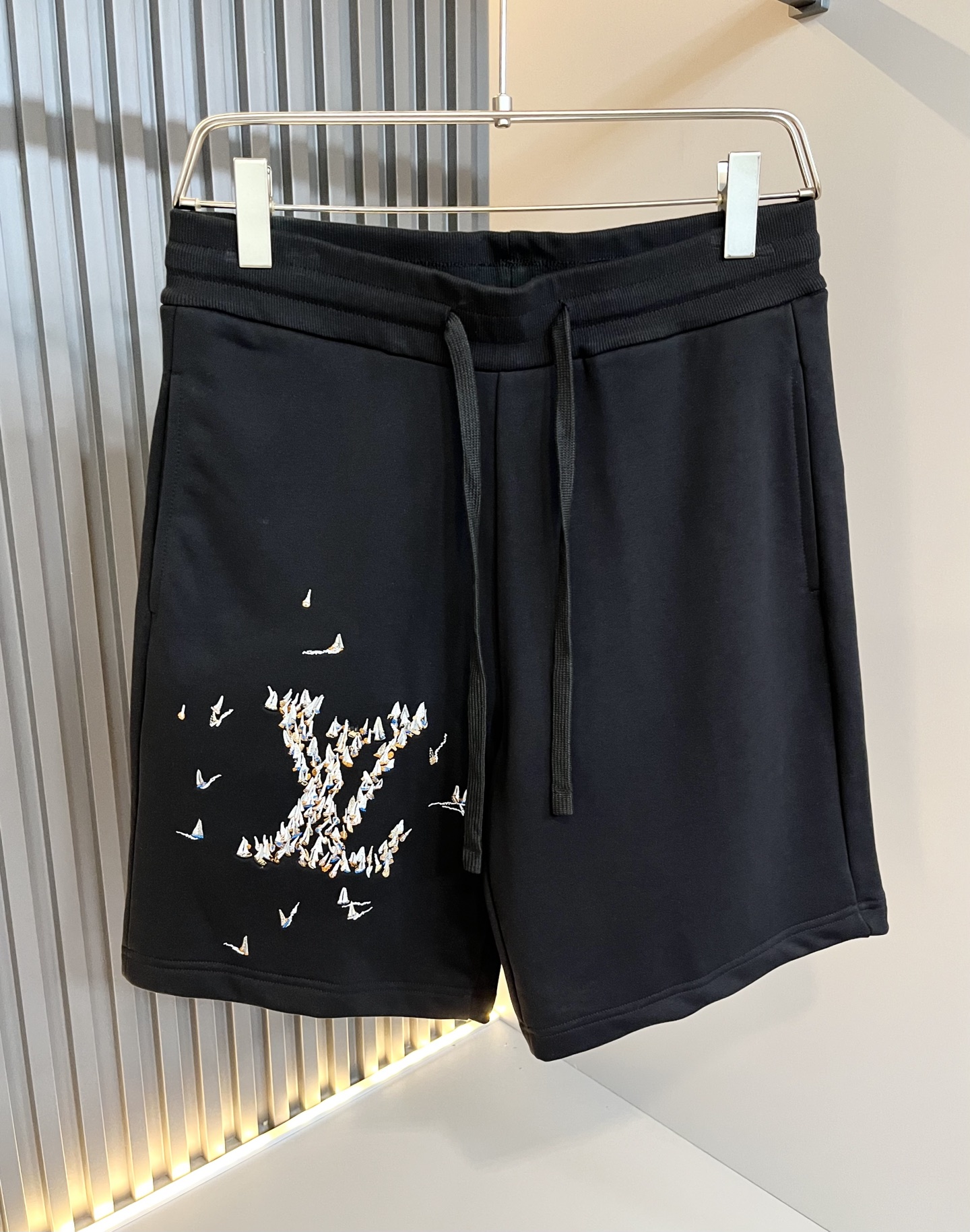 NO:487718,Louis Vuit*on Louis*den 2025 Spring and Summer Men and Women's Logo Casual Shorts, 2025 New Men and Women's Casual Shorts are launched, and it is another masterpiece that makes people shine!  Theme concept of the road *Vieuden, design logo pattern embroidery decoration!  You can immediately feel its uniqueness when worn on the body, with a strong brand style and a relaxed look that will make you the highlight of the public!  Just because I was planted at a glance, I had to use materials, handicrafts, design and other production processes to the extreme, and imported pure cotton fabrics!  Full cotton!  The texture of this model is quite touching, the specifications and grades are known at the tentacles. The delicateness and breathability are top-notch. It instantly kills all versions in the industry. The versatile and elegant style is popular all over the world as soon as it was released. Hollywood big names and celebrities and internet celebrities are all taking the lead in buying it. I recommend it by myself. I must buy a shorts for men and women this summer!  Size S-XL, louis vuitton,louis vuitton,shorts,alexander wang19860909Louis Vuit*on路易*登 2025春夏男女同款logo休闲短裤,2025新款男女同款休闲短裤上线了,又是一件让人眼前一亮的佳作！主题概念的路*威登,设计logo图案刺绣修饰！穿上身马上就能感受到它的与众不同,品牌风格浓烈,轻松的能让你变成大众亮点！只因为一眼就被种草,喜欢就要任性用料、手工、 设计等各方面的制作工序都是做到了极致,百分百进口纯棉的面料！棉质饱满！此款的质感相当感人 触手便知规格档次 细腻程度与透气效果堪称顶级 秒杀业内一切版本的存在.百搭的气质款,一发布就火爆全球,好莱坞大咖 明星大V网红都纷纷抢先入手,自留墙裂推荐,今年夏天必入的一款短裤男女同款！ 尺码S-XL,,louis vuitton,louis vuitton,shorts,alexander wang,Men's clothing