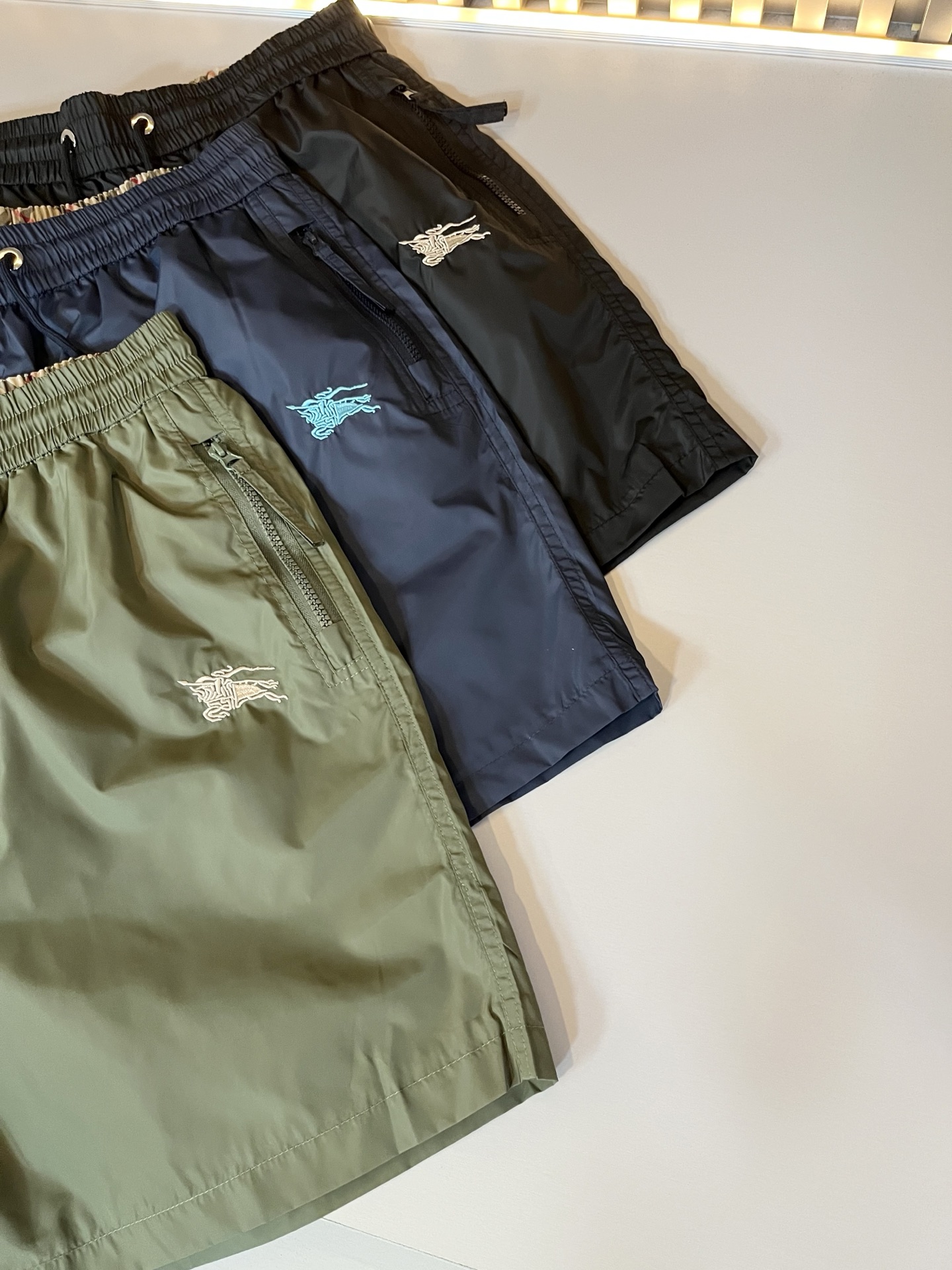 NO:482306,BURBER*Y Ba*li 2025 spring and summer new casual versatile men and women's same casual shorts!  Trading companies have sparse channels and are released on the official website at the same time!  Logo logo pattern embroidery design!  This T-shirt is made of imported polyester fiber material. The materials used by B are still unscrupulous. It is very suitable for wearing in summer. It is skin-friendly and breathable, giving you the most comfortable and comfortable wearing experience!  Very textured and breathable, with a loose basic style cut, perfect for daily casual wear, so hurry up and buy it!  Size M-3XL, Burberry, shorts, tees, t-shirt, alexander wang19860909BURBER*Y巴*莉 2025春夏新款休闲百搭男女同款休闲短裤！贸易公司渠道稀出,同步官网发售！标识logo图案刺绣设计！此款T恤衫甄选客供进口聚酯纤维材质制作而成,B家的用料上依然是无法挑剔的,非常适合夏日里穿着,亲肤透气、给你最极致舒爽的穿着体验！ 非常有质感透气,基础宽松版型裁剪,日常休闲着穿的完美之选,还不赶紧入手！尺码M-3XL,,burberry,shorts,tees，t-shirt,alexander wang,Men's clothing