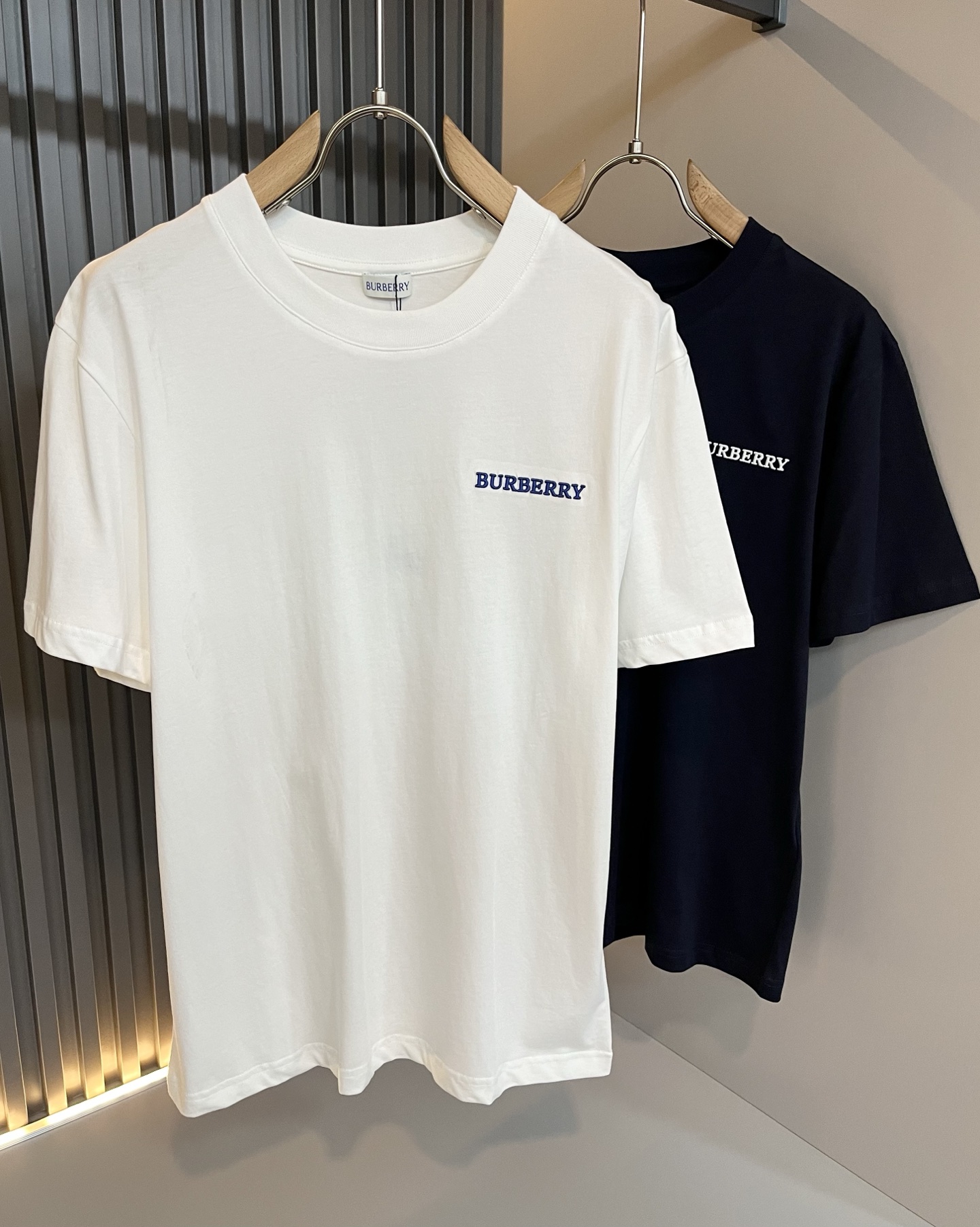 NO:486638,BURBER*Y Ba*li's new spring and summer short-sleeved T-shirt for men and women is coming, and is made of a popular environmentally friendly pure cotton fabric recently. It is a high-end outdoor sports and leisure series, which is very popular in sports trend!  BUR's latest special material, chest logo logo pattern embroidery design!  Fabric is also called memory cloth, which refers to fabrics with morphological memory functions. It instantly kills all versions on the market. It can only be said that it is not a level of existence at all. Whether it is material, detail restoration and craftsmanship, you are not afraid of any challenges. Just to contribute wonderful products to everyone. As always, it is consistent. A style that implements the core concept of BUR will be closely tied to fashion, always maintaining perfection, a simple but not simple design style perfectly meets the outfit you need in daily life. Size: M-3XL, burberry, T-shirt, tees, t-shirt, alexander wang19860909BURBER*Y巴*莉春夏新品男女同款短袖T恤,重磅来袭,最近比较火热的环保纯棉面料制作而成,高端户外运动休闲系列,非常火热运动风潮！BUR最新研发的特殊材质,胸前标志logo图案刺绣设计！面料也叫记忆布,是指具有形态记忆功能的面料,秒杀市面上一切版本,只能说根本就不是一个级别的存在,不管是材质还是细节还原度以及工艺制作方面,不惧任何挑战,只为给大家奉献绝妙产物一如既往,始终如一,贯彻了BUR核心理念的一个款式将与时尚紧紧的捆绑在一起,时刻保持完美,简约而不简单的的设计风格,完美的满足了你日常所需要的穿搭.尺码:M-3XL,,burberry,T-shirt,tees，t-shirt,alexander wang,Men's clothing