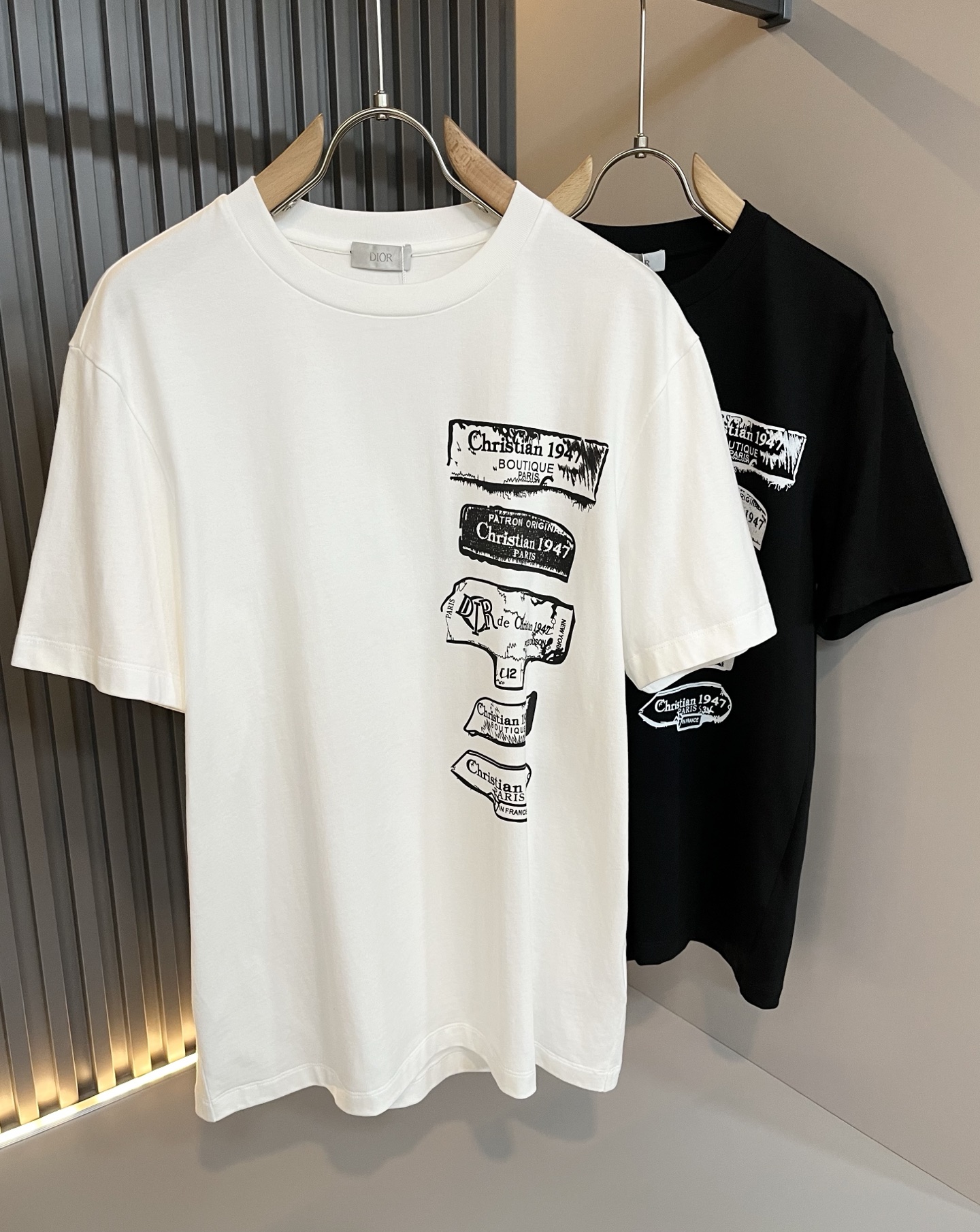 NO:486629,Dio*Dijia Spring and summer new short-sleeved T-shirts for men and women, and are available simultaneously for counters!  Customized exclusive 260g pure cotton fabric, customized original craft threads, chest logo pattern printing craft design!  Simple and generous, calm and versatile, extremely high-end, perfectly integrated with fashion and style, a top fashionable style that perfectly suits the outside wear!  The overall feeling is natural!  The ultimate classic versatile short-sleeved T-shirt is designed with the latest three-dimensional letter logo embroidery elements!  The ultimate perfection of heavy industry!  Fans who pursue high quality are please buy them by themselves, and all fans who know the goods are invited to appreciate this model together!  !  Size M-5XL, dior,dior,T-shirt,tees,t-shirt,alexander wang19860909Dio*迪家 春夏新款男女同款短袖T恤,专柜同步发售！定制专属260克纯棉面料,定制原版工艺螺纹,胸前logo图案印花工艺设计！简约大方,从容百搭,档次极高,完美融入时尚还有风情感一款完美符合外穿的顶尖时髦气质款！整体给人浑然天成的感觉！极致经典的百搭型短袖T恤,采用最新的立体字母logo刺绣元素设计！极致的重工极致的完美！追求高品质的粉丝们请自行抢购,诚邀所有识货的粉丝一同鉴赏此款！！尺码M-5XL,,dior,dior,T-shirt,tees，t-shirt,alexander wang,Men's clothing