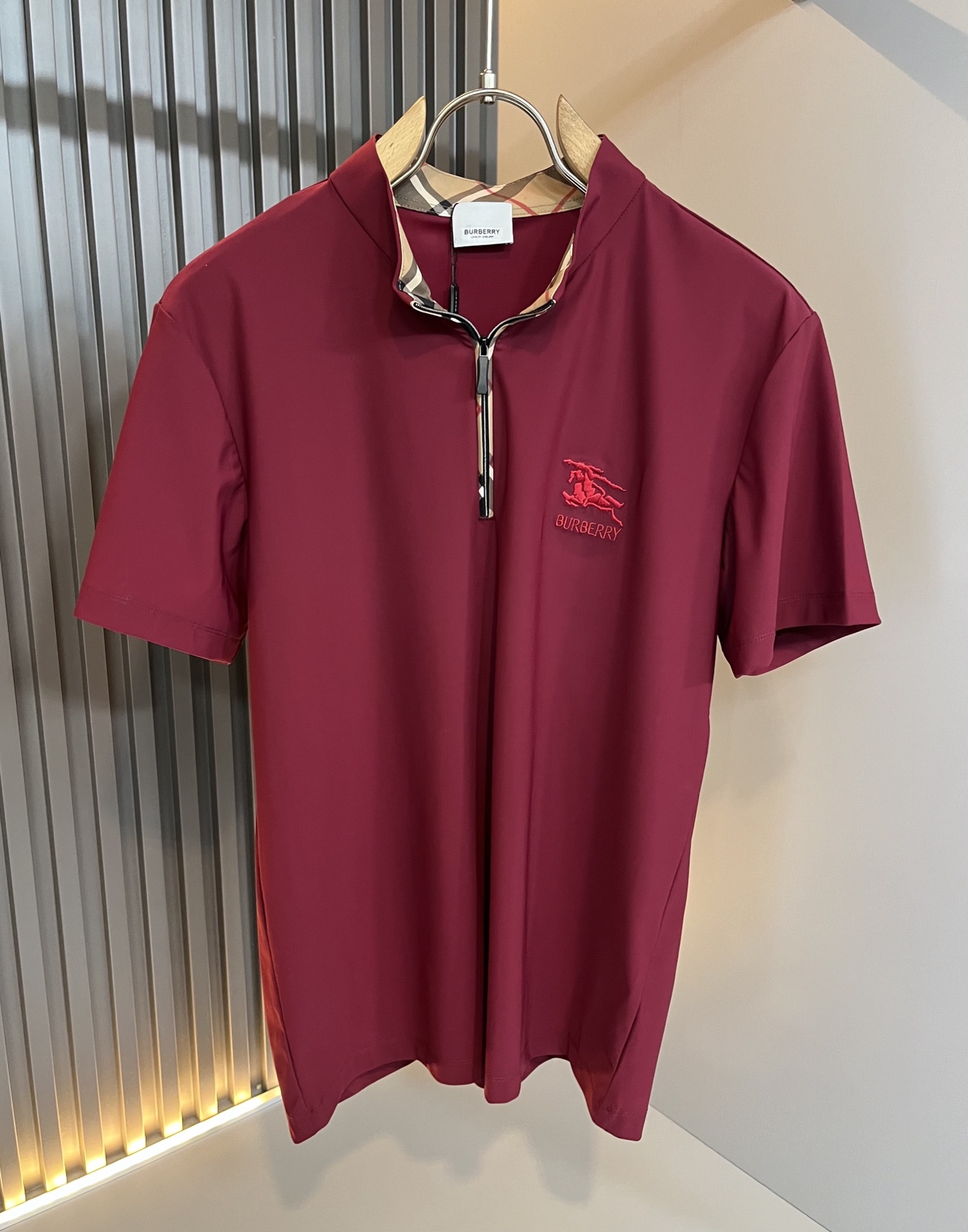 NO:478452,Bur*erry 2025 spring and summer new men's casual suit, the latest brand design elements!  Neither monotonous nor complicated, the benefits show taste!  Customer-supplied top-quality custom logo pattern embroidery design!  Original stretch spandex fabric!  Comfortable, sweat-absorbing and breathable, the unique high-end fabric presents a simple and elegant temperament!  Customized original logo pattern embroidery design!  Full three-dimensional! Standard cutting design!  Every detail is a synchronized with high-end fashion. Size: M-4XL, burberry, alexander wang19860909Bur*erry 巴*莉 2025春夏新款男士休闲套装,品牌最新设计元素！既不单调也不复杂,好处的展现品味！客供顶级定制logo图案刺绣设计！原版弹力氨纶面料！舒适吸汗透气根本不在话下,面料独具的高奢感呈现简约优雅气质！定制原版logo图案刺绣设计！饱满立体!标准裁剪设计！每一处细节都是与高端时尚同步的体现.尺码:M-4XL,,burberry,alexander wang,Men's clothing