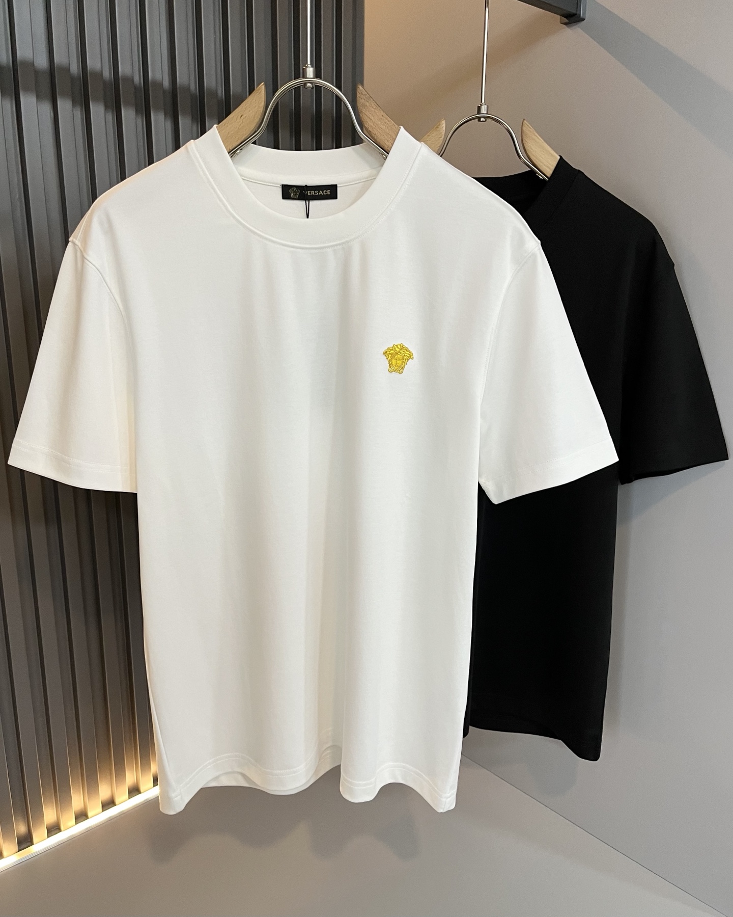 NO:484865,Versa*e Fan*zhe's new spring and summer 2025 men and women's short-sleeved T-shirt for couples, trendy light luxury new products are available, original single replica product, high-end quality, highest version of the market, Milan fashion designer model, sneak peek, exclusive in stock; original mercerized cotton fabric is available for customers!  Customized Medusa logo embroidery pattern design, the upper body effect is excellent, and the comfortable and close body shows the temperament!  S-2XL, versace, T-shirt,tees, t-shirt,alexander wang19860909Versa*e 范*哲2025春夏新款男女同款情侣短袖T恤,潮流轻奢新品登场 原单复刻产物 高端品质 市场最高版本 米兰时装设计师款 先睹为快,独家现货发售；客供原版丝光棉面料！定制美杜莎logo刺绣图案设计,上身效果超赞,舒适贴身彰显气质！码数S-2XL,,versace,T-shirt,tees，t-shirt,alexander wang,Men's clothing