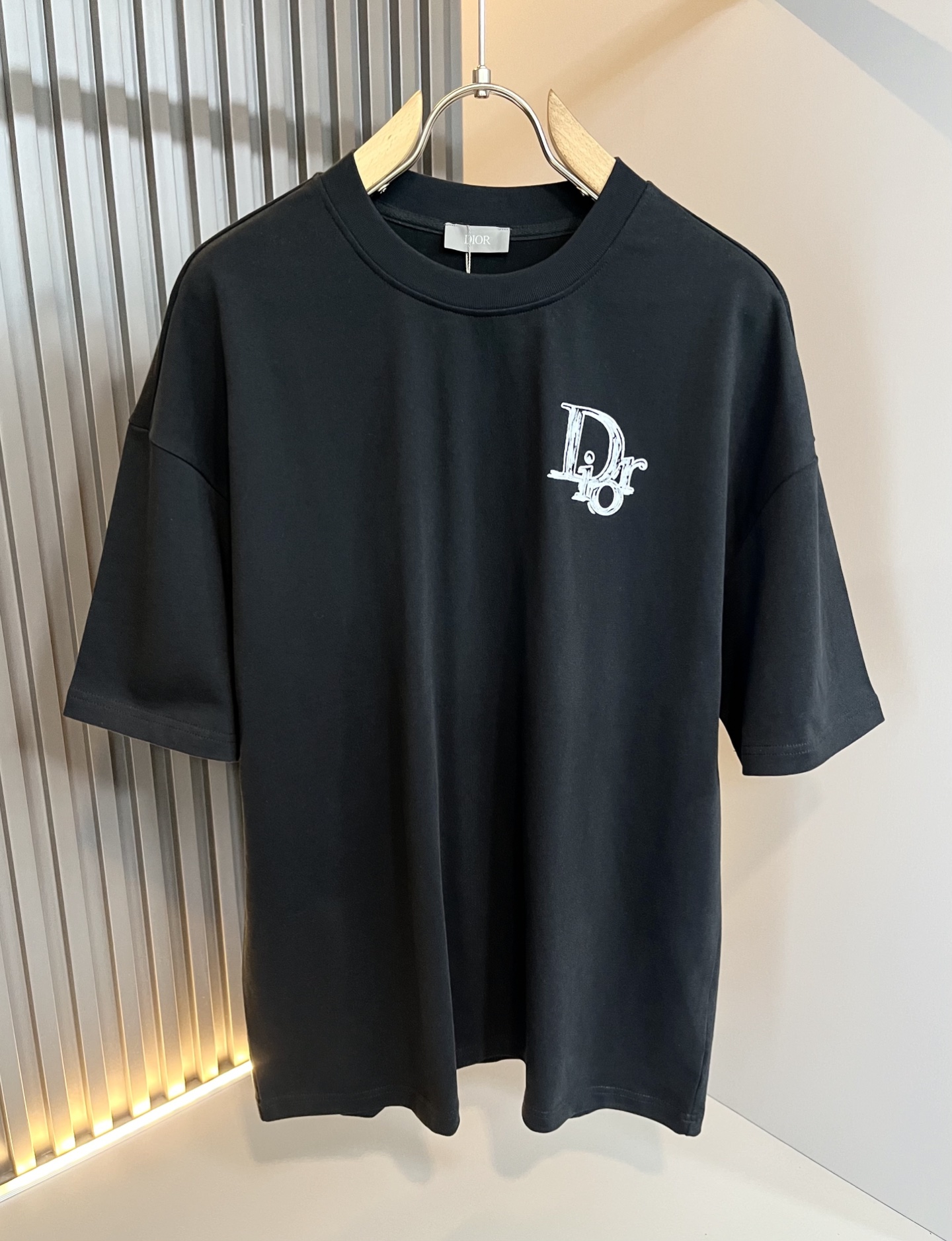 NO:484894,Dio*r Dio 2025 spring and summer new casual suits for men and women are available in the same style. The trading company has a wide range of channels and is released on the official website at the same time. The most anticipated high-quality products of the male and female goddess are coming, making you feel what it means to be truly high luxury and connotation! This suit is made of D's special pure cotton fabric, full of brand style!  The surface is neat and smooth and shiny, and the texture is obvious through the screen. It is the most enjoyable wearing experience! It perfectly enhances the overall luxury and class, and can get a high-end luxury atmosphere at a glance! Basic regular style cutting, versatile and simple upper body, and is easy to deal with various occasions and environments. It is undoubtedly a must-have item for daily commuting! Size M~2XL,,dior,dior,alexander wang19860909Dio*r迪*奥2025春夏新品男女同款休闲套装,贸易公司渠道稀出,同步官网发售,男神女神最为期待的精品狠货重磅来袭,让你感受到什么叫真正的高奢有内涵!此款套装选用D家专用纯棉面料制成,满满的品牌风格！表面整洁光滑且富有光泽,质感透过屏幕都显而易 见,你最为享受的穿着体验! 完美提升了整体的奢华档次感,一眼就能Get到的高端奢华气息!基础常规版型裁剪,上身百搭简约不挑人,轻松应对各种场合与环境,属于日常通勤必备的臻品无疑!尺码M～2XL,,dior,dior,alexander wang,Men's clothing