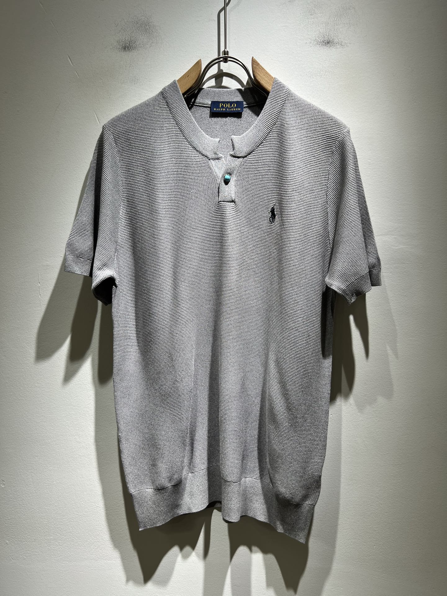 NO:478591,Paul POLOSPORT 2025 spring and summer new knitted short-sleeved T-shirt, simple solid color and fashionable styles, many design celebrities have an inseparable sentiment for solid colors. This is a tribute to tradition and a nostalgia for mood. In fact, most of the nostalgia of the design also determines the tone of the work. The work I want to talk about today is the new work brought by~~ It can be said to be a business-friendly and casual style work. A simple and iconic logo embroidery design on the chest!  The exquisite workmanship is worth savoring, and it can be said to be an extremely accurate and simple style tone. A simple and casual tone is already very accurate. Imported pure cotton fabrics have soft and comfortable textures. The workmanship is impeccable. They are not monotonous and more high-end. What they originally exudes is a fashionable temperament, and the soft and comfortable fabrics, the dressing experience of the whole work has gone to a higher level~ The control of style and the stone hammer of the tone is very accurate!  !  The first choice for shopping is OK~~Exclusive to the entire network, size M-3XL, T-shirt,tees, t-shirt,alexander wang19860909保罗POLOSPORT 2025春夏新款针织短袖T恤,简约纯色时尚款不乏有许多设计大咖们都对于纯色都有着难以割舍的情怀.这是一种对于传统的致敬,也是一种对于情调的怀旧~其实,设计的怀旧感很大部分也决定了作品的基调.今天要说的这件作品,就是由带来的新作~~可以说是一件可商务可休闲的风格作品.胸前简单标志性logo刺绣设计！精致的做工值得细品,可以说是一次极为准确的简洁风定调.一种简洁&休闲的基调已经十分准确了.进口纯棉面料,质地柔软舒适.做工无可挑剔.不单调的同时更显高端.本来散发的就是一种时尚的气质,再加上其柔软舒适的面料,整件作品的穿搭体验,更上一层楼~对于风格的把控以及基调的石锤,更是非常只准确！！剁手首选好吧~~全网独家,尺码M-3XL,,T-shirt,tees，t-shirt,alexander wang,Men's clothing