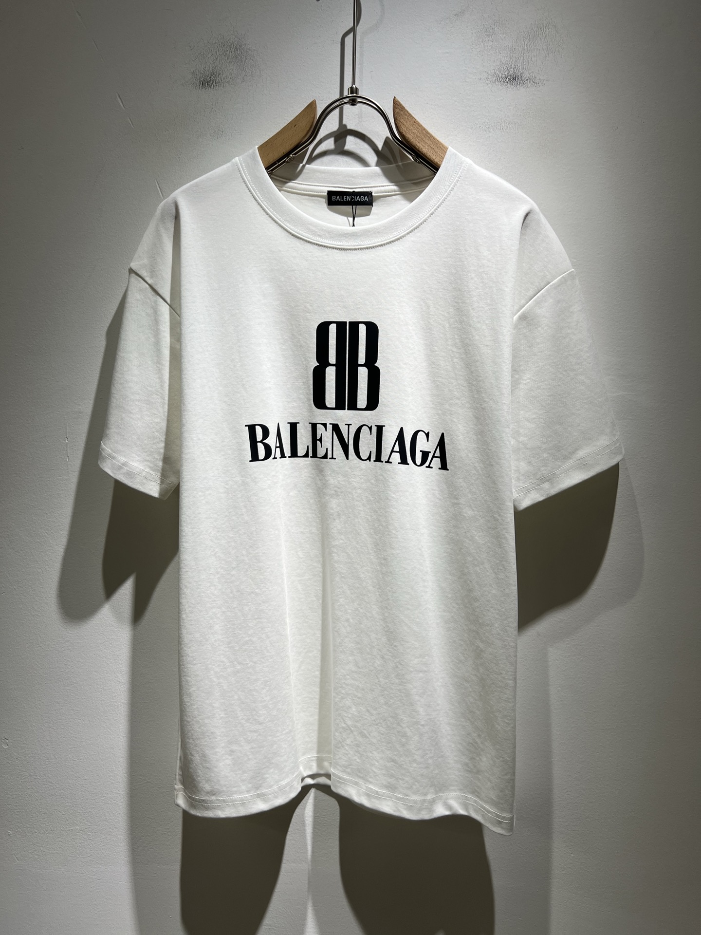 NO:478596,BALENCIA* Paris* Home 2025 Spring and Summer New Men and Women Couples Casual Loose Cotton Round Neck Short Sleeve T-shirt!  Trading companies have sparse channels and are released on the official website at the same time!  The latest series of spring and summer 2025, classic fashion design elements, injecting full vitality into the new series. This T-shirt is carefully selected for imported cotton fabrics. The fabric feels skin-friendly and soft and delicate, and the body logo print design!  It has an extremely comfortable and breathable wearing experience. The whole item is very eye-catching and fashionable, and is deeply loved by young people today!  The loose round neck cut is a neutral style regardless of age and gender, suitable for matching all the styles and looks you need in your daily life!  It is recommended to wear couple outfits to go out on the street to make it more pleasing to the eye!  Size M-3XL, balenciaga, T-shirt,tees, t-shirt,alexander wang19860909BALENCIA*巴黎*家 2025春夏新款男女同情侣款休闲宽松棉质圆领短袖T恤衫！贸易公司渠道稀出,同步官网发售 ！ 2025春夏最新系列,经典时尚设计元素,为全新系列注入满满活力,这款T恤衫用心甄选客供进口棉面料制成,面料手感亲肤柔软细腻,衣身logo印花设计！拥有着无比舒适透气性的穿着体验,整件单品极具吸睛度与时尚感,深受当下年轻人的喜爱！基础宽松的圆领版型裁剪,不分年龄与性别的中性款式,适合搭配你日常所需的所有风格与造型！建议搭配情侣装出街会更为养眼出色！尺码M-3XL,,balenciaga,T-shirt,tees，t-shirt,alexander wang,Men's clothing