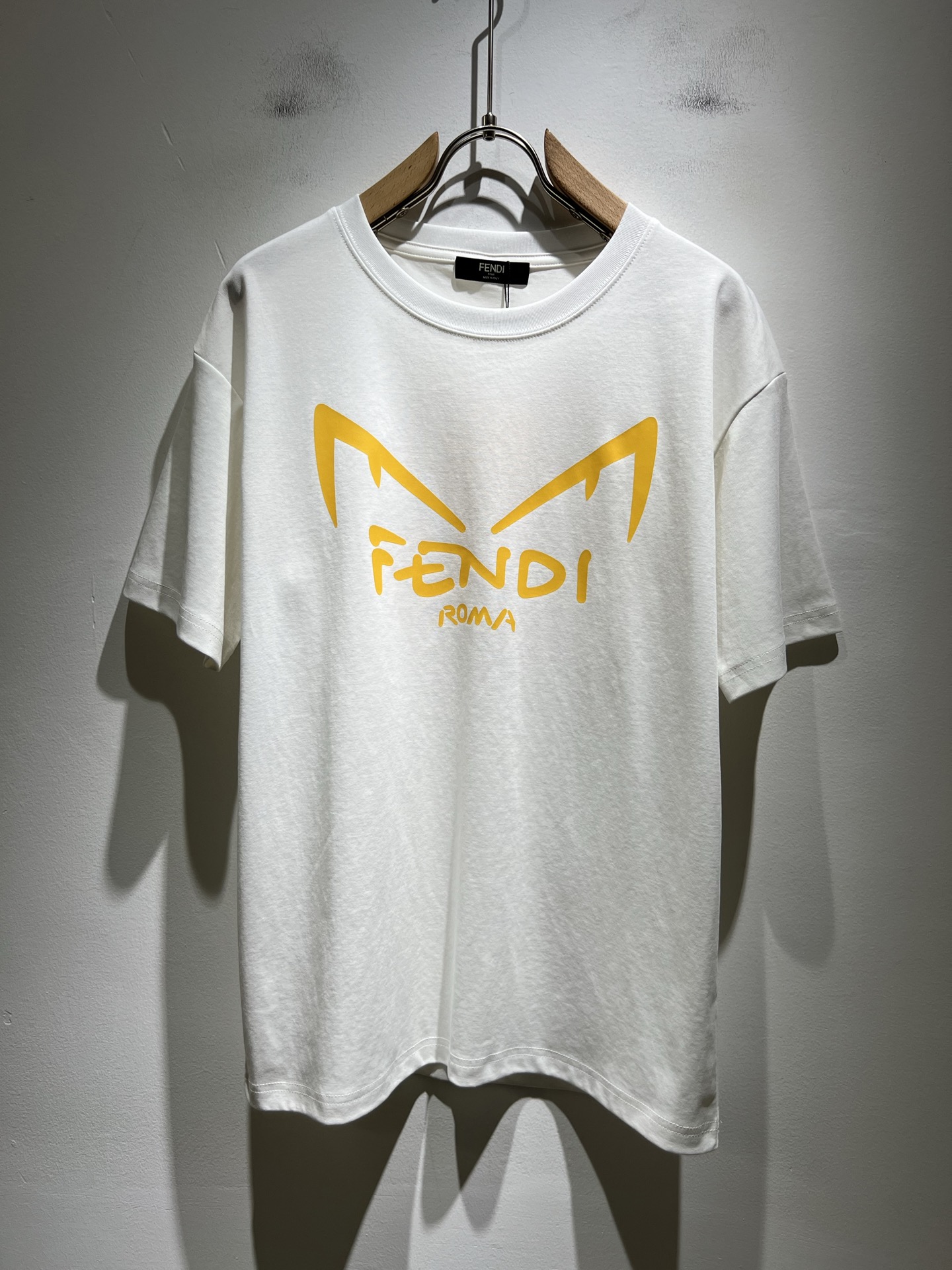 NO:478611,FEN*I FEN*Di's new spring and summer 2025 FD family FF men and women short-sleeved T-shirt, versatile and minimalist short-sleeved shirts for men and women. Original Italian orders, popular FD family items, simple and pure colors. The FD family's enduring iconic products, high-quality products with full representation and full specifications, and high-quality products that all FD fans are worth buying!  Pure Yidian channel orders, high-end and popular products from the FD family, very popular items at the moment, and iconic letter logo pattern printing modification!  Sleeve printed logo design!  High-end goods worth keeping and giving away to others!  It is trendy and beautiful, with a full sense of trendy atmosphere, and has a very high level and specifications. It uses a very classic black and white color combination, giving people a strong visual impact and has a very high recognition. It is top-quality exclusive pure cotton fabric, created with a soft, delicate and comfortable touch, and has a very high-end and classy appearance!  Perfectly interprets the charm of the brand and leaves a deep impression. It is more fashionable and charming. It has simple, elegant and fashionable upper body, and is even more stressful for outfits!  The inner wear alone is very delicious and beautiful scenery that cannot be ignored!  Size M-3XL, fendi,dior,T-shirt,tees,t-shirt,alexander wang19860909FEN*I 芬*迪2025春夏新款FD家族FF男女同款短袖T恤,男女同款百搭极简短袖.意大利原厂订单,FD家族人气单品,简约纯色系打造.FD家族经久不衰的标志性臻品,代表性十足,规格感十足的精品,所有FD粉丝都值得抢购的精品！纯正意代渠道订单,FD家族的高奢人气爆款产物,当下十分火爆的单品,标志性字母logo图案印花修饰！袖子印花logo设计！值得自留和送人的高端货！新潮又好看,潮流气息感十足,档次规格感极高,并且采用十分经典的的黑白双色搭配,给人的视觉冲击感相当强烈,有着极高的辨识度,顶级专属纯棉面料,打造,触感柔软细腻舒适,品相相当高级有档次！完美诠释品牌魅力,给人留下深刻印象.更具时尚与韵味,上身简约大方时尚,对于穿搭更是毫无压力！单穿内搭都极有味道,不可忽视的靓丽风景线！ 尺码M-3XL,,fendi,dior,T-shirt,tees，t-shirt,alexander wang,Men's clothing