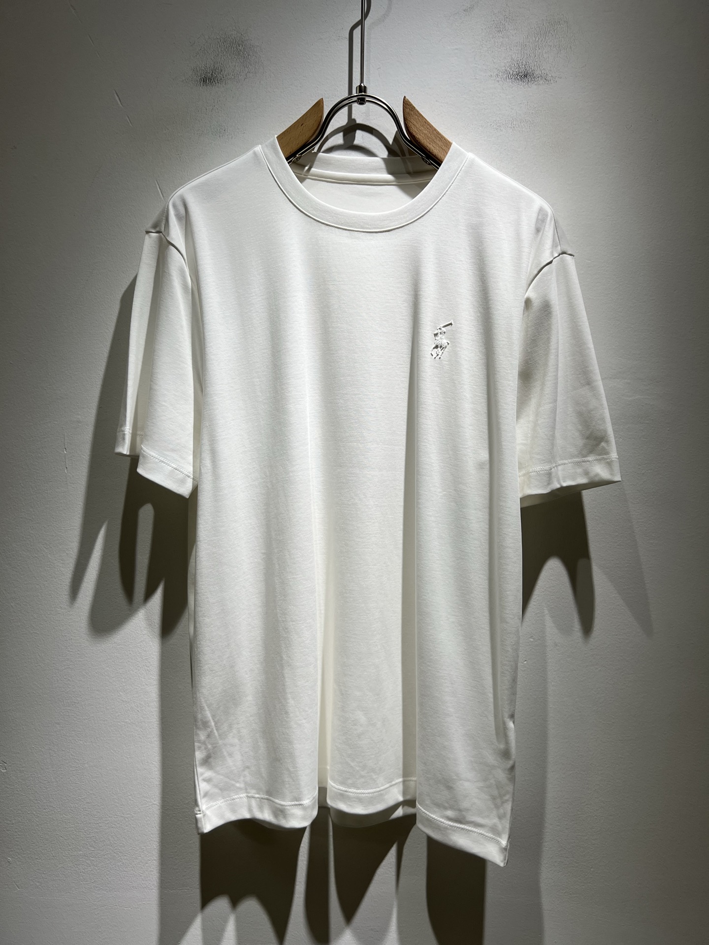 NO:478577,Paul POLOSPORT 2025 spring and summer new short-sleeved T-shirt, simple solid color and fashionable styles, many design celebrities have an inseparable sentiment for solid colors. This is a tribute to tradition and a nostalgia for mood. In fact, most of the nostalgia of the design also determines the tone of the work. The work I want to talk about today is the new work brought by~ It can be said to be a business-friendly and casual style work. The simple and iconic logo on the chest is glued!  The exquisite workmanship is worth savoring, and it can be said to be an extremely accurate and simple style tone. A simple and casual tone is already very accurate. Imported pure cotton fabrics have soft and comfortable textures. The workmanship is impeccable. They are not monotonous and more high-end. What they originally exudes is a fashionable temperament, and the soft and comfortable fabrics, the dressing experience of the whole work has gone to a higher level~ The control of style and the stone hammer of the tone is very accurate!  !  The first choice for shopping is OK~~Exclusive to the entire network, size M-4XL, T-shirt,tees, t-shirt,alexander wang19860909保罗POLOSPORT 2025春夏新款短袖T恤,简约纯色时尚款不乏有许多设计大咖们都对于纯色都有着难以割舍的情怀.这是一种对于传统的致敬,也是一种对于情调的怀旧~其实,设计的怀旧感很大部分也决定了作品的基调.今天要说的这件作品,就是由带来的新作~~可以说是一件可商务可休闲的风格作品.胸前简单标志性logo压胶设计！精致的做工值得细品,可以说是一次极为准确的简洁风定调.一种简洁&休闲的基调已经十分准确了.进口纯棉面料,质地柔软舒适.做工无可挑剔.不单调的同时更显高端.本来散发的就是一种时尚的气质,再加上其柔软舒适的面料,整件作品的穿搭体验,更上一层楼~对于风格的把控以及基调的石锤,更是非常只准确！！剁手首选好吧~~全网独家,尺码M-4XL,,T-shirt,tees，t-shirt,alexander wang,Men's clothing