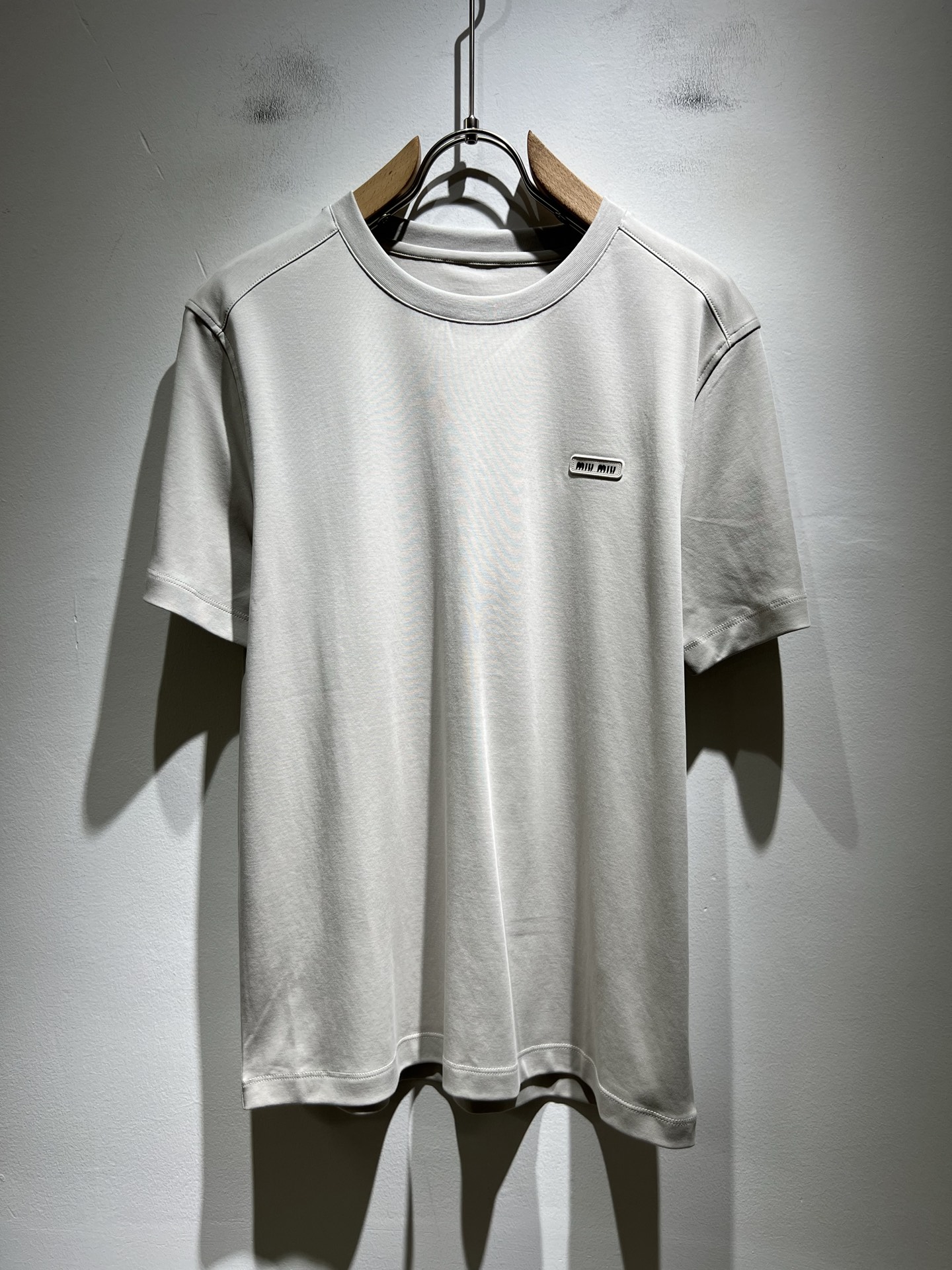 NO:478634,MIUMIU Miserable 2025 Spring and Summer New Men and Women's Same Short-sleeved T-shirt, the latest brand design elements!  Neither monotonous nor complicated, it shows taste just right!  Customer-supplied top-level glue press logo design!  Comfortable, sweat-absorbing and breathable, the unique high-end fabric presents a simple and elegant temperament!  Chest logo glue pressing design!  Full three-dimensional! Standard cutting design!  Every detail is a synchronized with high-end fashion. Size: M-4XL, miumiu, T-shirt, tees, t-shirt, alexander wang19860909MIUMIU 谬谬2025春夏新款男女同款短袖T恤,品牌最新设计元素！既不单调也不复杂,恰到好处的展现品味！客供顶级压胶logo设计！舒适吸汗透气根本不在话下,面料独具的高奢感呈现简约优雅气质！胸前logo压胶设计！饱满立体!标准裁剪设计！每一处细节都是与高端时尚同步的体现.尺码:M-4XL,,miumiu,T-shirt,tees，t-shirt,alexander wang,Men's clothing