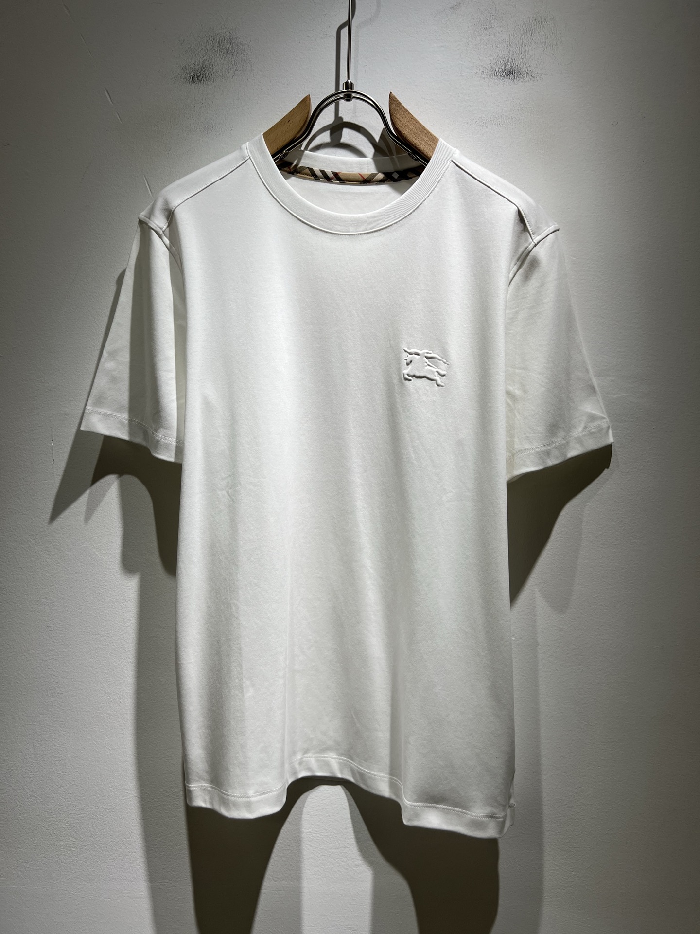 NO:480217,BURBER*Y Ba*li's new spring and summer 2025 short-sleeved T-shirt for men and women, is coming, and is made of a popular environmentally friendly pure cotton fabric recently. It is a high-end outdoor sports and leisure series, which is very popular in sports!  BUR's latest special material, logo pattern glue pressing design!  Fabric is also called memory cloth, which refers to fabrics with morphological memory functions. It instantly kills all versions on the market. It can only be said that it is not a level at all. Whether it is material, detail restoration and craftsmanship, you are not afraid of any challenges. Just to contribute wonderful products to everyone. As always, it is consistent. A style that implements the core concept of BUR will be closely tied to fashion, always maintaining perfection, a simple but not simple design style that perfectly meets the outfit you need in daily life. Size: M-4XL, burberry, T-shirt, tees, t-shirt, alexander wang19860909BURBER*Y巴*莉2025春夏新品男女同款短袖T恤,重磅来袭,最近比较火热的环保纯棉面料制作而成,高端户外运动休闲系列,非常火热运动风潮！BUR最新研发的特殊材质,标志logo图案压胶设计！面料也叫记忆布,是指具有形态记忆功能的面料,秒杀市面上一切版本,只能说根本就不是一个级别的存在,不管是材质还是细节还原度以及工艺制作方面,不惧任何挑战,只为给大家奉献绝妙产物一如既往,始终如一,贯彻了BUR核心理念的一个款式将与时尚紧紧的捆绑在一起,时刻保持完美,简约而不简单的的设计风格,完美的满足了你日常所需要的穿搭.尺码:M-4XL,,burberry,T-shirt,tees，t-shirt,alexander wang,Men's clothing