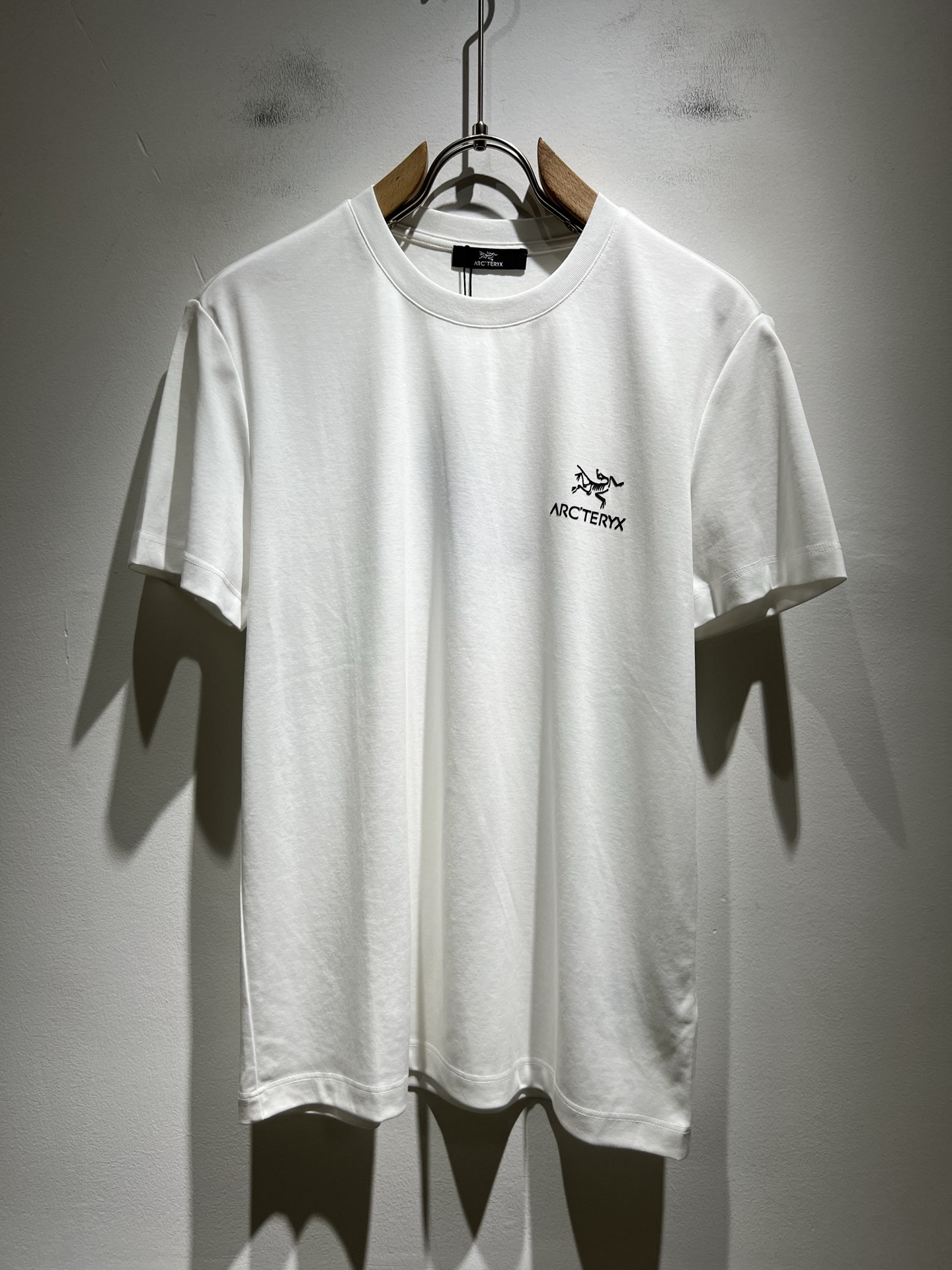 NO:478589,ARCTER*X Original Archaeological Bird 2025 spring and summer new short-sleeved T-shirt outdoor brands for men and women, perhaps the first thing that comes to mind is Canadian goose and Archaeological Bird. It gives people a feeling of trying out the label!  In addition to being quite accomplished in style design, the most obvious or most expert should be to have deeper and unique insights and attainments in fabrics. Through continuous structural research and problem-solving, and characterized by unique research on fabrics, these alone are enough to support it to become the first new logo brand image in the clothing manufacturing industry. This model uses air cotton material!  The fabric after the seiko blending feels smooth and soft, and it has both natural beauty and comfort. The large body style is cut cleanly and cleanly, and the fabric shows a different hazy structural beauty. It is made of exclusive mold customization. The fabric and its technology test the workers, can be smooth and smooth without wrinkles!  Logo logo pattern glue pressing process design!  It really tests the handmade work of every master!  It makes the whole clean and neat, without leaving any thread. Now men who pursue life are more refined in life!  Size M-3XL, arc'teryx, T-shirt,tees, t-shirt,alexander wang19860909ARCTER*X始*祖鸟 2025春夏新款男女同款短袖T恤户外品牌可能大家第一想到的就是加拿大鹅、始祖鸟.给人一种标签试的感觉！除了在款式设计上颇有造诣之外,最明显或者说最为拿手的,应该就是在面料上的拥有更深独特见解跟造诣了.通过不断地结构研究和问题处理,在以面料独特研究为特征,仅凭这些就已经足以支撑其成为服装制造行业中,首屈可数的新标志品牌形象.此款采用的空气棉材质！通过精工混纺之后的面料,手感细滑柔软,同时兼具自然美感跟舒适度.大身上版型裁剪简洁干净,面料上显现出了不一样朦胧的结构性美感来.独家开模定制而成,面料及其考验工人的技术,能做到平整服帖又不起皱！标志logo图案压胶工艺设计！真的是很考验每位师傅的手工制作！使得整体干净利索,不留一丝线头.现在对于生活有所追求的男性也在生活中更为精致！尺码M-3XL,arc'teryx,T-shirt,tees，t-shirt,alexander wang,Men's clothing