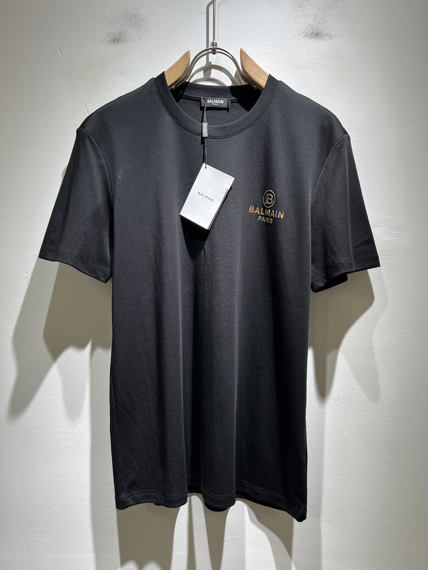 NO:478640,BALM*IN Balmain 2025 spring and summer new short-sleeved T-shirt. A 'mile mark' in men's mind, the 'leading' of the motorcycle kingdom, the top fashion brand that spreads all over the world. It is very alternative, and in the fashion ranking, I always feel that it is invincible in the world. Balmain! Balm*in flocking round neck short-sleeved T-shirt is one of the classic and excellent items, the chest logo printed glue design!  The elements are still so simple, atmospheric and luxurious. No matter how you match it with any type of trousers, it is the least outdated choice! The French Dormeuil worsted cotton fabric is used, which maximizes the outline of the cutting design. The comfortable feel and the design are simple and clear. The flocking color is soft and bright, and the feel is smooth and detailed. The simple material achieves a charming effect!  Size M-3XL, balmain, balmain, T-shirt, alexander wang19860909BALM*IN 巴尔曼 2025春夏新款短袖Ｔ恤.男人心目中的“里程碑”机车王国的“佼佼者”遍布世界的顶级时装品牌.它很另类,在时装的排名中我总觉得它天下无敌的感觉 巴尔曼!Balm*in 植绒圆领短袖Ｔ恤 经典绝佳的单品之一,胸前logo印花压胶设计！元素依旧那么简单大气奢华.无论搭配任何类型裤装它都是最不落伍的选择!选用了法国Dormeuil精纺棉面料, 让其裁剪设计的轮廓感得到了最大的体现.舒适的手感和亲设计简单明了 植绒色泽柔和光亮,手感平滑细致.让简单的材质达到魅力四射的效果！尺码M-3XL,,balmain,balmain,T-shirt,alexander wang,Men's clothing