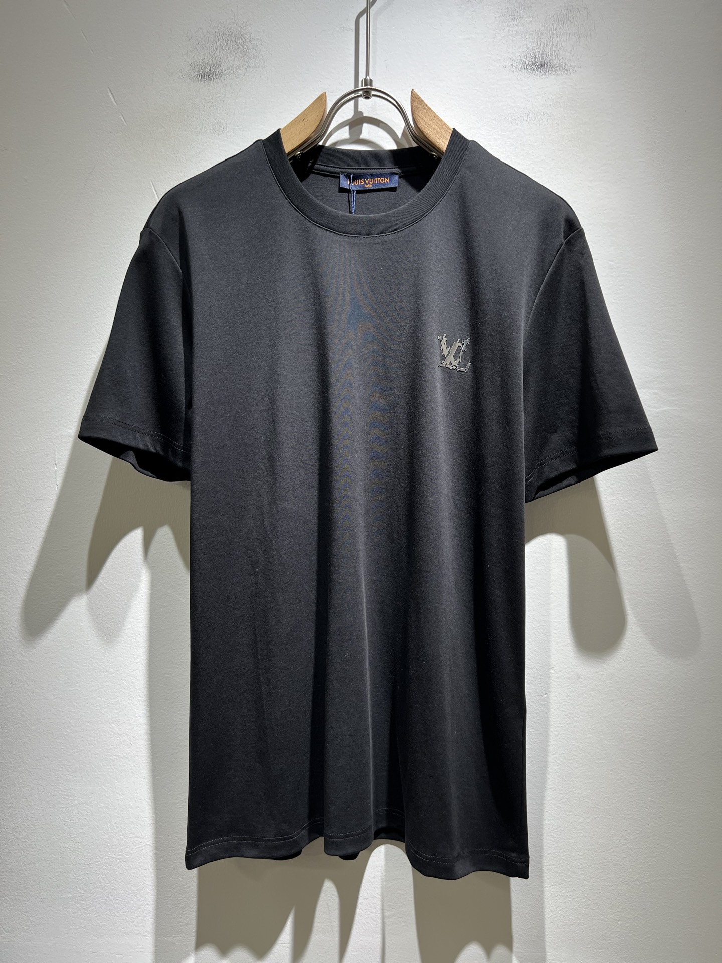 NO:478627,LouisVuitt*Louis*Deng The new series of spring and summer 2025 products are launched, a very fashionable and avant-garde short-sleeved T-shirt for men and women, with logo pattern glue pressing process modification!  Different from the past, it declares the design concept that has been passed down for many years in the brand!  Its eye-catchingness is no less than any classic style, perfectly presenting the fashionable, high-end and luxurious feeling in front of the world!  Made of imported cotton, the customer-supplied and imported cotton material is selected, with a high-quality 260g pure cotton fabric, which has a soft and soft touch, and the real thing is definitely beyond your imagination. It is extremely comfortable and breathable in close body. Even if you sweat profusely, you will not feel greasy or stuffy. It will bring sweating and moisture absorption to the extreme!  Size M-3XL, louis vuitton,louis vuitton,t-shirt,tees,t-shirt,alexander wang19860909LouisVuitt*路易*登 2025春夏全新系列单品上线,非常时髦前卫的一款男女同款短袖T恤,标识logo图案压胶工艺修饰！区别于以往的不同,宣示品牌传承多年的设计理念！其吸睛度完全不亚于任何经典款式,将时髦高级感与奢华感完美呈现在世人眼前！客供进口全棉材质制成,精选优质260g纯棉面料,触感软糯亲肤细腻,实物到手绝对超乎你的想象,贴身无比舒适透气,即便是汗流浃背也不会有腻身及闷热感可言,将排汗吸湿性发挥到了极致！尺码M-3XL,,louis vuitton,louis vuitton,T-shirt,tees，t-shirt,alexander wang,Men's clothing