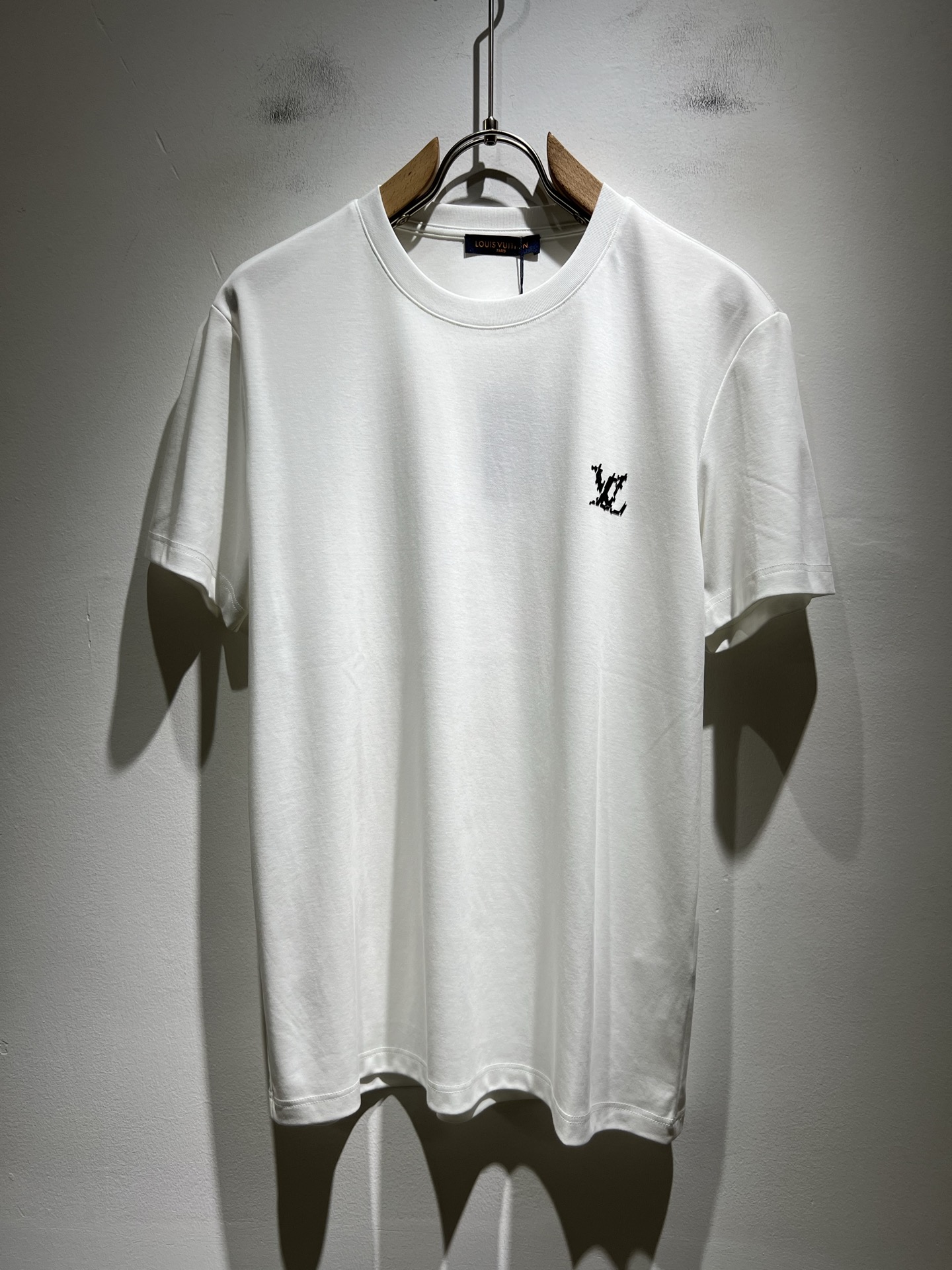 NO:480261,LouisVuitt*Louis*Deng The new series of spring and summer 2025 products are launched, a very fashionable and avant-garde short-sleeved T-shirt for men and women, with logo pattern glue pressing process modification!  Different from the past, it declares the design concept that has been passed down for many years in the brand!  Its eye-catchingness is no less than any classic style, perfectly presenting the fashionable, high-end and luxurious feeling in front of the world!  Made of imported cotton, the customer-supplied and imported cotton material is selected, with a high-quality 260g pure cotton fabric, which has a soft and soft touch, and the real thing is definitely beyond your imagination. It is extremely comfortable and breathable in close body. Even if you sweat profusely, you will not feel greasy or stuffy. It will bring sweating and moisture absorption to the extreme!  Size M-3XL, louis vuitton,louis vuitton,t-shirt,tees,t-shirt,alexander wang19860909LouisVuitt*路易*登 2025春夏全新系列单品上线,非常时髦前卫的一款男女同款短袖T恤,标识logo图案压胶工艺修饰！区别于以往的不同,宣示品牌传承多年的设计理念！其吸睛度完全不亚于任何经典款式,将时髦高级感与奢华感完美呈现在世人眼前！客供进口全棉材质制成,精选优质260g纯棉面料,触感软糯亲肤细腻,实物到手绝对超乎你的想象,贴身无比舒适透气,即便是汗流浃背也不会有腻身及闷热感可言,将排汗吸湿性发挥到了极致！尺码M-3XL,,louis vuitton,louis vuitton,T-shirt,tees，t-shirt,alexander wang,Men's clothing