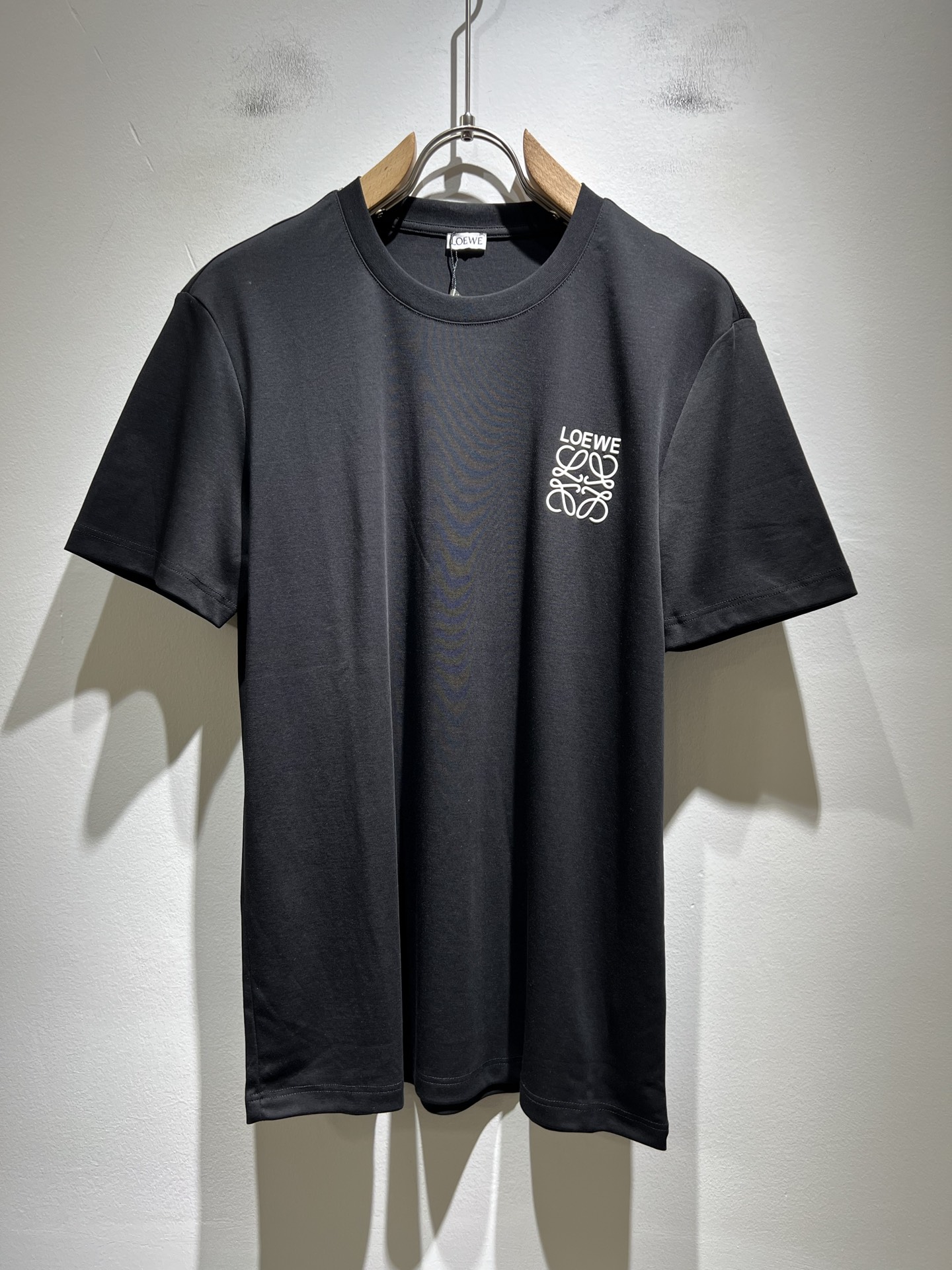 NO:478619,LOE*WE Luo*We 2025 spring and summer new short-sleeved T-shirt for men and women, original Italian order channel, very personalized and high-end style, logo pattern glue pressing technology design!  Couple pure cotton short-sleeved T-shirt!  !  The latest fashion trends and popular products are here, and it is another simple and high-end fashion item. It is a fashion product with very high-end outfit charm. It is a must-have item for fashion trends!  Original Italian manufacturer channels, special-level orders, and released at the same time as Hong Kong, Macao and Taiwan buyers. This model is also the latest popular product of Luo Yiweijia this year and the most classic product. Its specifications and grades are beyond doubt!  !  The choice is very diverse, and it can be said that this model naturally has a fresh and natural feeling, showing the brand charm and high-end feeling. The texture of this model is very good, and the heavy weight and brilliant skin-friendliness that can be seen with hands are even better, and it is a complete enjoyment of wearing!  !  Size: M-3XL, loewe, loewe, T-shirt,tees, t-shirt,alexander wang19860909LOE*WE罗*威 2025春夏新款男女同款短袖T恤,意大利原厂订单渠道,极具个性高级风,标志logo图案压胶工艺设计！情侣款纯棉短袖T恤！！最新时尚潮流人气产物驾到,又是一款简约高级的时尚单品,穿搭魅力十分高级不俗的时尚产物 ,时尚潮流必备单品！意大利原厂渠道,特供级别订单,同步港澳台买手店发布,此款也是罗意威家今年的最新人气产物,也是最经典的产物,其规格跟档次更是毋庸置疑！！ 选择极具多样化,言而喻此款自然具备那种清新自然的感觉,彰显品牌魅力与高级感,此款的质感十分的到位,用手可以感知的重磅跟出彩亲肤程度更是上佳,十足的穿着享受！！尺码: M-3XL,,loewe,loewe,T-shirt,tees，t-shirt,alexander wang,Men's clothing