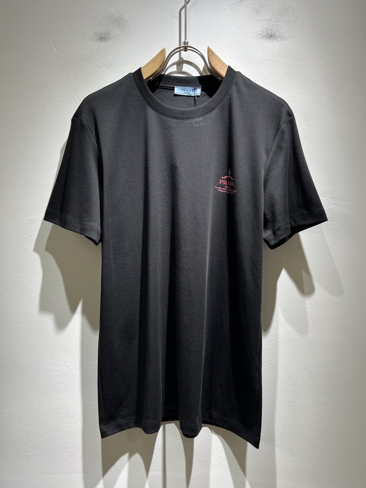 NO:478604,PRAD*A Pu*da 2025 spring and summer new short-sleeved T-shirt for men and women, the latest model is exclusively available on the entire network!  !  ~ It is classic and fashionable and versatile, who doesn’t like it? It will show the classic again. It is very pleasing to the eye and comes with a low luxury halo and recognition!  Pr*da's traditional brand concept and modern advanced technology are perfectly combined. Coupled with the extremely modern and simple design, P-family exclusive logo pattern printing design!  Customized 100% imported pure cotton fabric!  The texture of this model is quite touching, the specifications and grades are known with tentacles. The degree of delicateness and breathability are top-notch!  Size M-3XL, prada, T-shirt,tees, t-shirt,alexander wang19860909PRAD*A普*达2025春夏新款男女同款短袖T恤,最新款全网独家首上！！~既经典有时尚百搭,谁不爱啊,将经典再次展现,非常的耐看,自带低奢光环与辨识度！Pr*da传统的品牌理念和现代化的先进技术进行了完美结合.加上极其现代摩登风范的简约设计,p家专属logo图案印花设计！定制百分百进口纯棉面料！此款的质感相当感人 触手便知规格档次 细腻程度与透气效果堪称顶级！尺码M-3XL,,prada,T-shirt,tees，t-shirt,alexander wang,Men's clothing