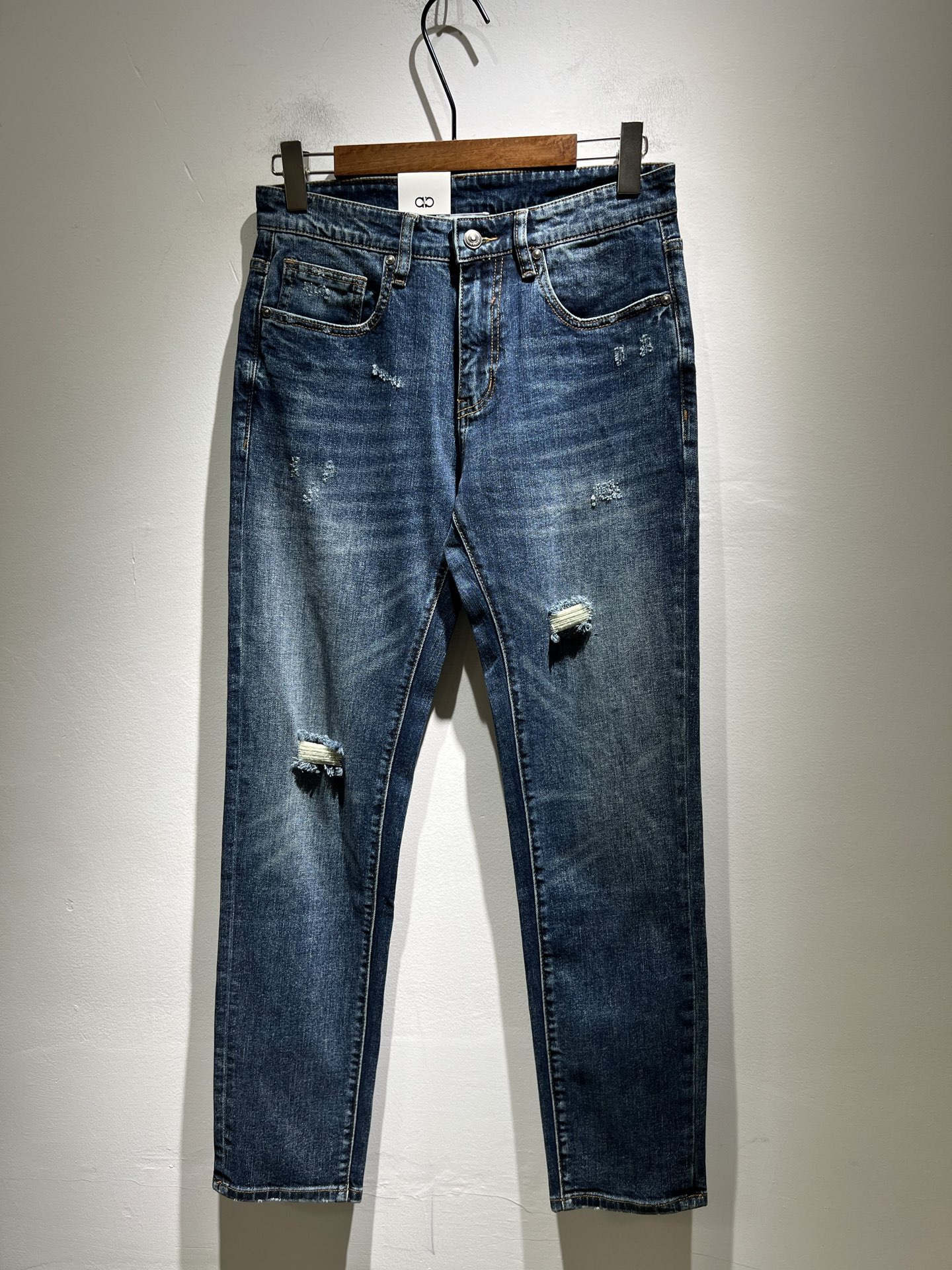 NO:478580,Ferraga*mo 2025 spring and summer new men's casual straight jeans original single quality, original single quality high-end fashion casual washing jeans, back waist leather metal Ferragamo LOGO logo, original single OEM factory channel; G.com is released simultaneously, the thickness just meets the needs of spring and summer outfits. The fabric is soft and has denim fabric. The beautiful washing process is just right, the craftsmanship is very prominent, the turning work is neat, and the perfect details are produced. The casual and versatile four-season model has the best effect on the upper body, showing the confidence temperament; all the details show the classic logo of perfect quality pants symbolizes the highest quality of the brand. Owning original hardware accessories is another fashion start!  Size 29-40, ferragamo, ferragamo, jeans, alexander wang19860909Ferraga*mo菲拉*慕2025春夏新款男款休闲小直筒牛仔裤 原单品质,原单品质高端时尚休闲水洗牛仔裤,后腰皮革金属菲拉格慕LOGO标识,原单代工厂渠道出品；G网同步发售,厚度刚好满足春夏穿搭需求 面料柔软具有牛仔面料 漂亮的水洗工艺,恰到好处的纯粹,工艺非常突出,车工走线整齐,完美细节出品.随意百搭的四季款,上身效果不紧绷极佳,彰显自信气质；所有细微处尽情展现完美品质裤子的经典Logo象征了品牌至高的品质,原厂五金配件 拥有,便是另一种时尚的开始 ！ 尺码29-40,,ferragamo,ferragamo,jeans,alexander wang,Men's clothing