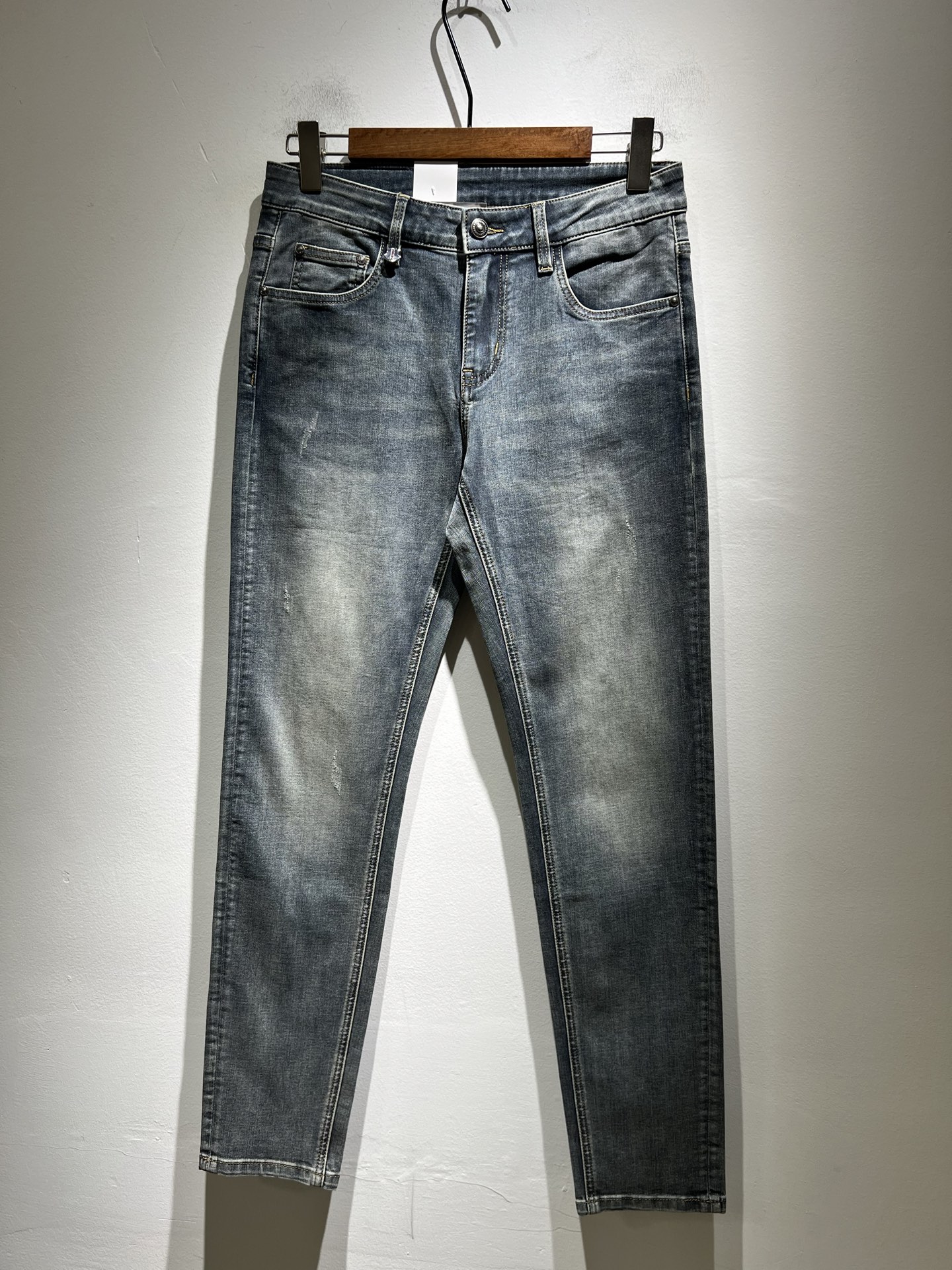 NO:478576,MONC Meng*kou's new spring and summer jeans are available in trading companies and are released on the official website at the same time!  M Scarce Channel Order Products, Quality Control Close Your Eyes to Accept It’s No Regret!  Customized original logo badge design!  This denim trousers are made of imported pure cotton fabrics!  The top denim fabric is carefully crafted, the ingredients are very basic but super perfect. The surface twill feels clear and natural, and the feel is really tough. The actual product will definitely make you convinced and can withstand the test of random counters!  The style is also very outstanding, and it is a super slim style. If you can meet it, please quickly accept it, which will save you a lot of effort in matching!  Size 29-40, jeans,alexander wang19860909MONC蒙*口2025春夏新款牛仔裤,贸易公司渠道稀出,同步官网发售！M稀缺渠道订单臻品,品质控闭眼收走的不后悔款！定制原版logo徽章设计！本款牛仔长裤选用客供进口纯棉面料！顶级牛仔面料精心制作,成份组合很基础却又是超完美,表面斜纹肌里感清晰自然,手感瓷实有韧性,实物到手绝对让你为之诚服,经得起随意柜台支验！版型方面也非常出色,属于超显瘦的版型,能碰到的就赶紧收下,会让你在搭配方面省下不少力！尺码29-40,,jeans,alexander wang,Men's clothing