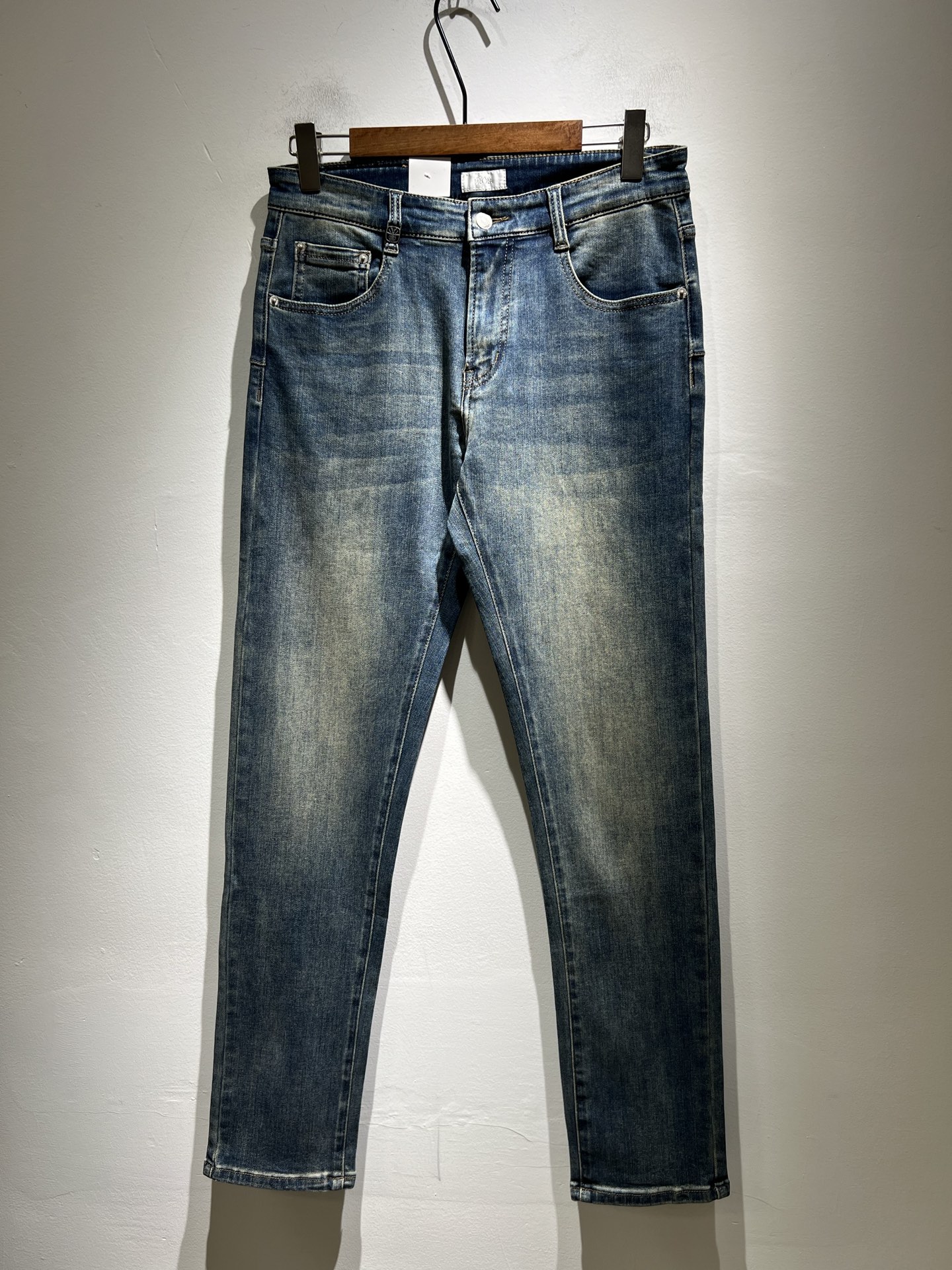 NO:478571,Dio*r Dijia 2025 spring and summer men's washing small straight jeans!  Trading company channel is awesome, with excellent quality, versatile versatile pants king in the fashion circle, European and American street photography mid-to-high frequency wear demonstration, leather waist brand logo design!  And it is a must-have item for luxury brands every season!  Very pure and minimalist design tone!  Adhering to the D family's consistent fashion proposition, it is quite eye-catching, and it demonstrates its ingenious craftsmanship and strongly posits its brand identity!  Customized Italian tannin fabrics are invincible in texture and have a charm, perfect style and tailoring, and excellent slimming effect. They can sweep the wardrobe and match any top set. They are widely compatible and casual, with full upper body shapes and invincible fashionable and versatile!  Size 29 -40,dior,dior,dior,jeans,alexander wang19860909Dio*r 迪家 2025春夏男士水洗小直筒牛仔裤！贸易公司渠道牛货,品相超赞,时尚圈万能的百搭裤王,欧美街拍中高频穿搭示范,皮革腰牌logo设计！且是奢侈品牌每季必出的单品！非常纯粹极简的设计基调！秉承了D家一贯的时尚主张,颇具看点,即彰显了匠心工艺又有力的标榜了品牌身份！客供意大利定制丹宁面料,质感无敌赞,颇具韵味,版型剪裁完美,提臀修身显瘦效果极佳,可横扫衣橱任何的上装搭配,兼容性广泛,休闲兼备,上身型款十足,无敌的时髦百搭神品！尺码29 -40,,dior,dior,dior,jeans,alexander wang,Men's clothing