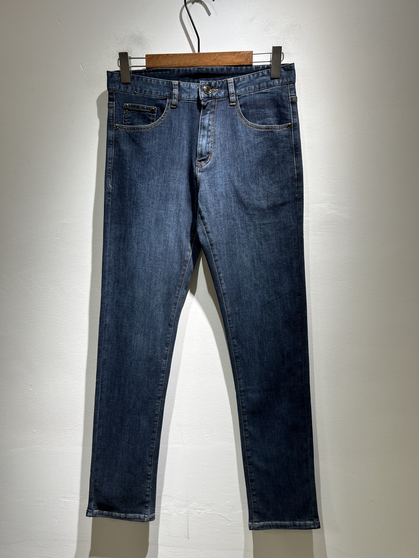 NO:478567,Zegna's new spring and summer 2025 new men's casual jeans, the finale of the channel has appeared!  !  Sold simultaneously at the counter!  It is no exaggeration to say that this trouser is made from the original OEM channel, not a bragging original OEM, but is a product from the domestic ready-to-wear OEM factory officially authorized by Jenia!  Therefore, the ratio of quantity and size is extremely short, so you can earn it if you grab it!  The best pants are officially unveiled!  !  !  !  !  !  Zegna's things have always been one of the only essential outfits for successful business people!  Not everyone can easily surpass the brand's high-end style and its own strong aura. No matter which season the style is, it is a standard temperament!  However, the fabric style is between business and casual and daily wear, and the waist design logo waist brand decoration!  Only Jenya, who can design a pair of trousers so well-suited to the public, is the only one who focuses on men's clothing, business and casualness!  Whether you wear this style in a casual occasion or in a business occasion, you must wear it well and be able to wear it to your own taste!  Pants that give yourself unlimited points!  Size 29-40, zegna, jeans, alexander wang19860909Zegna 杰尼亚 2025春夏新款男士休闲牛仔裤,压轴的渠道货出现了！！柜台同步销售！ 毫不夸张的说,此款裤装是原厂代工渠道的货,并不是吹牛的原厂代工,完全是由杰尼亚官方授权的国内成衣代工厂出来的产品！所以数量跟尺码配比都极度紧缺,抢到就是赚到！最好的裤装正式揭幕！！！！！！Zegna的东西,从来都是成功商务人士的专属必备行头之一！品牌高级的格调以及自带强大的气场并不是所有人都能轻易凌驾的.无论哪季的款式都是都是气质标配！但是面料版型又介乎于商务休闲跟日常穿着之间,腰身设计logo腰牌修饰！能将一款裤装设计到如此贴合大众穿着,也就只有专注于男装商务休闲的杰尼亚了！不论您是休闲场合穿搭,或者商务场合此款都能搭配的恰到好处要穿,就必须穿好的,能穿出属于自己品味的！给自己无限加分的裤子！尺码29-40,,zegna,jeans,alexander wang,Men's clothing