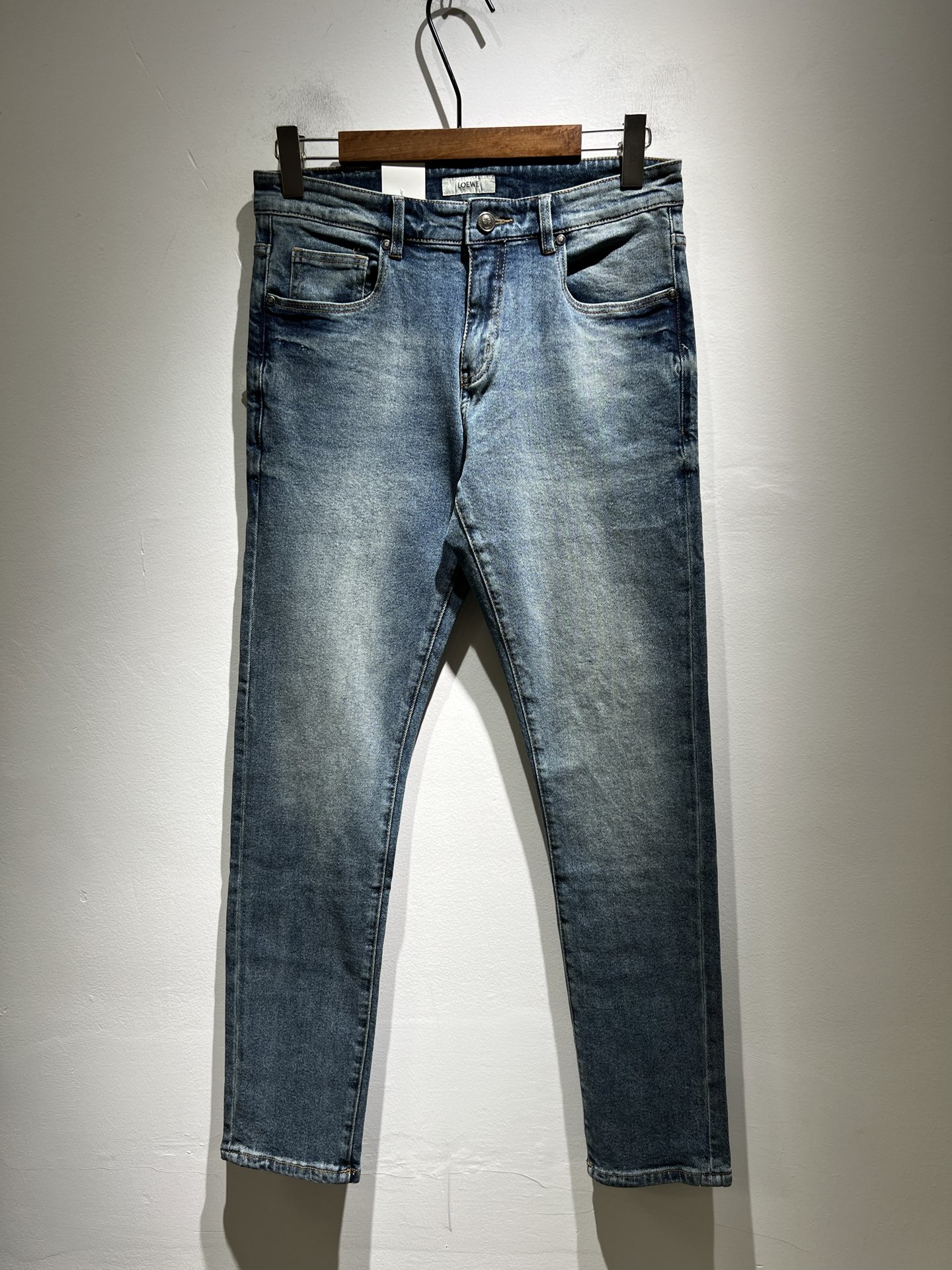 NO:478561,LO*WE/Luo*We 2025 spring and summer new men's fashion high-end casual pants, Hong Kong foreign business channel products, original Japanese products, pure blood quality, perfectly continues the essence and genes of LOE*'s home. From the main fabric to the detailed craftsmanship, all show the ingenuity of quality, use multiple brand elements to interpret, and choose precious cowhide material to build a logo waist brand leather design!  Identity manifestation that belongs to the soul!  Customer-supplied high-end imported pure cotton fabrics, very high-end and fashionable detailed craftsmanship, red ear cloth is completed by a specific antique loom. This element represents the identity and rank of jeans, which is very worthy of careful appreciation!  In terms of matching, it is invincible and explains the versatility in place, with ingenious details and exquisite accessories. The auxiliary materials are all provided by foreign merchants. They are tailored and slim, and the upper body is lifted with an excellent effect. They are a styling item that is hard to come by!  Size 30 -40, loewe, jeans, cowhide, alexander wang19860909LO*WE/罗*威2025春夏新品男士时装款高端休闲裤,香港洋行渠道货,日本原厂出品,纯血统品质,完美延续了LOE*家的精髓与基因,从主体面料到细节工艺,无不彰显出品质的匠心所在,运用多个品牌元素标识来诠释,选取矜贵的牛皮材质构建logo腰牌皮革设计！属于灵魂式的身份彰显！客供高级进口的纯棉面料,非常高级且时髦的细节工艺,赤耳布是由特定古董织布机完成,此元素代表着牛仔裤的身份及段位,非常值得细品悦人！在搭配上所向无敌,把百搭阐释到位,细节匠心考究,辅料皆为外商客供,剪裁合体修身,上身提臀效果绝佳,可遇而不可求的造型单品！尺码30 -40,,loewe,jeans,cowhide,alexander wang,Men's clothing