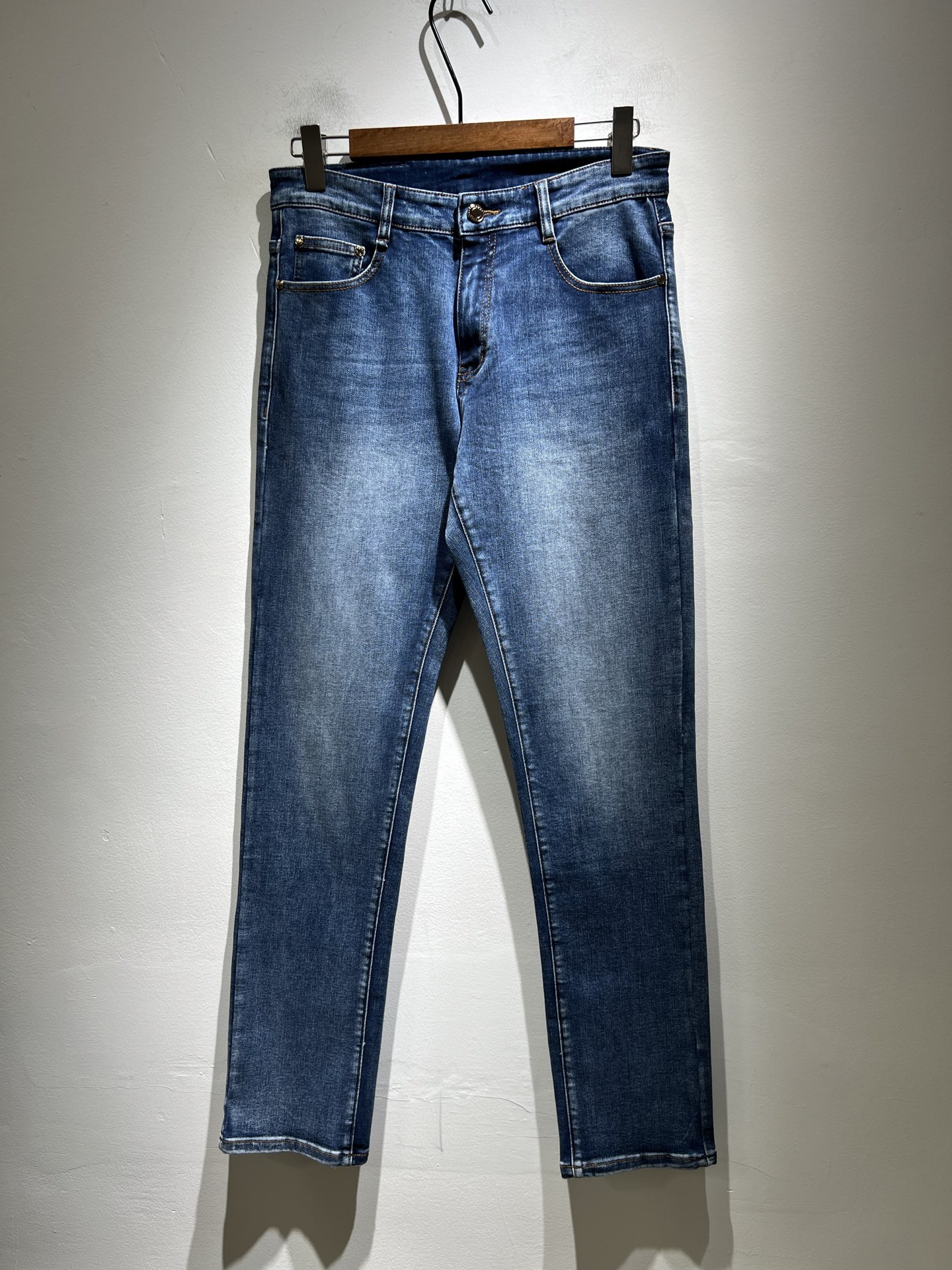 NO:478557,Guc* Gucci 2025 spring and summer new product for men's high-end casual and versatile four-season commuting slim tailoring jeans!  For fans, such a grand classic design is enough to plant grass at a glance. It is the most handsome series of all jeans this year. I only need to take a look and know that this will definitely be a sensational hit, and it is popular on the Internet. The classic slim three-dimensional tailoring style is equipped with the latest logo pattern waist brand craft design!  Very representative waist brand modification!  It simply and easily demonstrates the charm of the brand, and naturally presents specifications, grades, fashion and trendy effects. It matches the performance to easily create a high-end and high-end effect!  The top imported Japanese washing cowboy is made of cotton, and it is comfortable and breathable, and has a natural drape, which is suitable for all year round outfits!  !  This jeans are made of three-dimensional cut and straight-fitting style. The magic and practical wearability of the single match are understandable. Whether you are wearing daily clothes or appearing on the high street, it is the best choice. It is super charming!  It also demonstrates the authentic BUR original flavor, and it also perfectly shows its specifications and rank!  Obviously, this is a big and powerful product that you must collect. You must collect this product and highly recommend it!  Size 30-40 37 39, burberry, gucci, jeans, alexander wang19860909Guc*古奇 2025春夏新品男士高端休闲百搭四季通勤修身剪裁牛仔裤！对于粉丝来说,这样大气的经典设计足矣一眼种草,是今年所有牛仔裤当中最帅的一个系列,我只需要看一眼就知道,这绝对会是一个引起轰动的爆款,而且全网风靡,经典的修身立体剪裁版型打造,配置了最新的logo图案腰牌工艺设计！极具代表性腰牌修饰！简单轻松的彰显出品牌魅力所在,自然而然的呈现规格,档次,时髦以及新潮效果,搭配性能满分,轻松穿出高级感与高端效果！顶级的进口日本洗水牛仔棉质打造,并舒适透气感满分,且垂感自然,适合一年四季的穿搭所需！！此款牛仔裤采用了立体裁剪小直筒版型打造,其单配魔力与实穿性是无可厚非的,不管你是日常穿搭还是高街出镜都是不二之选,超具魅力！更是彰显了地地道道的的BUR原味,同时也是完美的展现了其规格和段位所在！很显然,这是一款绝对要收的重磅好货,此款你都必须要收,极力推荐的好货！尺码30-40 37 39,,burberry,gucci,jeans,alexander wang,Men's clothing