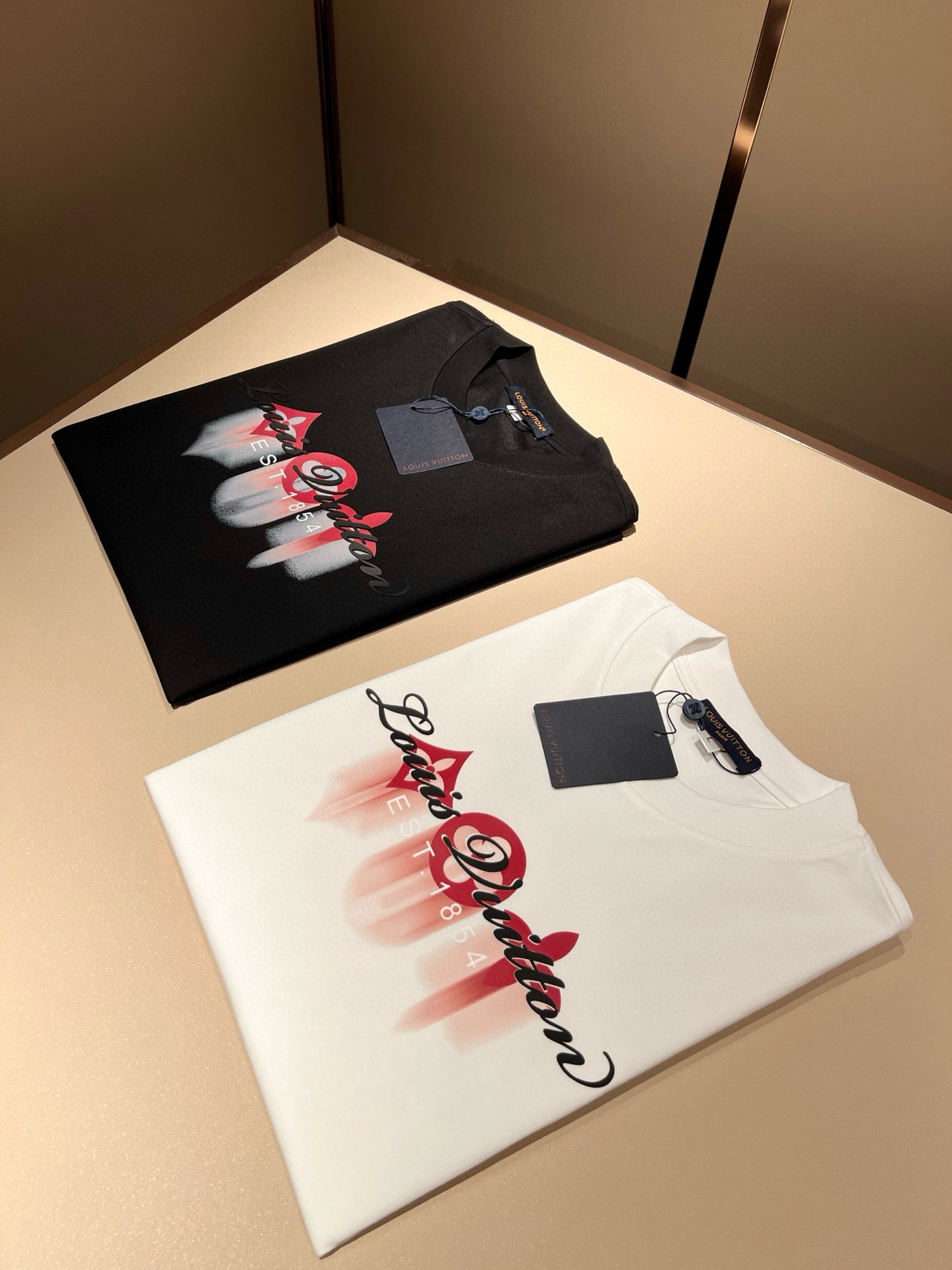 NO:478540,LouisVuitt*Louis*Deng The new series of spring and summer 2025 products are launched, a very fashionable and avant-garde short-sleeved T-shirt for men and women, with logo logo pattern and printing decoration!  Different from the past, it declares the design concept that has been passed down for many years in the brand!  Its eye-catchingness is no less than any classic style, perfectly presenting the fashionable, high-end and luxurious feeling in front of the world!  Made of imported cotton materials, selected high-quality pure cotton fabrics, soft and soft to the touch, the real thing is definitely beyond your imagination, close to the body and breathable, even if you sweat profusely, you will not feel greasy or stuffy, and will bring sweating and moisture absorption to the extreme!  Size M-4XL, louis vuitton,louis vuitton,t-shirt,tees,t-shirt,alexander wang19860909LouisVuitt*路易*登 2025春夏全新系列单品上线,非常时髦前卫的一款男女同款短袖T恤,标识logo图案印花修饰！区别于以往的不同,宣示品牌传承多年的设计理念！其吸睛度完全不亚于任何经典款式,将时髦高级感与奢华感完美呈现在世人眼前！客供进口全棉材质制成,精选优质纯棉面料,触感软糯亲肤细腻,实物到手绝对超乎你的想象,贴身无比舒适透气,即便是汗流浃背也不会有腻身及闷热感可言,将排汗吸湿性发挥到了极致！尺码M-4XL,,louis vuitton,louis vuitton,T-shirt,tees，t-shirt,alexander wang,Men's clothing