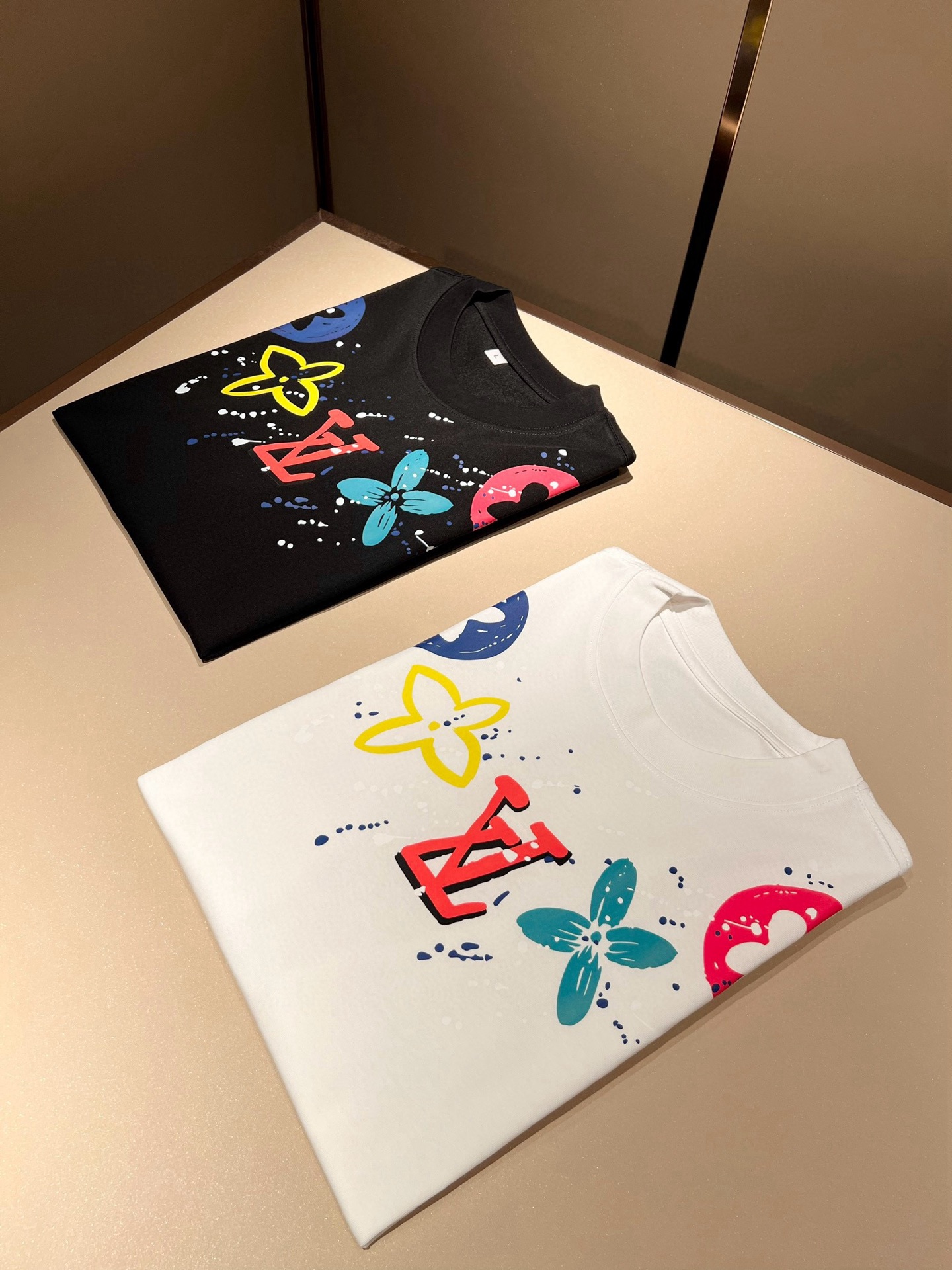 NO:480953,LouisVuitt*Louis*Deng The new series of spring and summer 2025 products are launched, a very fashionable and avant-garde short-sleeved T-shirt for men and women, with logo logo pattern and printing decoration!  Different from the past, it declares the design concept that has been passed down for many years in the brand!  Its eye-catchingness is no less than any classic style, perfectly presenting the fashionable, high-end and luxurious feeling in front of the world!  Made of imported cotton materials, selected high-quality pure cotton fabrics, soft and soft to the touch, the real thing is definitely beyond your imagination, close to the body and breathable, even if you sweat profusely, you will not feel greasy or stuffy, and will bring sweating and moisture absorption to the extreme!  Size M-4XL, louis vuitton,louis vuitton,t-shirt,tees,t-shirt,alexander wang19860909LouisVuitt*路易*登 2025春夏全新系列单品上线,非常时髦前卫的一款男女同款短袖T恤,标识logo图案印花修饰！区别于以往的不同,宣示品牌传承多年的设计理念！其吸睛度完全不亚于任何经典款式,将时髦高级感与奢华感完美呈现在世人眼前！客供进口全棉材质制成,精选优质纯棉面料,触感软糯亲肤细腻,实物到手绝对超乎你的想象,贴身无比舒适透气,即便是汗流浃背也不会有腻身及闷热感可言,将排汗吸湿性发挥到了极致！尺码M-4XL,,louis vuitton,louis vuitton,T-shirt,tees，t-shirt,alexander wang,Men's clothing