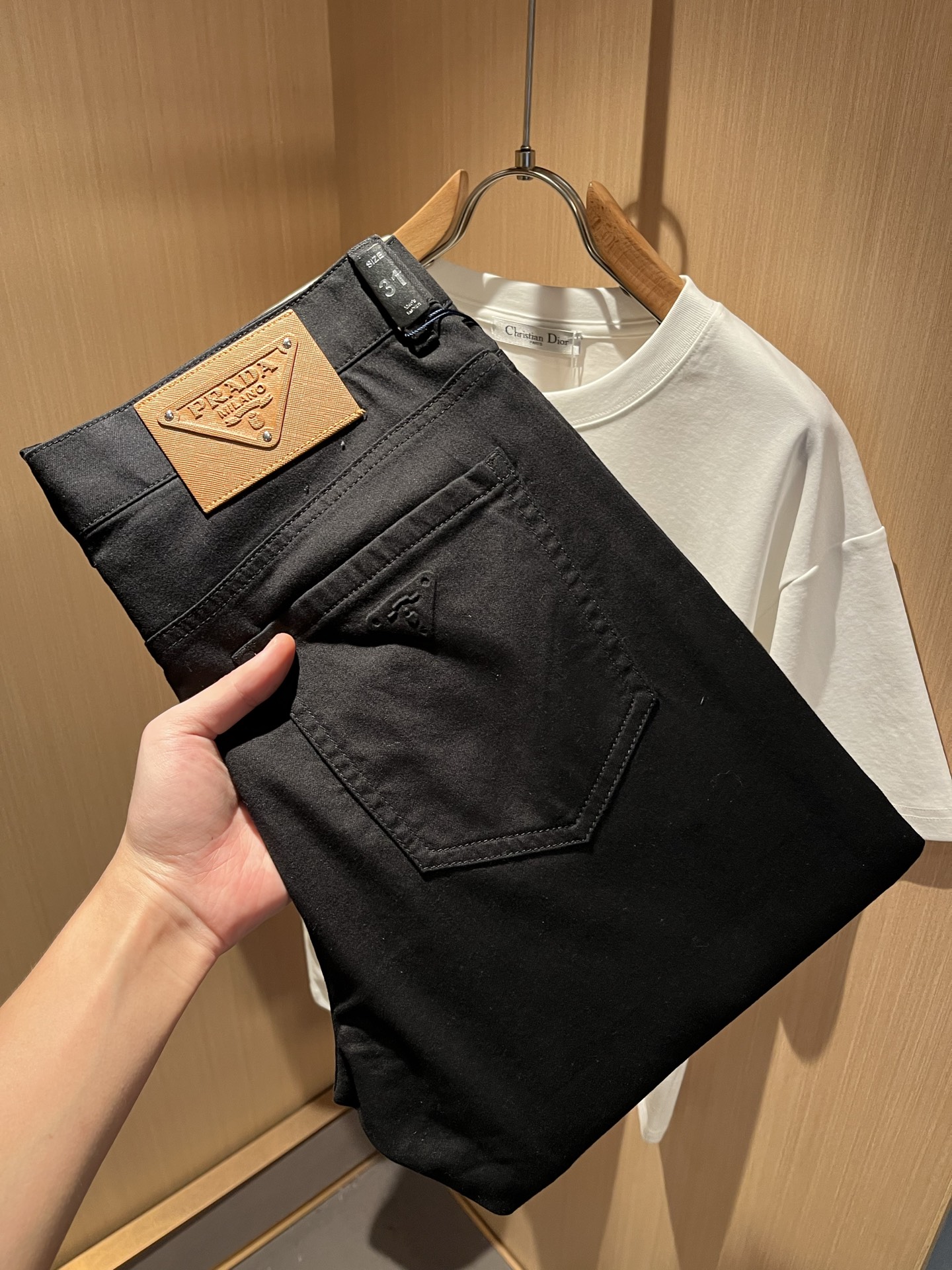 NO:486818,PRA*DA New products for spring and summer are on sale!  Denim is high-end, versatile and pragmatic, and not sensational!  Limited editions in Hong Kong, Macao and Taiwan!  !  Three-dimensional cut cotton material!  The Taiwan foreign trade company undertakes the exquisite and delicate materials, which seems to be Prada's patented high-quality custom-made original hardware logo design!  Not only in the material, color and style, the life philosophy behind the design just fits the dual mentality of modern people's pursuit of personal practicality and fashion aesthetics, and achieves a perfect balance between function and aesthetics. It is not only the display of fashion trends, but also the ultimate of modern aesthetics. P's vision does not limit the indispensable components of the core value of fashion brands, another alternative to mature styles and sizes 29-40, prada, prada, alexander wang19860909PRA*DA 普拉达 春夏新品发售！牛仔高级百搭实用主义不哗众取宠！港澳台地区限定款！！立体裁剪纯棉材质！台湾外贸公司承接、材质精致细腻似乎是普拉达专利品质上乘 定制原版五金logo设计！不仅在材料、颜色与款式工夫,设计背后的生活哲学正巧契合现代人追求切身实用与流行美观的双重心态,在机能与美学之间取得完美平衡,不但是时尚潮流的展现,更是现代美学的极致.P的视野并没有局限时尚品牌核心价值中不可或缺的组成部分、的另一种选择替代风格成熟、尺码29-40,,prada,prada,alexander wang,Men's clothing