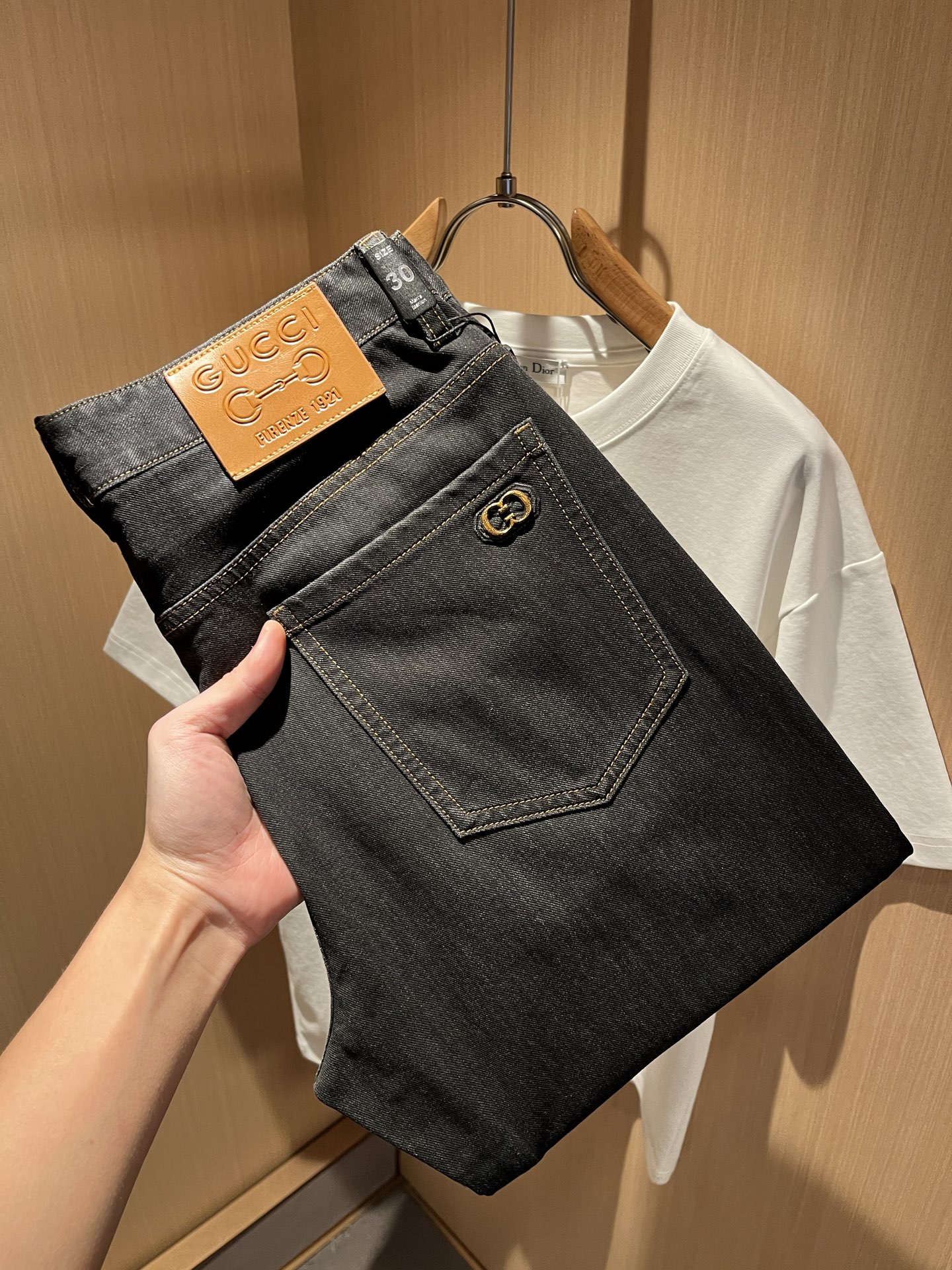 NO:486861,Guc* Gucci New spring and summer products for men's high-end casual and versatile four-season commuting slim tailoring jeans!  For fans, such a grand classic design is enough to plant grass at a glance. It is the most handsome series of all jeans this year. I only need to take a look and know that this will definitely be a sensational hit, and it is popular on the Internet. The classic slim three-dimensional tailoring style is equipped with the latest logo pattern waist brand craft design!  Very representative waist brand modification!  It simply and easily demonstrates the charm of the brand, and naturally presents specifications, grades, fashion and trendy effects. It matches the performance to easily create a high-end and high-end effect!  The top imported Japanese washing cowboy is made of cotton, and it is comfortable and breathable, and has a natural drape, which is suitable for all year round outfits!  !  This jeans are made of three-dimensional cut and straight-fitting style. The magic and practical wearability of the single match are understandable. Whether you are wearing daily clothes or appearing on the high street, it is the best choice. It is super charming!  It also demonstrates the authentic BUR original flavor, and it also perfectly shows its specifications and rank!  Obviously, this is a big and powerful product that you must collect. You must collect this product and highly recommend it!  Size 30-40 37 39, burberry, gucci, jeans, alexander wang19860909Guc*古奇 春夏新品男士高端休闲百搭四季通勤修身剪裁牛仔裤！对于粉丝来说,这样大气的经典设计足矣一眼种草,是今年所有牛仔裤当中最帅的一个系列,我只需要看一眼就知道,这绝对会是一个引起轰动的爆款,而且全网风靡,经典的修身立体剪裁版型打造,配置了最新的logo图案腰牌工艺设计！极具代表性腰牌修饰！简单轻松的彰显出品牌魅力所在,自然而然的呈现规格,档次,时髦以及新潮效果,搭配性能满分,轻松穿出高级感与高端效果！顶级的进口日本洗水牛仔棉质打造,并舒适透气感满分,且垂感自然,适合一年四季的穿搭所需！！此款牛仔裤采用了立体裁剪小直筒版型打造,其单配魔力与实穿性是无可厚非的,不管你是日常穿搭还是高街出镜都是不二之选,超具魅力！更是彰显了地地道道的的BUR原味,同时也是完美的展现了其规格和段位所在！很显然,这是一款绝对要收的重磅好货,此款你都必须要收,极力推荐的好货！尺码30-40 37 39,,burberry,gucci,jeans,alexander wang,Men's clothing